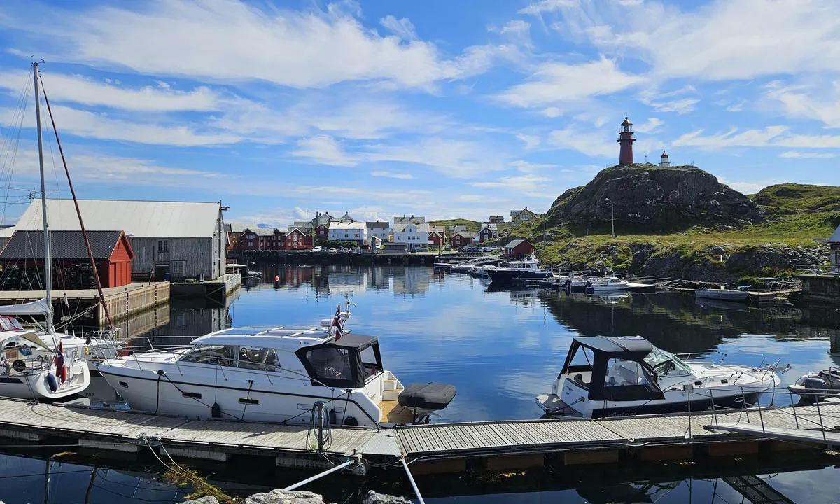 Ona Gjestebrygge: {"base": "no", "no": "Bilde tatt p\u00e5 moloen mot \"sentrum\"", "se": "Bild tagen fr\u00e5n piren mot 'centrum'", "en": "Picture taken on the breakwater towards the 'center'", "da": "Billede taget p\u00e5 molen mod 'centrum'", "fr": "Photo prise sur la jet\u00e9e vers le \"centre\"", "de": "Bild vom Wellenbrecher in Richtung \"Zentrum\"", "es": "Foto tomado en el espig\u00f3n hacia el 'centro'", "it": "Immagine presa dal molo verso il 'centro'", "pt": "Imagem tirada no quebra-mar em dire\u00e7\u00e3o ao 'centro'", "nl": "Foto genomen op de pier richting het 'centrum'", "pl": "Zdj\u0119cie zrobione na molo w kierunku 'centrum'", "uk": "\u0417\u043e\u0431\u0440\u0430\u0436\u0435\u043d\u043d\u044f \u0437\u0440\u043e\u0431\u043b\u0435\u043d\u043e \u043d\u0430 \u043c\u043e\u043b\u0456 \u0432 \u043d\u0430\u043f\u0440\u044f\u043c\u043a\u0443 '\u0446\u0435\u043d\u0442\u0440\u0443'", "ro": "Imagine luat\u0103 de pe dig spre \u201ecentrul\u201d", "tr": "Dalgak\u0131randan 'merkez'e do\u011fru \u00e7ekilen foto\u011fraf", "el": "\u0395\u03b9\u03ba\u03cc\u03bd\u03b1 \u03c4\u03c1\u03b1\u03b2\u03b7\u03b3\u03bc\u03ad\u03bd\u03b7 \u03c3\u03c4\u03bf\u03bd \u03bc\u03cc\u03bb\u03bf \u03c0\u03c1\u03bf\u03c2 \u03c4\u03bf \"\u03ba\u03ad\u03bd\u03c4\u03c1\u03bf\"", "cs": "Fotografie po\u0159\u00edzen\u00e1 na molu sm\u011brem k \"centru\"", "hu": "K\u00e9p a m\u00f3l\u00f3r\u00f3l a \u201ek\u00f6zpont\u201d fel\u00e9", "fi": "Kuva otettu aallonmurtajalta kohti \"keskustaa\"", "bg": "\u0421\u043d\u0438\u043c\u043a\u0430 \u043d\u0430\u043f\u0440\u0430\u0432\u0435\u043d\u0430 \u043d\u0430 \u043c\u043e\u043b\u0430 \u043a\u044a\u043c \u201e\u0446\u0435\u043d\u0442\u044a\u0440\u0430\u201c", "sr": "\u0421\u043b\u0438\u043a\u0430 \u0441\u043d\u0438\u043c\u0459\u0435\u043d\u0430 \u0441\u0430 \u043c\u043e\u043b\u0430 \u043f\u0440\u0435\u043c\u0430 \u201e\u0446\u0435\u043d\u0442\u0440\u0443\u201c", "et": "Foto tehtud kai pealt \u201ekeskuse\u201c suunas", "lv": "Att\u0113ls uz\u0146emts uz molas pret \"centru\"", "lt": "Nuotrauka daryta nuo molos link \u201ecentro\u201c"}