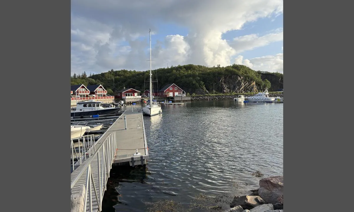 Onøy Havn: {"base": "no", "no": "Gjestebrygge med god dybde rett innenfor innl\u00f8pet. Servicehus med en gjestebrygge til ses bak seilb\u00e5ten, noe grunnere der.", "se": "G\u00e4stbrygga med bra djup precis innanf\u00f6r inloppet. Servicehus med en g\u00e4stbrygga syns bakom segelb\u00e5ten, n\u00e5got grundare d\u00e4r.", "en": "Guest dock with good depth just inside the entrance. Service building with an additional guest dock can be seen behind the sailboat, somewhat shallower there.", "da": "G\u00e6stebro med god dybde lige indenfor indl\u00f8bet. Servicehus med en g\u00e6stebro kan ses bag sejlb\u00e5den, noget grundere der.", "fr": "Quai pour invit\u00e9s avec une bonne profondeur juste \u00e0 l'int\u00e9rieur de l'entr\u00e9e. Maison de service avec un quai pour invit\u00e9s visible derri\u00e8re le voilier, un peu plus peu profond l\u00e0.", "de": "G\u00e4stepier mit guter Tiefe direkt innerhalb der Einfahrt. Ein Servicehaus mit einer G\u00e4stepier ist hinter dem Segelboot zu sehen, dort ist es etwas flacher.", "es": "Muelle de invitados con buena profundidad justo dentro de la entrada. Casa de servicios con un muelle de invitados visible detr\u00e1s del velero, algo m\u00e1s superficial all\u00ed.", "it": "Pontile per ospiti con buona profondit\u00e0 subito all'interno dell'ingresso. Casa di servizio con un molo per ospiti visto dietro la barca a vela, un po' pi\u00f9 basso l\u00ec.", "pt": "P\u00eder para visitantes com boa profundidade logo dentro da entrada. Casa de servi\u00e7os com um p\u00eder para visitantes pode ser vista atr\u00e1s do veleiro, um pouco mais raso ali.", "nl": "Gastensteiger met goede diepte direct binnen de ingang. Servicehuis met een gastensteiger achter de zeilboot te zien, iets ondieper daar.", "pl": "Pomost go\u015bcinny z dobr\u0105 g\u0142\u0119boko\u015bci\u0105 tu\u017c przy wej\u015bciu do portu. Dom us\u0142ugowy z drugim pomostem go\u015bcinnym znajduje si\u0119 za \u017cagl\u00f3wk\u0105, tam jest troch\u0119 p\u0142ycej.", "uk": "\u0413\u043e\u0441\u0442\u044c\u043e\u0432\u0438\u0439 \u043f\u0440\u0438\u0447\u0430\u043b \u0437 \u0445\u043e\u0440\u043e\u0448\u043e\u044e \u0433\u043b\u0438\u0431\u0438\u043d\u043e\u044e \u043f\u0440\u044f\u043c\u043e \u0432\u0441\u0435\u0440\u0435\u0434\u0438\u043d\u0456 \u0432\u0445\u043e\u0434\u0443. \u0421\u0435\u0440\u0432\u0456\u0441\u043d\u0438\u0439 \u0431\u0443\u0434\u0438\u043d\u043e\u043a \u0437 \u0433\u043e\u0441\u0442\u044c\u043e\u0432\u0438\u043c \u043f\u0440\u0438\u0447\u0430\u043b\u043e\u043c \u0432\u0438\u0434\u043d\u043e \u0437\u0430 \u0432\u0456\u0442\u0440\u0438\u043b\u044c\u043d\u0438\u043c \u0447\u043e\u0432\u043d\u043e\u043c, \u0433\u043b\u0438\u0431\u0438\u043d\u0430 \u0442\u0430\u043c \u0442\u0440\u043e\u0445\u0438 \u043c\u0435\u043d\u0448\u0430.", "ro": "Pontoon pentru oaspe\u021bi, cu ad\u00e2ncime bun\u0103, chiar \u00een interiorul intr\u0103rii. Cas\u0103 de servicii cu un ponton pentru oaspe\u021bi vizibil \u00een spatele b\u0103rcii cu p\u00e2nze, pu\u021bin mai pu\u021bin ad\u00e2nc acolo.", "tr": "Giri\u015fin hemen i\u00e7inde iyi derinlikte misafir iskelesi. Bir misafir iskelesi ile i\u00e7 k\u0131s\u0131mdaki hizmet binas\u0131 yelkenli teknenin arkas\u0131nda g\u00f6r\u00fcn\u00fcyor, burada derinlik biraz daha az.", "el": "\u0391\u03c0\u03bf\u03b2\u03ac\u03b8\u03c1\u03b1 \u03b5\u03c0\u03b9\u03c3\u03ba\u03b5\u03c0\u03c4\u03ce\u03bd \u03bc\u03b5 \u03ba\u03b1\u03bb\u03cc \u03b2\u03ac\u03b8\u03bf\u03c2 \u03b1\u03ba\u03c1\u03b9\u03b2\u03ce\u03c2 \u03bc\u03ad\u03c3\u03b1 \u03b1\u03c0\u03cc \u03c4\u03b7\u03bd \u03b5\u03af\u03c3\u03bf\u03b4\u03bf. \u03a4\u03bf \u03ba\u03c4\u03af\u03c1\u03b9\u03bf \u03c5\u03c0\u03b7\u03c1\u03b5\u03c3\u03b9\u03ce\u03bd \u03bc\u03b5 \u03bc\u03b9\u03b1 \u03b1\u03c0\u03bf\u03b2\u03ac\u03b8\u03c1\u03b1 \u03b5\u03c0\u03b9\u03c3\u03ba\u03b5\u03c0\u03c4\u03ce\u03bd \u03b5\u03af\u03bd\u03b1\u03b9 \u03bf\u03c1\u03b1\u03c4\u03cc \u03c0\u03af\u03c3\u03c9 \u03b1\u03c0\u03cc \u03c4\u03bf \u03b9\u03c3\u03c4\u03b9\u03bf\u03c6\u03cc\u03c1\u03bf, \u03b1\u03bb\u03bb\u03ac \u03b5\u03ba\u03b5\u03af \u03b5\u03af\u03bd\u03b1\u03b9 \u03c0\u03b9\u03bf \u03c1\u03b7\u03c7\u03ac.", "cs": "Hostuj\u00edc\u00ed molo s dobrou hloubkou t\u011bsn\u011b uvnit\u0159 vjezdu. Slu\u017eebn\u00ed budova s hostuj\u00edc\u00edm molem je viditeln\u00e1 za plachetnic\u00ed, tam je to o n\u011bco m\u011bl\u010d\u00ed.", "hu": "Vend\u00e9gm\u00f3l\u00f3 j\u00f3 m\u00e9lys\u00e9ggel k\u00f6zvetlen\u00fcl a bej\u00e1rat belsej\u00e9ben. A szolg\u00e1ltat\u00e1sok h\u00e1za egy vend\u00e9gm\u00f3l\u00f3val l\u00e1that\u00f3 a vitorl\u00e1s haj\u00f3 m\u00f6g\u00f6tt, ott sek\u00e9lyebb.", "fi": "Vieraslaituri, jossa on hyv\u00e4 syvyys heti sis\u00e4\u00e4ntulon sis\u00e4puolella. Palvelurakennus, jossa on toinen vieraslaituri, n\u00e4kyy purjeveneen takana, hieman matalampaa siell\u00e4.", "bg": "\u041f\u0440\u0438\u0441\u0442\u0430\u043d \u0437\u0430 \u0433\u043e\u0441\u0442\u0438 \u0441 \u0434\u043e\u0431\u0440\u0430 \u0434\u044a\u043b\u0431\u043e\u0447\u0438\u043d\u0430 \u043d\u0435\u043f\u043e\u0441\u0440\u0435\u0434\u0441\u0442\u0432\u0435\u043d\u043e \u0432\u044a\u0442\u0440\u0435 \u0432 \u0432\u0445\u043e\u0434\u0430. \u0421\u0435\u0440\u0432\u0438\u0437\u043d\u0430 \u043a\u044a\u0449\u0430 \u0441 \u043f\u0440\u0438\u0441\u0442\u0430\u043d \u0437\u0430 \u0433\u043e\u0441\u0442\u0438 \u0441\u0435 \u0432\u0438\u0436\u0434\u0430 \u0437\u0430\u0434 \u0432\u0435\u0442\u0440\u043e\u0445\u043e\u0434\u043d\u0430\u0442\u0430 \u043b\u043e\u0434\u043a\u0430, \u043c\u0430\u043b\u043a\u043e \u043f\u043e-\u043f\u043b\u0438\u0442\u043a\u043e \u0442\u0430\u043c.", "sr": "Pristani\u0161te za goste sa dobrom dubinom odmah unutar ulaza. Uslu\u017ena ku\u0107a sa pristani\u0161tem za goste mo\u017ee se videti iza jedrilice, ne\u0161to pli\u0107e tamo.", "et": "K\u00fclaliskaar koos hea s\u00fcgavusega otse sissep\u00e4\u00e4su juures. Teenindushoone k\u00fclaliskaiga on n\u00e4ha purjeka taga, seal on veidi madalam.", "lv": "Viesu piest\u0101tne ar labu dzi\u013cumu tie\u0161i aiz ieejas. Servisa \u0113ka ar viesu piest\u0101tni redzama aiz burulaivas, tur ir nedaudz sekl\u0101k.", "lt": "Sve\u010dio prieplauka su geru gyliu i\u0161 karto u\u017e \u012fplaukos. Aptarnavimo namas su sve\u010dio prieplauka matomas u\u017e burlaivio, ten \u0161iek tiek sekliau."}