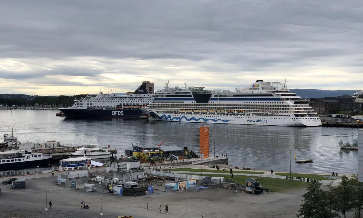 Operabukta: Be aware that large ships enter and leave the port at all times of day and night. Make sure to keep good distance and be clearly marked with lights. Picture taken from the Opera side, towards Vippetangen where these two cruise ships are docked.