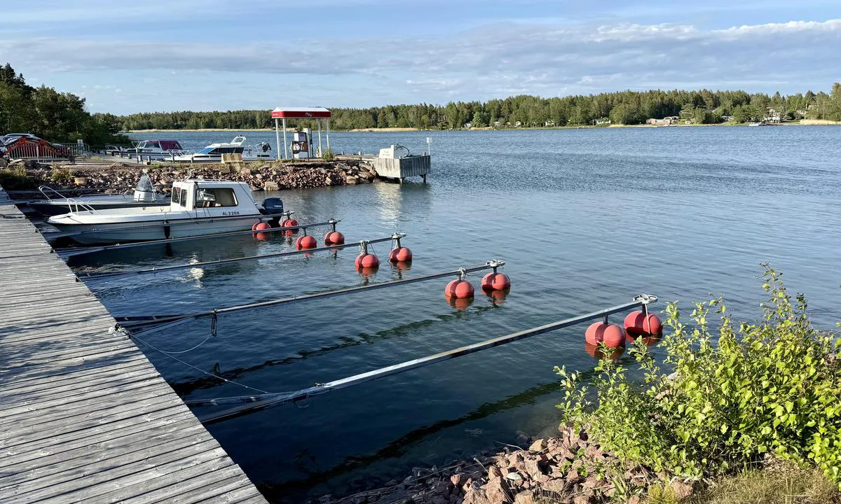 Öra small boat harbour: {"base": "en", "no": "Sm\u00e5b\u00e5tbrygger og bensinstasjon bak", "se": "Sm\u00e5b\u00e5tsbryggor och bensinstation i bakgrunden", "en": "Small boat docks and gas station in back", "da": "Sm\u00e5 b\u00e5dpladser og benzinstation bagved", "fr": "Petits quais pour bateaux et station d'essence \u00e0 l'arri\u00e8re", "de": "Kleine Bootsdocks und Tankstelle im hinteren Bereich", "es": "Muelles para barcos peque\u00f1os y estaci\u00f3n de gas en la parte trasera", "it": "Pontili per piccole imbarcazioni e stazione di servizio sul retro", "pt": "Docks para pequenas embarca\u00e7\u00f5es e posto de gasolina ao fundo", "nl": "Kleine bootdokken en tankstation aan de achterkant", "pl": "Ma\u0142e doki dla \u0142odzi i stacja benzynowa w tyle", "uk": "\u041f\u0440\u0438\u0447\u0430\u043b\u0438 \u0434\u043b\u044f \u043c\u0430\u043b\u0438\u0445 \u0441\u0443\u0434\u0435\u043d \u0442\u0430 \u0437\u0430\u043f\u0440\u0430\u0432\u043d\u0430 \u0441\u0442\u0430\u043d\u0446\u0456\u044f \u043d\u0430 \u0437\u0430\u0434\u043d\u044c\u043e\u043c\u0443 \u043f\u043b\u0430\u043d\u0456", "ro": "Dane pentru b\u0103rci mici \u0219i sta\u021bie de alimentare \u00een spate", "tr": "K\u00fc\u00e7\u00fck tekne iskeleleri ve arka tarafta benzin istasyonu", "el": "\u039c\u03b9\u03ba\u03c1\u03ad\u03c2 \u03c0\u03c1\u03bf\u03b2\u03bb\u03ae\u03c4\u03b5\u03c2 \u03c3\u03ba\u03b1\u03c6\u03ce\u03bd \u03ba\u03b1\u03b9 \u03b2\u03b5\u03bd\u03b6\u03b9\u03bd\u03ac\u03b4\u03b9\u03ba\u03bf \u03c3\u03c4\u03bf \u03c0\u03af\u03c3\u03c9 \u03bc\u03ad\u03c1\u03bf\u03c2", "cs": "Mal\u00e9 p\u0159\u00edstavi\u0161t\u011b pro \u010dluny a \u010derpac\u00ed stanice v pozad\u00ed", "hu": "Kishaj\u00f3 kik\u00f6t\u0151k \u00e9s benzink\u00fat h\u00e1tul", "fi": "Pienvenelaiturit ja huoltoasema takana", "bg": "\u041c\u0430\u043b\u043a\u0438 \u043f\u0440\u0438\u0441\u0442\u0430\u043d\u0438\u0449\u0430 \u0437\u0430 \u043b\u043e\u0434\u043a\u0438 \u0438 \u0431\u0435\u043d\u0437\u0438\u043d\u043e\u0441\u0442\u0430\u043d\u0446\u0438\u044f \u043e\u0442\u0437\u0430\u0434", "sr": "Mali pristan za \u010damce i benzinska stanica u pozadini", "et": "V\u00e4ikelaevasadamad ja bensiinijaam taga", "lv": "Maz\u0101s laivas piest\u0101tnes un degvielas uzpildes stacija aizmugur\u0113", "lt": "Ma\u017e\u0173 laiv\u0173 prieplaukos ir degalin\u0117 gale"}