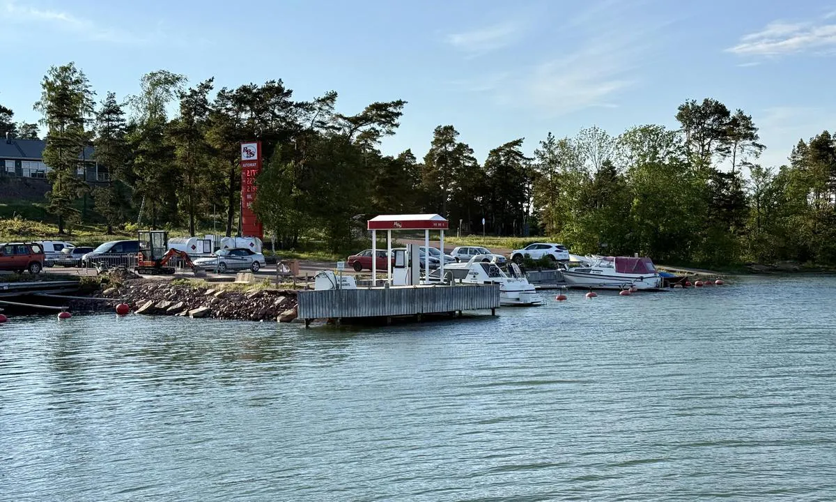 Öra small boat harbour: {"base": "en", "no": "Gass- og septikbrygge", "se": "Gas- och avloppsbrygga", "en": "Gas and sewage dock", "da": "Gas- og spildevandsbro", "fr": "Quai de ravitaillement en carburant et \u00e9vacuation des eaux us\u00e9es", "de": "Gas- und Abwasseranleger", "es": "Muelle de gas y aguas residuales", "it": "Molo di rifornimento carburante e scarico acque nere", "pt": "Doca de G\u00e1s e Esgoto", "nl": "Gas- en rioolsteiger", "pl": "Stacja gazu i \u015bciek\u00f3w", "uk": "\u041f\u0440\u0438\u0447\u0430\u043b \u0434\u043b\u044f \u0433\u0430\u0437\u0443 \u0442\u0430 \u0441\u0442\u0456\u0447\u043d\u0438\u0445 \u0432\u043e\u0434", "ro": "Doc de alimentare cu gaz \u0219i de evacuare a apelor uzate", "tr": "Gaz ve la\u011f\u0131m iskelesi", "el": "\u03a0\u03c1\u03bf\u03b2\u03bb\u03ae\u03c4\u03b1 \u03ba\u03b1\u03c5\u03c3\u03af\u03bc\u03c9\u03bd \u03ba\u03b1\u03b9 \u03bb\u03c5\u03bc\u03ac\u03c4\u03c9\u03bd", "cs": "Molo pro plyn a odpadn\u00ed vody", "hu": "G\u00e1z- \u00e9s szennyv\u00edz m\u00f3l\u00f3", "fi": "Kaasu- ja j\u00e4tevesilaituri", "bg": "\u0413\u0430\u0437\u043e\u0432\u0438 \u0438 \u043e\u0442\u043f\u0430\u0434\u044a\u0447\u043d\u0438 \u043a\u0435\u0439\u043e\u0432\u0435", "sr": "Dok za gorivo i otpadne vode", "et": "Gaas ja reovee kai", "lv": "G\u0101zes un notek\u016bde\u0146u piest\u0101tne", "lt": "Duj\u0173 ir nuotek\u0173 prieplauka"}