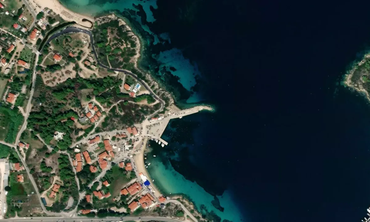 Flyfoto av Ormos Panagias town quay