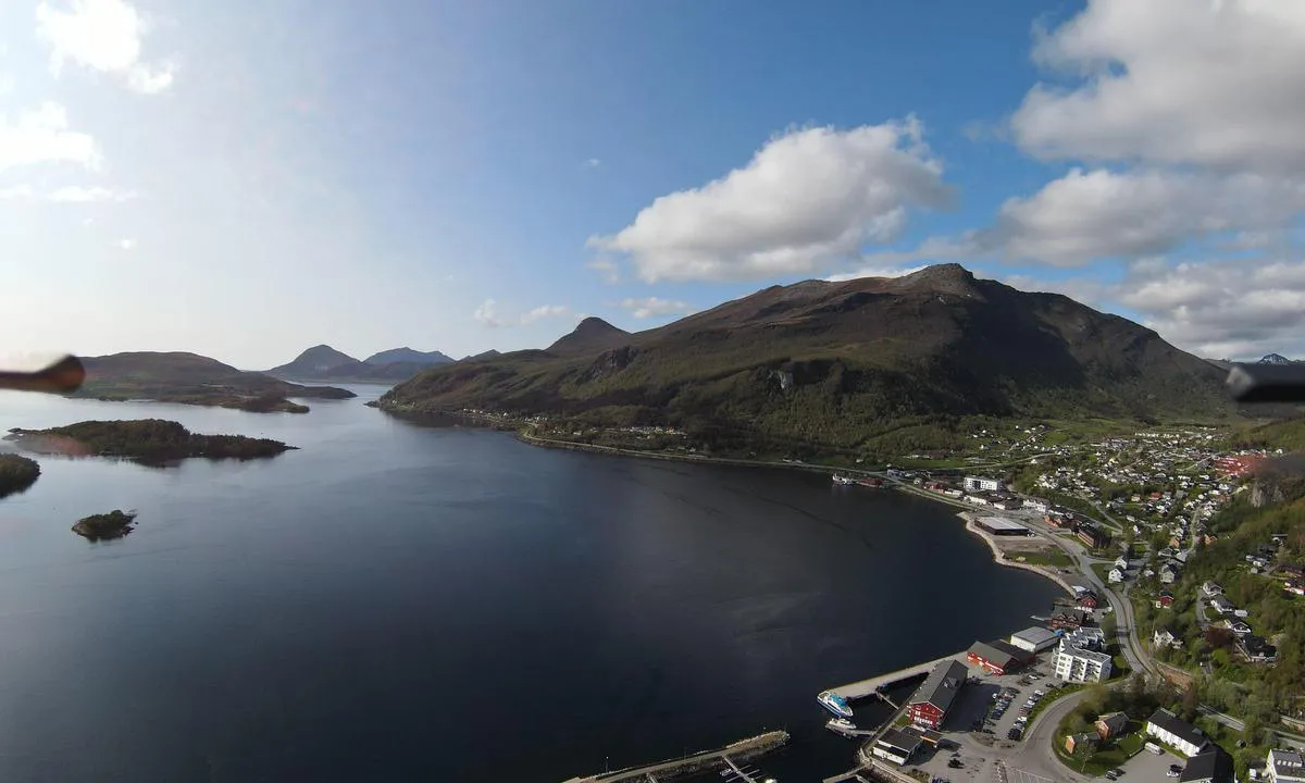 Ørnes Båthavn: {"base": "en", "no": "Ser nordvest. Du kan akkurat se inngangen til havnen nede i bildet.", "se": "Tittar nordv\u00e4st. Du kan precis se ing\u00e5ngen till hamnen l\u00e4ngst ner p\u00e5 bilden.", "en": "Looking north-west. You can just see the entrance of the harbour down under in the picture.", "da": "Ser mod nordvest. Du kan lige se indgangen til havnen nede i billedet.", "fr": "En regardant vers le nord-ouest. Vous pouvez apercevoir l'entr\u00e9e du port en bas de l'image.", "de": "Blick nach Nordwesten. Man kann gerade den Eingang des Hafens unten im Bild sehen.", "es": "Mirando hacia el noroeste. Puedes ver la entrada del puerto justo abajo en la imagen.", "it": "Guardando a nord-ovest. Si pu\u00f2 appena vedere l'ingresso del porto in basso nella foto.", "pt": "Olhando para noroeste. Voc\u00ea pode ver a entrada do porto ao fundo na fotografia.", "nl": "Kijkend naar het noordwesten. Je kunt net de ingang van de haven onderaan op de foto zien.", "pl": "Patrz\u0105c na p\u00f3\u0142nocny-zach\u00f3d. Mo\u017cna dostrzec wej\u015bcie do portu na dole na zdj\u0119ciu.", "uk": "\u0414\u0438\u0432\u043b\u044f\u0447\u0438\u0441\u044c \u043d\u0430 \u043f\u0456\u0432\u043d\u0456\u0447\u043d\u0438\u0439 \u0437\u0430\u0445\u0456\u0434. \u0412\u0438 \u043c\u043e\u0436\u0435\u0442\u0435 \u043f\u043e\u0431\u0430\u0447\u0438\u0442\u0438 \u0432\u0445\u0456\u0434 \u0434\u043e \u0433\u0430\u0432\u0430\u043d\u0456 \u0432\u043d\u0438\u0437\u0443 \u043d\u0430 \u043a\u0430\u0440\u0442\u0438\u043d\u0456.", "ro": "Privind spre nord-vest. Pute\u021bi vedea intrarea \u00een port mai jos, \u00een imagine.", "tr": "Kuzey-bat\u0131ya bak\u0131\u015f. Resmin alt\u0131nda liman\u0131n giri\u015fini g\u00f6rebilirsiniz.", "el": "\u039a\u03bf\u03b9\u03c4\u03ac\u03b6\u03bf\u03bd\u03c4\u03b1\u03c2 \u03b2\u03bf\u03c1\u03b5\u03b9\u03bf\u03b4\u03c5\u03c4\u03b9\u03ba\u03ac. \u039c\u03c0\u03bf\u03c1\u03b5\u03af\u03c4\u03b5 \u03bc\u03cc\u03bb\u03b9\u03c2 \u03bd\u03b1 \u03b4\u03b5\u03af\u03c4\u03b5 \u03c4\u03b7\u03bd \u03b5\u03af\u03c3\u03bf\u03b4\u03bf \u03c4\u03bf\u03c5 \u03bb\u03b9\u03bc\u03b1\u03bd\u03b9\u03bf\u03cd \u03ba\u03ac\u03c4\u03c9 \u03c3\u03c4\u03b7 \u03c6\u03c9\u03c4\u03bf\u03b3\u03c1\u03b1\u03c6\u03af\u03b1.", "cs": "Pohled sm\u011brem na severoz\u00e1pad. V obr\u00e1zku dole vid\u00edte vchod do p\u0159\u00edstavu.", "hu": "\u00c9szaknyugati ir\u00e1nyba n\u00e9zve. A k\u00e9pen \u00e9ppen l\u00e1that\u00f3 a kik\u00f6t\u0151 bej\u00e1rata a k\u00e9p als\u00f3 r\u00e9sz\u00e9n.", "fi": "N\u00e4ytt\u00e4en luoteeseen. Voit juuri ja juuri n\u00e4hd\u00e4 sataman sis\u00e4\u00e4nk\u00e4ynnin kuvan alareunassa.", "bg": "\u0413\u043b\u0435\u0434\u0430\u0439\u043a\u0438 \u043d\u0430 \u0441\u0435\u0432\u0435\u0440\u043e\u0437\u0430\u043f\u0430\u0434. \u041c\u043e\u0436\u0435\u0442\u0435 \u0434\u0430 \u0432\u0438\u0434\u0438\u0442\u0435 \u0432\u0445\u043e\u0434\u0430 \u043d\u0430 \u043f\u0440\u0438\u0441\u0442\u0430\u043d\u0438\u0449\u0435\u0442\u043e \u0434\u043e\u043b\u0443 \u043d\u0430 \u0441\u043d\u0438\u043c\u043a\u0430\u0442\u0430.", "sr": "Gledaju\u0107i ka severozapadu. Mo\u017eete upravo videti ulaz u luku dole na slici.", "et": "Vaade loode suunas. Pildil all n\u00e4ete vaevu sadama sissep\u00e4\u00e4su.", "lv": "Skats uz zieme\u013crietumiem. Att\u0113l\u0101 zem\u0101k var redz\u0113t ostas ieeju.", "lt": "\u017dvelgiant \u012f \u0161iaur\u0117s vakarus. Apa\u010dioje paveiksl\u0117lyje galite matyti uosto \u012f\u0117jim\u0105."}