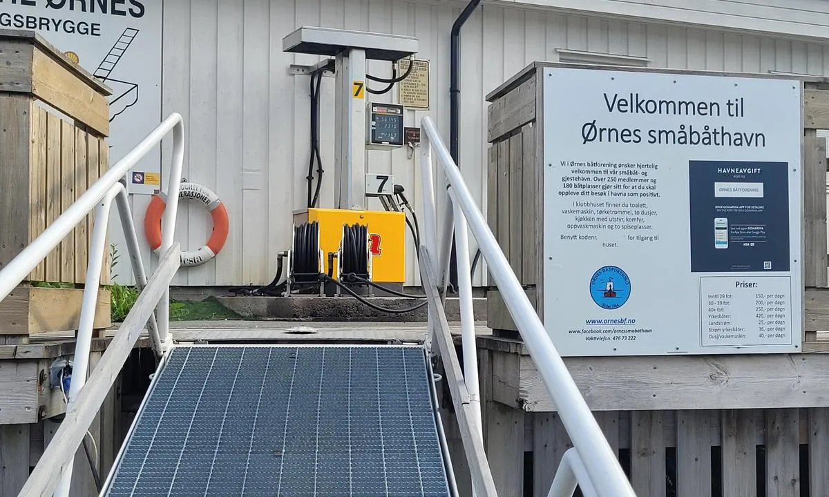 Ørnes Båthavn: {"base": "no", "no": "Mulighet for \u00e5 fylle drivstoff.\r\nInfo skiltet med priser og telefonnummer til vakttelefon. \r\nMan trenger appen Go Marina for \u00e5 betale.", "se": "M\u00f6jlighet att fylla p\u00e5 drivmedel.<br />Information skyltad med priser och telefonnummer till jourtelefon.<br />Man beh\u00f6ver appen Go Marina f\u00f6r att betala.", "en": "Possibility to refuel.<br>Information posted with prices and phone number for the emergency phone.<br>You need the Go Marina app to pay.", "da": "Mulighed for at tanke br\u00e6ndstof.<br>Info skiltet med priser og telefonnummer til vagttelefon.<br>Man har brug for appen Go Marina for at betale.", "fr": "<p>Possibilit\u00e9 de faire le plein de carburant.<br>Informations signal\u00e9es avec les prix et le num\u00e9ro de t\u00e9l\u00e9phone de garde.<br>Vous avez besoin de l'application Go Marina pour payer.</p>", "de": "M\u00f6glichkeit zum Tanken.<br>Informationen mit Preisen und Telefonnummer f\u00fcr die Notfall-Hotline.<br>F\u00fcr die Bezahlung ben\u00f6tigt man die Go Marina App.", "es": "Posibilidad de repostar combustible.<br>Informaci\u00f3n se\u00f1alizada con precios y n\u00famero de tel\u00e9fono de guardia.<br>Es necesaria la aplicaci\u00f3n Go Marina para pagar.", "it": "Possibilit\u00e0 di fare rifornimento di carburante.<br>Informazioni segnalate con prezzi e numero di telefono per chiamate d'emergenza.<br>\u00c8 necessaria l'app Go Marina per pagare.", "pt": "Possibilidade de reabastecimento de combust\u00edvel. Informa\u00e7\u00f5es sinalizadas com pre\u00e7os e n\u00famero de telefone para contato de emerg\u00eancia. \u00c9 necess\u00e1rio o aplicativo Go Marina para efetuar o pagamento.", "nl": "Mogelijkheid om brandstof te tanken.<br>Informatie aangegeven met prijzen en telefoonnummer voor de wachtdienst.<br>U heeft de Go Marina app nodig om te betalen.", "pl": "Mo\u017cliwo\u015b\u0107 tankowania paliwa. Informacja na tablicy z cenami i numer telefonu alarmowego. Do p\u0142atno\u015bci potrzebna jest aplikacja Go Marina.", "uk": "\u041c\u043e\u0436\u043b\u0438\u0432\u0456\u0441\u0442\u044c \u0437\u0430\u043f\u0440\u0430\u0432\u0438\u0442\u0438\u0441\u044f \u043f\u0430\u043b\u044c\u043d\u0438\u043c.<br> \u0406\u043d\u0444\u043e\u0440\u043c\u0430\u0446\u0456\u044f \u043d\u0430 \u0442\u0430\u0431\u043b\u0438\u0447\u0446\u0456 \u0437 \u0446\u0456\u043d\u0430\u043c\u0438 \u0442\u0430 \u043d\u043e\u043c\u0435\u0440\u043e\u043c \u0442\u0435\u043b\u0435\u0444\u043e\u043d\u0443 \u0447\u0435\u0440\u0433\u043e\u0432\u043e\u0457 \u0441\u043b\u0443\u0436\u0431\u0438.<br> \u041f\u043e\u0442\u0440\u0456\u0431\u0435\u043d \u0434\u043e\u0434\u0430\u0442\u043e\u043a Go Marina \u0434\u043b\u044f \u043e\u043f\u043b\u0430\u0442\u0438.", "ro": "Posibilitatea de a alimenta cu combustibil. Informa\u021biile sunt afi\u0219ate cu pre\u021buri \u0219i num\u0103rul de telefon pentru contact de urgen\u021b\u0103. Ave\u021bi nevoie de aplica\u021bia Go Marina pentru a pl\u0103ti.", "tr": "Yak\u0131t ikmali imk\u00e2n\u0131.<br>Fiyatlar ve acil durum telefon numaras\u0131 yaz\u0131l\u0131 tabelada belirtilmi\u015ftir.<br>\u00d6deme yapmak i\u00e7in Go Marina uygulamas\u0131na ihtiya\u00e7 vard\u0131r.", "el": "\u0394\u03c5\u03bd\u03b1\u03c4\u03cc\u03c4\u03b7\u03c4\u03b1 \u03b1\u03bd\u03b5\u03c6\u03bf\u03b4\u03b9\u03b1\u03c3\u03bc\u03bf\u03cd \u03ba\u03b1\u03c5\u03c3\u03af\u03bc\u03c9\u03bd. <br> \u03a0\u03bb\u03b7\u03c1\u03bf\u03c6\u03bf\u03c1\u03af\u03b5\u03c2 \u03b1\u03bd\u03b1\u03b3\u03c1\u03ac\u03c6\u03bf\u03bd\u03c4\u03b1\u03b9 \u03bc\u03b5 \u03c4\u03b9\u03bc\u03ad\u03c2 \u03ba\u03b1\u03b9 \u03b1\u03c1\u03b9\u03b8\u03bc\u03cc \u03c4\u03b7\u03bb\u03b5\u03c6\u03ce\u03bd\u03bf\u03c5 \u03b3\u03b9\u03b1 \u03c4\u03b7\u03bb\u03ad\u03c6\u03c9\u03bd\u03bf \u03ad\u03ba\u03c4\u03b1\u03ba\u03c4\u03b7\u03c2 \u03b1\u03bd\u03ac\u03b3\u03ba\u03b7\u03c2. <br> \u03a7\u03c1\u03b5\u03b9\u03ac\u03b6\u03b5\u03c3\u03c4\u03b5 \u03c4\u03b7\u03bd \u03b5\u03c6\u03b1\u03c1\u03bc\u03bf\u03b3\u03ae Go Marina \u03b3\u03b9\u03b1 \u03bd\u03b1 \u03c0\u03bb\u03b7\u03c1\u03ce\u03c3\u03b5\u03c4\u03b5.", "cs": "Mo\u017enost dopln\u011bn\u00ed paliva.<br> Informace na v\u00fdv\u011bsn\u00ed tabuli s cenami a telefonn\u00edm \u010d\u00edslem na pohotovostn\u00ed linku.<br> K platb\u011b je t\u0159eba aplikace Go Marina.", "hu": "Lehet\u0151s\u00e9g \u00fczemanyag felt\u00f6lt\u00e9s\u00e9re. Inform\u00e1ci\u00f3 t\u00e1bla \u00e1rakkal \u00e9s az \u00fcgyeletes telefon sz\u00e1m\u00e1val. Sz\u00fcks\u00e9g van a Go Marina alkalmaz\u00e1sra a fizet\u00e9shez.", "fi": "Mahdollisuus tankata polttoainetta.<br>Info on merkitty hinnoilla ja puhelinnumerolla h\u00e4lytyspuhelimeen.<br>Tarvitset Go Marina -sovelluksen maksamiseen.", "bg": "\u0412\u044a\u0437\u043c\u043e\u0436\u043d\u043e\u0441\u0442 \u0437\u0430 \u0437\u0430\u0440\u0435\u0436\u0434\u0430\u043d\u0435 \u043d\u0430 \u0433\u043e\u0440\u0438\u0432\u043e.<br>\u0418\u043d\u0444\u043e\u0440\u043c\u0430\u0446\u0438\u044f \u043d\u0430 \u0442\u0430\u0431\u0435\u043b\u0430\u0442\u0430 \u0441 \u0446\u0435\u043d\u0438 \u0438 \u0442\u0435\u043b\u0435\u0444\u043e\u043d\u0435\u043d \u043d\u043e\u043c\u0435\u0440 \u0437\u0430 \u0434\u0435\u0436\u0443\u0440\u043d\u0438\u044f \u0442\u0435\u043b\u0435\u0444\u043e\u043d.<br>\u041d\u0443\u0436\u0434\u0430\u0435\u0442\u0435 \u0441\u0435 \u043e\u0442 \u043f\u0440\u0438\u043b\u043e\u0436\u0435\u043d\u0438\u0435\u0442\u043e Go Marina \u0437\u0430 \u043f\u043b\u0430\u0449\u0430\u043d\u0435.", "sr": "\u041c\u043e\u0433\u0443\u045b\u043d\u043e\u0441\u0442 \u0442\u043e\u0447\u0435\u045a\u0430 \u0433\u043e\u0440\u0438\u0432\u0430.<br>\u0418\u043d\u0444\u043e\u0440\u043c\u0430\u0446\u0438\u0458\u0435 \u0441\u0430 \u0446\u0435\u043d\u0430\u043c\u0430 \u0438 \u0431\u0440\u043e\u0458\u0435\u0432\u0438\u043c\u0430 \u0442\u0435\u043b\u0435\u0444\u043e\u043d\u0430 \u0437\u0430 \u0434\u0435\u0436\u0443\u0440\u043d\u0438 \u0442\u0435\u043b\u0435\u0444\u043e\u043d \u0441\u0443 \u043e\u0431\u0435\u043b\u0435\u0436\u0435\u043d\u0435.<br>\u041d\u0435\u043e\u043f\u0445\u043e\u0434\u043d\u043e \u0458\u0435 \u0438\u043c\u0430\u0442\u0438 \u0430\u043f\u043b\u0438\u043a\u0430\u0446\u0438\u0458\u0443 Go Marina \u0437\u0430 \u043f\u043b\u0430\u045b\u0430\u045a\u0435.", "et": "V\u00f5imalus tankida k\u00fctust. Info silte hindade ja valve telefoni numbriga. Maksmiseks on vaja Go Marina rakendust.", "lv": "Iesp\u0113ja uzpild\u012bt degvielu.<br>Inform\u0101cija ir izk\u0101rtne ar cen\u0101m un de\u017e\u016brtelefonu.<br>Lai maks\u0101tu, ir nepiecie\u0161ama Go Marina lietotne.", "lt": "Galimyb\u0117 u\u017esipildyti degal\u0173. Informacin\u0117 i\u0161kaba su kainomis ir bud\u0117tojo telefono numeriu. Norint sumok\u0117ti, reikia program\u0117l\u0117s Go Marina."}