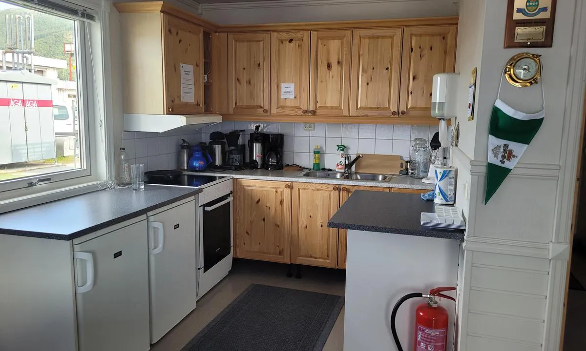 Ørnes Båthavn: {"base": "no", "no": "Kj\u00f8kkenet i servicebygget", "se": "K\u00f6ket i servicebyggnaden", "en": "The kitchen in the service building", "da": "K\u00f8kkenet i servicebygningen", "fr": "La cuisine dans le b\u00e2timent de service", "de": "Die K\u00fcche im Servicegeb\u00e4ude", "es": "La cocina en el edificio de servicios", "it": "La cucina nell'edificio dei servizi", "pt": "A cozinha no edif\u00edcio de servi\u00e7os", "nl": "De keuken in het servicegebouw", "pl": "Kuchnia w budynku serwisowym", "uk": "\u041a\u0443\u0445\u043d\u044f \u0432 \u0441\u0435\u0440\u0432\u0456\u0441\u043d\u0456\u0439 \u0431\u0443\u0434\u0456\u0432\u043b\u0456", "ro": "Buc\u0103t\u0103ria \u00een cl\u0103direa de servicii", "tr": "Hizmet binas\u0131ndaki mutfak", "el": "\u0397 \u03ba\u03bf\u03c5\u03b6\u03af\u03bd\u03b1 \u03c3\u03c4\u03bf \u03ba\u03c4\u03af\u03c1\u03b9\u03bf \u03c5\u03c0\u03b7\u03c1\u03b5\u03c3\u03b9\u03ce\u03bd", "cs": "Kuchyn\u011b v servisn\u00ed budov\u011b", "hu": "A szerviz \u00e9p\u00fcletben tal\u00e1lhat\u00f3 konyha", "fi": "Keitti\u00f6 palvelurakennuksessa", "bg": "\u041a\u0443\u0445\u043d\u044f\u0442\u0430 \u0432 \u0441\u0435\u0440\u0432\u0438\u0437\u043d\u043e\u0442\u043e \u0437\u0434\u0430\u043d\u0438\u0435", "sr": "\u041a\u0443\u0445\u0438\u045a\u0430 \u0443 \u0441\u0435\u0440\u0432\u0438\u0441\u043d\u043e\u0458 \u0437\u0433\u0440\u0430\u0434\u0438", "et": "K\u00f6\u00f6gi teenindushoones", "lv": "Virtuve servisa \u0113k\u0101", "lt": "Virtuv\u0117 paslaug\u0173 pastate"}