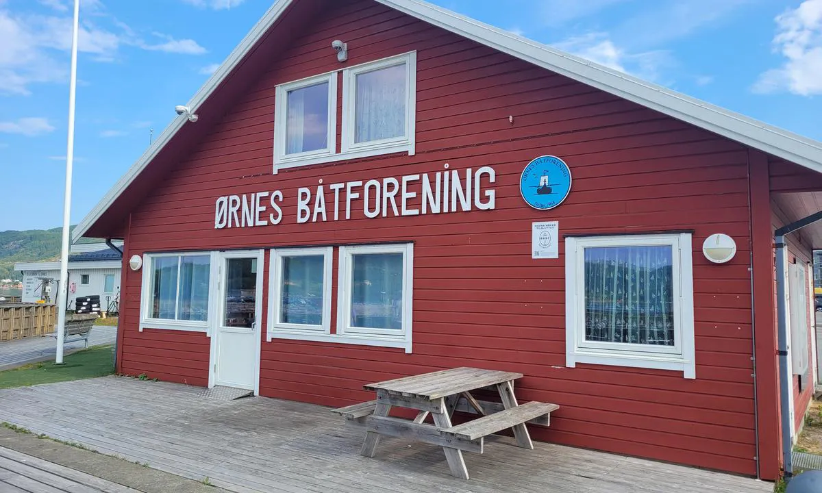 Ørnes Båthavn: {"base": "no", "no": "Servicebygget med sitteplass ute", "se": "Servicebyggnaden med sittplats utomhus", "en": "The service building with seating area outside", "da": "Servicebygningen med siddepladser ude", "fr": "Le b\u00e2timent de service avec espace de repos \u00e0 l'ext\u00e9rieur", "de": "Das Servicegeb\u00e4ude mit Sitzgelegenheit im Freien", "es": "El edificio de servicios con asientos exteriores", "it": "L'edificio di servizio con posti a sedere all'esterno", "pt": "O edif\u00edcio de servi\u00e7o com \u00e1rea de estar ao ar livre", "nl": "Het servicegebouw met zitplaatsen buiten", "pl": "Budynek us\u0142ugowy z miejscem do siedzenia na zewn\u0105trz", "uk": "\u0421\u0435\u0440\u0432\u0456\u0441\u043d\u0430 \u0431\u0443\u0434\u0456\u0432\u043b\u044f \u0437 \u043c\u0456\u0441\u0446\u0435\u043c \u0434\u043b\u044f \u0441\u0438\u0434\u0456\u043d\u043d\u044f \u0437\u043e\u0432\u043d\u0456", "ro": "Cl\u0103direa de servicii cu locuri de \u0219edere afar\u0103", "tr": "Oturma alan\u0131 olan hizmet binas\u0131 d\u0131\u015far\u0131da", "el": "\u03a4\u03bf \u03ba\u03c4\u03af\u03c1\u03b9\u03bf \u03c5\u03c0\u03b7\u03c1\u03b5\u03c3\u03b9\u03ce\u03bd \u03bc\u03b5 \u03b8\u03ad\u03c3\u03b5\u03b9\u03c2 \u03ba\u03b1\u03b8\u03af\u03c3\u03bc\u03b1\u03c4\u03bf\u03c2 \u03ad\u03be\u03c9", "cs": "Servisn\u00ed budova s venkovn\u00edm posezen\u00edm", "hu": "A szolg\u00e1ltat\u00f3 \u00e9p\u00fclet \u00fcl\u0151hellyel kint", "fi": "Palvelutalo, jossa istumapaikkoja ulkona", "bg": "\u0421\u0435\u0440\u0432\u0438\u0437\u043d\u0430\u0442\u0430 \u0441\u0433\u0440\u0430\u0434\u0430 \u0441 \u043c\u0435\u0441\u0442\u0430 \u0437\u0430 \u0441\u044f\u0434\u0430\u043d\u0435 \u043e\u0442\u0432\u044a\u043d", "sr": "Servisna zgrada sa mestima za sedenje napolju", "et": "Teenindushoone koos v\u00e4ljas istumisalaga", "lv": "Servisa \u0113ka ar s\u0113dviet\u0101m \u0101r\u0101", "lt": "Aptarnavimo pastatas su lauko s\u0117dimomis vietomis"}