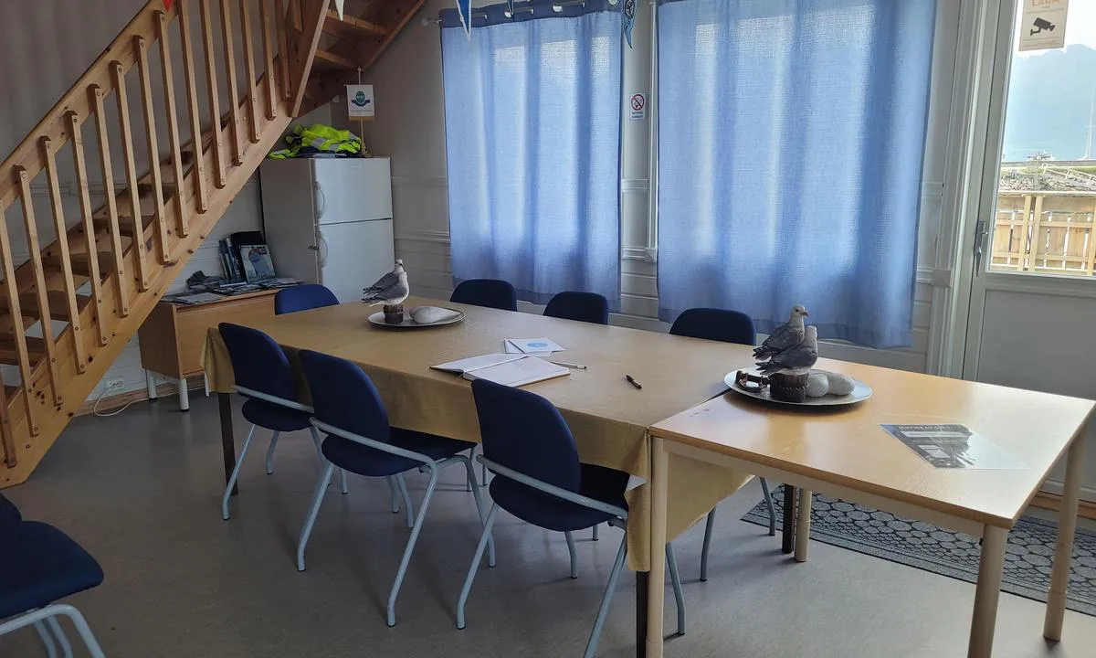 Ørnes Båthavn: {"base": "no", "no": "En side av oppholdsrommet i servicebygget.", "se": "En sida av uppeh\u00e5llsrummet i servicebyggnaden.", "en": "One side of the lounge area in the service building.", "da": "En side af opholdsrum i servicebygningen.", "fr": "Un c\u00f4t\u00e9 de la salle de s\u00e9jour dans le b\u00e2timent de service.", "de": "Eine Seite des Aufenthaltsraums im Servicegeb\u00e4ude.", "es": "Un lado de la sala de estar en el edificio de servicios.", "it": "Un lato della sala comune nell'edificio dei servizi.", "pt": "Um lado da sala de estar no edif\u00edcio de servi\u00e7o.", "nl": "Een zijde van de verblijfsruimte in het servicegebouw.", "pl": "Jedna strona \u015bwietlicy w budynku serwisowym.", "uk": "\u0421\u0442\u043e\u0440\u043e\u043d\u0430 \u043f\u0440\u0438\u043c\u0456\u0449\u0435\u043d\u043d\u044f \u0434\u043b\u044f \u0432\u0456\u0434\u043f\u043e\u0447\u0438\u043d\u043a\u0443 \u0432 \u0441\u0435\u0440\u0432\u0456\u0441\u043d\u0456\u0439 \u0431\u0443\u0434\u0456\u0432\u043b\u0456.", "ro": "O parte a spa\u021biului comun din cl\u0103direa de servicii.", "tr": "Hizmet binas\u0131ndaki dinlenme odas\u0131n\u0131n bir taraf\u0131.", "el": "\u039c\u03af\u03b1 \u03c0\u03bb\u03b5\u03c5\u03c1\u03ac \u03c4\u03bf\u03c5 \u03c7\u03ce\u03c1\u03bf\u03c5 \u03b1\u03bd\u03b1\u03bc\u03bf\u03bd\u03ae\u03c2 \u03c3\u03c4\u03bf \u03ba\u03c4\u03af\u03c1\u03b9\u03bf \u03c5\u03c0\u03b7\u03c1\u03b5\u03c3\u03b9\u03ce\u03bd.", "cs": "Jedna strana pobytov\u00e9 m\u00edstnosti ve slu\u017eebn\u00ed budov\u011b.", "hu": "A szolg\u00e1ltat\u00f3 \u00e9p\u00fclet t\u00e1rsalg\u00f3j\u00e1nak egyik oldala.", "fi": "Yksi huoneen sein\u00e4 palvelurakennuksessa.", "bg": "\u0415\u0434\u043d\u0430 \u0441\u0442\u0440\u0430\u043d\u0430 \u043d\u0430 \u0441\u0430\u043b\u043e\u043d\u0430 \u0432 \u0441\u0435\u0440\u0432\u0438\u0437\u043d\u0430\u0442\u0430 \u0441\u0433\u0440\u0430\u0434\u0430.", "sr": "Jedna strana dnevnog boravka u servisnoj zgradi.", "et": "Teenindushoone puhkeruumi \u00fcks k\u00fclg.", "lv": "Viena no servisa \u0113kas atp\u016btas telpas pus\u0113m.", "lt": "Viena i\u0161 paslaug\u0173 pastato poilsio kambario pusi\u0173."}