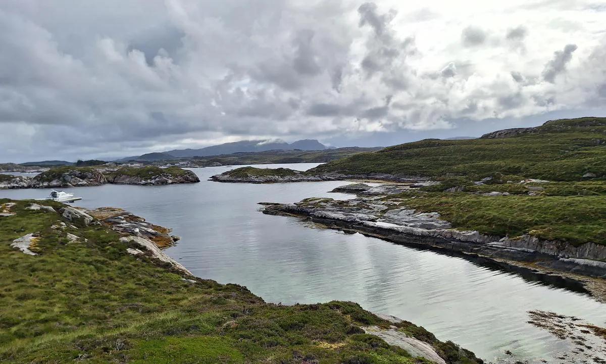 Orøya Friluftslivsområde: {"base": "no", "no": "I bukta her er det beskyttet og stille. Fin badeplass", "se": "I bukten h\u00e4r \u00e4r det skyddat och stilla. Fin badplats", "en": "In the bay here, it is protected and calm. Nice bathing spot.", "da": "I bugten her er det beskyttet og stille. Fin badeplads", "fr": "La baie ici est prot\u00e9g\u00e9e et calme. Belle place pour se baigner", "de": "In dieser Bucht ist es gesch\u00fctzt und ruhig. Sch\u00f6ner Badeplatz", "es": "En la bah\u00eda aqu\u00ed, est\u00e1 protegido y tranquilo. Buen lugar para nadar", "it": "Nella baia qui \u00e8 protetto e tranquillo. Bellissimo posto per fare il bagno.", "pt": "Na ba\u00eda aqui \u00e9 protegido e tranquilo. Bom local para banho.", "nl": "In de baai hier is het beschut en stil. Mooi zwemgedeelte", "pl": "W tej zatoce jest chroniona i spokojna. Doskona\u0142e miejsce do k\u0105pieli.", "uk": "\u0423 \u0446\u0456\u0439 \u0431\u0443\u0445\u0442\u0456 \u0437\u0430\u0445\u0438\u0449\u0435\u043d\u043e \u0456 \u0442\u0438\u0445\u043e. \u0413\u0430\u0440\u043d\u0435 \u043c\u0456\u0441\u0446\u0435 \u0434\u043b\u044f \u043a\u0443\u043f\u0430\u043d\u043d\u044f.", "ro": "\u00cen acest golf este protejat \u0219i lini\u0219tit. Loc bun pentru \u00eenot", "tr": "Bu koyda korunmu\u015f ve sessiz. G\u00fczel bir y\u00fczme yeri", "el": "\u03a3\u03c4\u03bf\u03bd \u03ba\u03cc\u03bb\u03c0\u03bf \u03b5\u03b4\u03ce \u03b5\u03af\u03bd\u03b1\u03b9 \u03c0\u03c1\u03bf\u03c3\u03c4\u03b1\u03c4\u03b5\u03c5\u03bc\u03ad\u03bd\u03b1 \u03ba\u03b1\u03b9 \u03ae\u03c3\u03c5\u03c7\u03b1. \u039a\u03b1\u03bb\u03ae \u03c4\u03bf\u03c0\u03bf\u03b8\u03b5\u03c3\u03af\u03b1 \u03b3\u03b9\u03b1 \u03ba\u03bf\u03bb\u03cd\u03bc\u03c0\u03b9", "cs": "Z\u00e1toka zde je chr\u00e1n\u011bn\u00e1 a klidn\u00e1. Skv\u011bl\u00e9 m\u00edsto na koup\u00e1n\u00ed", "hu": "A bels\u0151 \u00f6b\u00f6lben v\u00e9dett \u00e9s nyugodt. Kiv\u00e1l\u00f3 f\u00fcrd\u0151hely", "fi": "T\u00e4ss\u00e4 lahdessa on suojaisaa ja rauhallista. Hieno uimapaikka", "bg": "\u0417\u0430\u043b\u0438\u0432\u044a\u0442 \u0442\u0443\u043a \u0435 \u0437\u0430\u0449\u0438\u0442\u0435\u043d \u0438 \u0442\u0438\u0445. \u0414\u043e\u0431\u0440\u043e \u043c\u044f\u0441\u0442\u043e \u0437\u0430 \u043a\u044a\u043f\u0430\u043d\u0435.", "sr": "U ovoj uvali je za\u0161ti\u0107eno i mirno. Lepo mesto za kupanje", "et": "Siin lahes on kaitstud ja vaikne. Hea supluskoht.", "lv": "\u0160eit l\u012bc\u012b ir aizsarg\u0101ti un mier\u012bgi. Laba peldvieta", "lt": "\u012elankoje \u010dia yra apsaugota ir ramu. Puiki maudymosi vieta"}