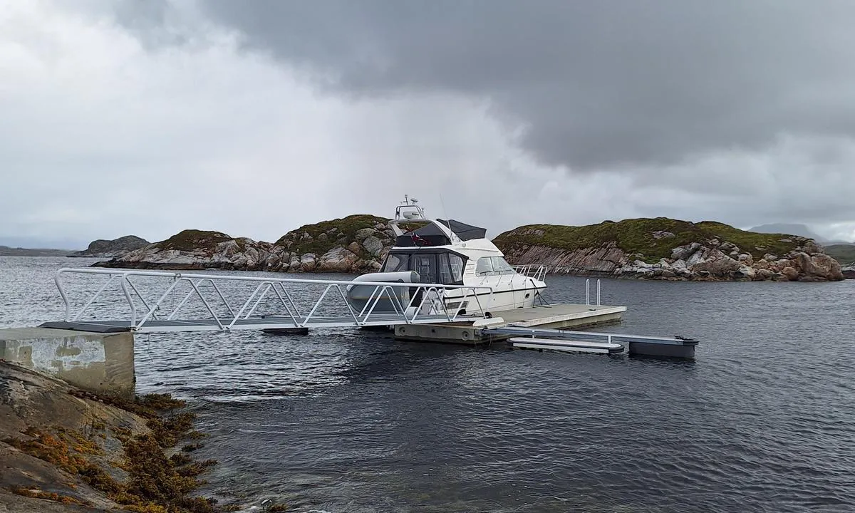 Orøya Friluftslivsområde: {"base": "no", "no": "Betongbrygge med 2 sm\u00e5 utriggere.", "se": "Betongbrygga med 2 sm\u00e5 flytbryggor.", "en": "Concrete jetty with 2 small boat pontoons.", "da": "Betonbrygge med 2 sm\u00e5 udrigere.", "fr": "Quai en b\u00e9ton avec 2 petits pontons.", "de": "Betonpier mit 2 kleinen Auslegern.", "es": "Muelle de hormig\u00f3n con 2 peque\u00f1os brazos de amarre.", "it": "Pontile in cemento con 2 piccoli bracci di ormeggio.", "pt": "Cais de concreto com 2 pequenos pont\u00f5es.", "nl": "Betonnen pier met 2 kleine zijsteigers.", "pl": "Betonowe molo z 2 ma\u0142ymi p\u0142ywaj\u0105cymi pomostami.", "uk": "\u0411\u0435\u0442\u043e\u043d\u043d\u0438\u0439 \u043f\u0440\u0438\u0447\u0430\u043b \u0437 2 \u043c\u0430\u043b\u0435\u043d\u044c\u043a\u0438\u043c\u0438 \u0432\u0438\u043d\u0435\u0441\u0435\u043d\u0438\u043c\u0438 \u043f\u0430\u043b\u044c\u0446\u044f\u043c\u0438.", "ro": "Debarcader din beton cu 2 bra\u021be de acostare mici.", "tr": "Beton r\u0131ht\u0131m, 2 k\u00fc\u00e7\u00fck y\u00fczer iskele ile.", "el": "\u039c\u03c0\u03b5\u03c4\u03bf\u03bd\u03ad\u03bd\u03b9\u03b1 \u03b1\u03c0\u03bf\u03b2\u03ac\u03b8\u03c1\u03b1 \u03bc\u03b5 2 \u03bc\u03b9\u03ba\u03c1\u03ac \u03c0\u03bb\u03b5\u03c5\u03c1\u03b9\u03ba\u03ac \u03ac\u03b3\u03ba\u03c5\u03c1\u03b1.", "cs": "Betonov\u00e9 molo se dv\u011bma mal\u00fdmi v\u00fdlo\u017en\u00edky.", "hu": "Beton m\u00f3l\u00f3 2 kis kiny\u00fal\u00f3val.", "fi": "Betonilaituri kahdella pienell\u00e4 k\u00e4rkipuomilla.", "bg": "\u0411\u0435\u0442\u043e\u043d\u043d\u043e \u043f\u0440\u0438\u0441\u0442\u0430\u043d\u0438\u0449\u0435 \u0441 2 \u043c\u0430\u043b\u043a\u0438 \u043f\u043e\u043d\u0442\u043e\u043d\u0430.", "sr": "\u0411\u0435\u0442\u043e\u043d\u0441\u043a\u0438 \u043c\u043e\u043b \u0441\u0430 2 \u043c\u0430\u043b\u0430 \u043f\u0440\u0438\u0441\u0442\u0430\u043d\u0438\u0448\u0442\u0430.", "et": "Betoonkai 2 v\u00e4ikese poomiga.", "lv": "Betona piest\u0101tne ar 2 maziem izgr\u016bd\u0113jiem.", "lt": "Betoninis pontonas su 2 ma\u017eomis i\u0161siki\u0161usiomis konstrukcijomis."}