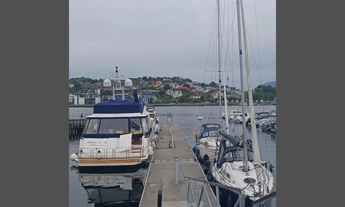 Os Hamn: Gjestebrygge til babord på tur inn i havnebassenget