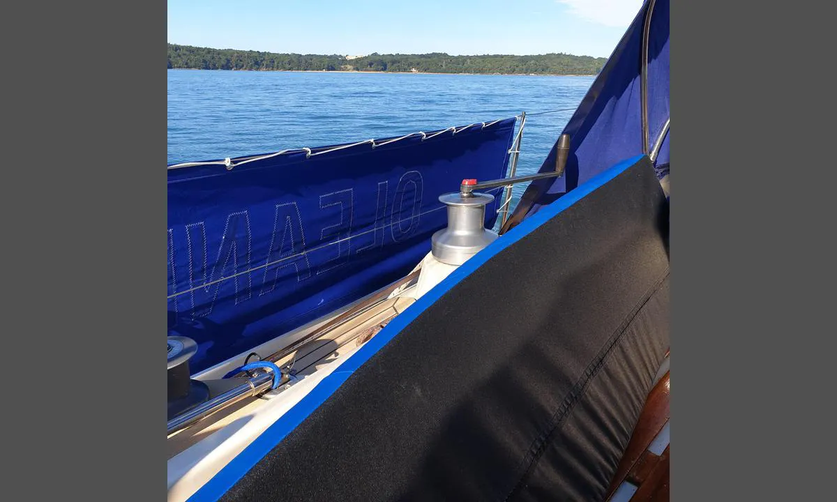 {"base": "en", "no": "Osborne Bay. Ankringsforholdene er ikke de beste, s\u00e5 det er ikke lurt \u00e5 forlate b\u00e5ten uten tilsyn.", "se": "Osborne Bay. Ankringsf\u00f6rh\u00e5llandena \u00e4r inte bra s\u00e5 det \u00e4r ingen bra id\u00e9 att l\u00e4mna b\u00e5ten obevakad.", "en": "Osborne Bay . The holding is not brilliant so it is not a good idea to leave your boat unattended.", "da": "Osborne Bay. Ankergrunden er ikke fremragende, s\u00e5 det er ikke en god id\u00e9 at efterlade din b\u00e5d uden opsyn.", "fr": "Osborne Bay. Le mouillage n'est pas excellent, il n'est donc pas conseill\u00e9 de laisser votre bateau sans surveillance.", "de": "Osborne Bay. Der Halt ist nicht brilliant, also ist es keine gute Idee, dein Boot unbeaufsichtigt zu lassen.", "es": "Osborne Bay . El agarre no es brillante, por lo que no es una buena idea dejar su barco desatendido.", "it": "Osborne Bay . Il tenore non \u00e8 eccezionale, quindi non \u00e8 una buona idea lasciare la barca incustodita.", "pt": "Osborne Bay. O fundeio n\u00e3o \u00e9 excelente, por isso n\u00e3o \u00e9 uma boa ideia deixar o seu barco sem supervis\u00e3o.", "nl": "Osborne Bay. Het anker houdt hier niet bijzonder goed, dus het is geen goed idee om uw boot onbeheerd achter te laten.", "pl": "Zatoka Osborne. Kotwicowisko nie jest najlepsze, wi\u0119c nie jest dobrym pomys\u0142em pozostawianie \u0142odzi bez nadzoru.", "uk": "\u041e\u0441\u0431\u043e\u0440\u043d\u0441\u044c\u043a\u0430 \u0437\u0430\u0442\u043e\u043a\u0430. \u0422\u0440\u0438\u043c\u0430\u043d\u043d\u044f \u044f\u043a\u043e\u0440\u044f \u043d\u0435 \u0447\u0443\u0434\u043e\u0432\u0435, \u0442\u043e\u043c\u0443 \u0437\u0430\u043b\u0438\u0448\u0430\u0442\u0438 \u0441\u0432\u0456\u0439 \u0447\u043e\u0432\u0435\u043d \u0431\u0435\u0437 \u043d\u0430\u0433\u043b\u044f\u0434\u0443 \u043d\u0435 \u0454 \u0433\u0430\u0440\u043d\u043e\u044e \u0456\u0434\u0435\u0454\u044e.", "ro": "Golful Osborne. Ancorajul nu este excelent, a\u0219a c\u0103 nu este o idee bun\u0103 s\u0103 \u00ee\u021bi la\u0219i barca nesupravegheat\u0103.", "tr": "Osborne Bay. Tutu\u015f \u00e7ok iyi de\u011fil, bu y\u00fczden teknenizi ba\u015f\u0131bo\u015f b\u0131rakmak iyi bir fikir de\u011fil.", "el": "\u038c\u03c3\u03bc\u03c0\u03bf\u03c1\u03bd \u039c\u03c0\u03ad\u03b9. \u03a4\u03bf \u03ba\u03c1\u03ac\u03c4\u03b7\u03bc\u03b1 \u03b4\u03b5\u03bd \u03b5\u03af\u03bd\u03b1\u03b9 \u03c0\u03bf\u03bb\u03cd \u03ba\u03b1\u03bb\u03cc, \u03bf\u03c0\u03cc\u03c4\u03b5 \u03b4\u03b5\u03bd \u03b5\u03af\u03bd\u03b1\u03b9 \u03ba\u03b1\u03bb\u03ae \u03b9\u03b4\u03ad\u03b1 \u03bd\u03b1 \u03b1\u03c6\u03ae\u03c3\u03b5\u03c4\u03b5 \u03c4\u03bf \u03c3\u03ba\u03ac\u03c6\u03bf\u03c2 \u03c3\u03b1\u03c2 \u03c7\u03c9\u03c1\u03af\u03c2 \u03b5\u03c0\u03b9\u03c4\u03ae\u03c1\u03b7\u03c3\u03b7.", "cs": "Osborne Bay. Kotven\u00ed nen\u00ed nejlep\u0161\u00ed, tak\u017ee nen\u00ed dobr\u00fd n\u00e1pad nechat lo\u010f bez dozoru.", "hu": "Osborne-\u00f6b\u00f6l. A horgonyz\u00e1s nem kiv\u00e1l\u00f3, ez\u00e9rt nem j\u00f3 \u00f6tlet a haj\u00f3t fel\u00fcgyelet n\u00e9lk\u00fcl hagyni.", "fi": "Osborne Bay. Pito ei ole loistava, joten ei ole hyv\u00e4 idea j\u00e4tt\u00e4\u00e4 venett\u00e4si vartioimatta.", "bg": "\u0417\u0430\u043b\u0438\u0432 \u041e\u0441\u0431\u043e\u0440\u043d. \u0417\u0430\u043a\u0440\u0435\u043f\u0432\u0430\u043d\u0435\u0442\u043e \u043d\u0435 \u0435 \u043c\u043d\u043e\u0433\u043e \u0434\u043e\u0431\u0440\u043e, \u0442\u0430\u043a\u0430 \u0447\u0435 \u043d\u0435 \u0435 \u0434\u043e\u0431\u0440\u0430 \u0438\u0434\u0435\u044f \u0434\u0430 \u043e\u0441\u0442\u0430\u0432\u044f\u0442\u0435 \u043b\u043e\u0434\u043a\u0430\u0442\u0430 \u0441\u0438 \u0431\u0435\u0437 \u043d\u0430\u0434\u0437\u043e\u0440.", "sr": "Osborne Bay. Dr\u017eanje sidra nije sjajno, tako da nije dobra ideja ostavljati va\u0161 brod bez nadzora.", "et": "Osborne'i laht. Ankrup\u00fc\u00fck ei ole suurep\u00e4rane, seega ei ole hea m\u00f5te j\u00e4tta oma paati j\u00e4relevalveta.", "lv": "Osborne l\u012bcis. Enkurvietas notur\u012bba nav izcila, t\u0101p\u0113c nav laba ideja atst\u0101t savu laivu bez uzraudz\u012bbas.", "lt": "Osborne \u012flanka. Inkaraviet\u0117 n\u0117ra labai patikima, tod\u0117l nerekomenduojama palikti laivo be prie\u017ei\u016bros."}