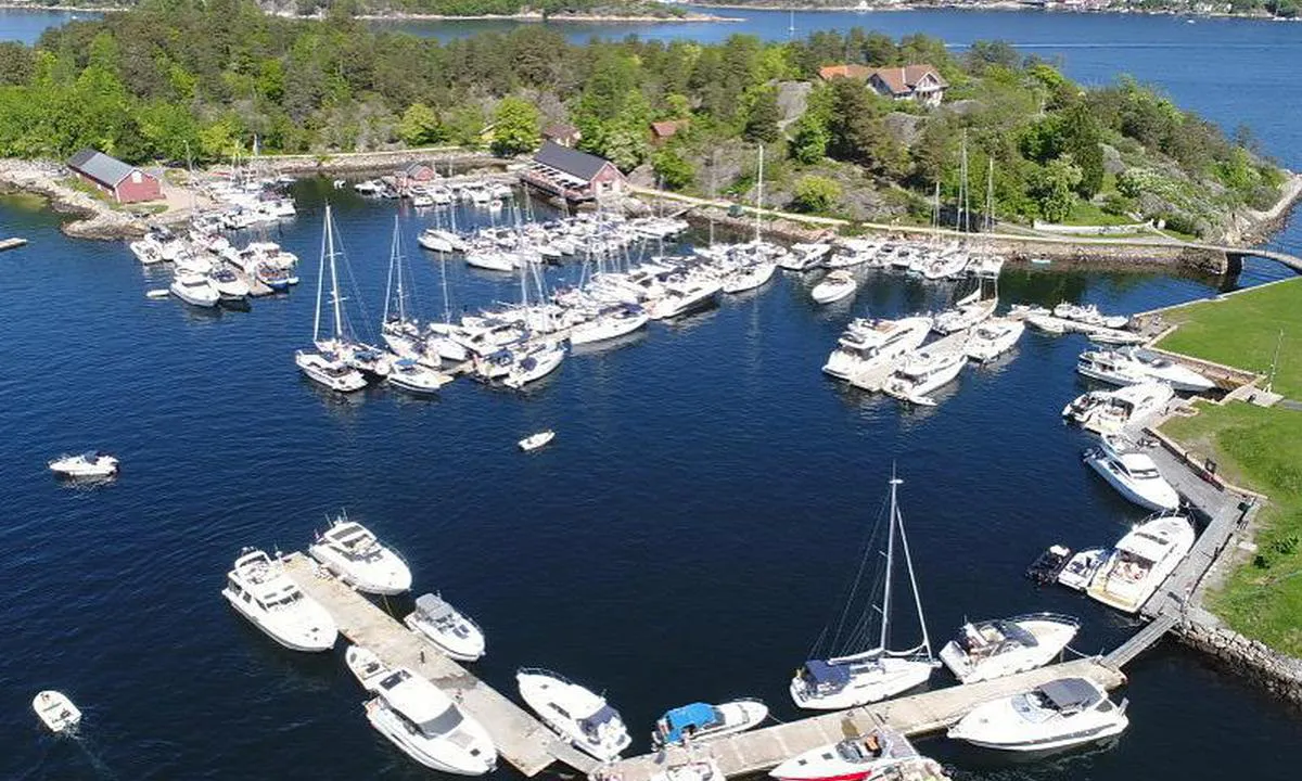 {"base": "no", "no": "Foto: Berit Fredheim, Oscarsborg Gjestehavn", "se": "Foto: Berit Fredheim, Oscarsborg G\u00e4sthamn", "en": "Photo: Berit Fredheim, Oscarsborg Guest Harbour", "da": "Foto: Berit Fredheim, Oscarsborg G\u00e6stehavn"}