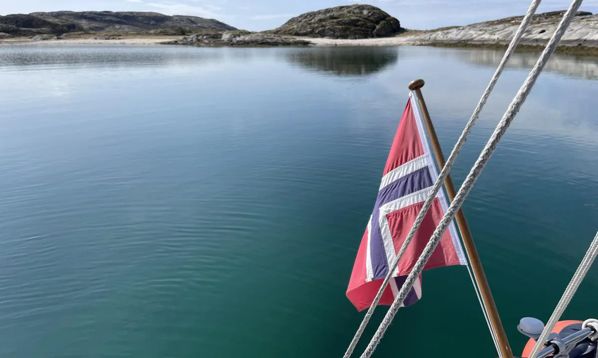 Osholmen - Landegode På svaj (fortøyningsbøye). Fantastisk fin bukt og sandstrender. 
Mai 2023.