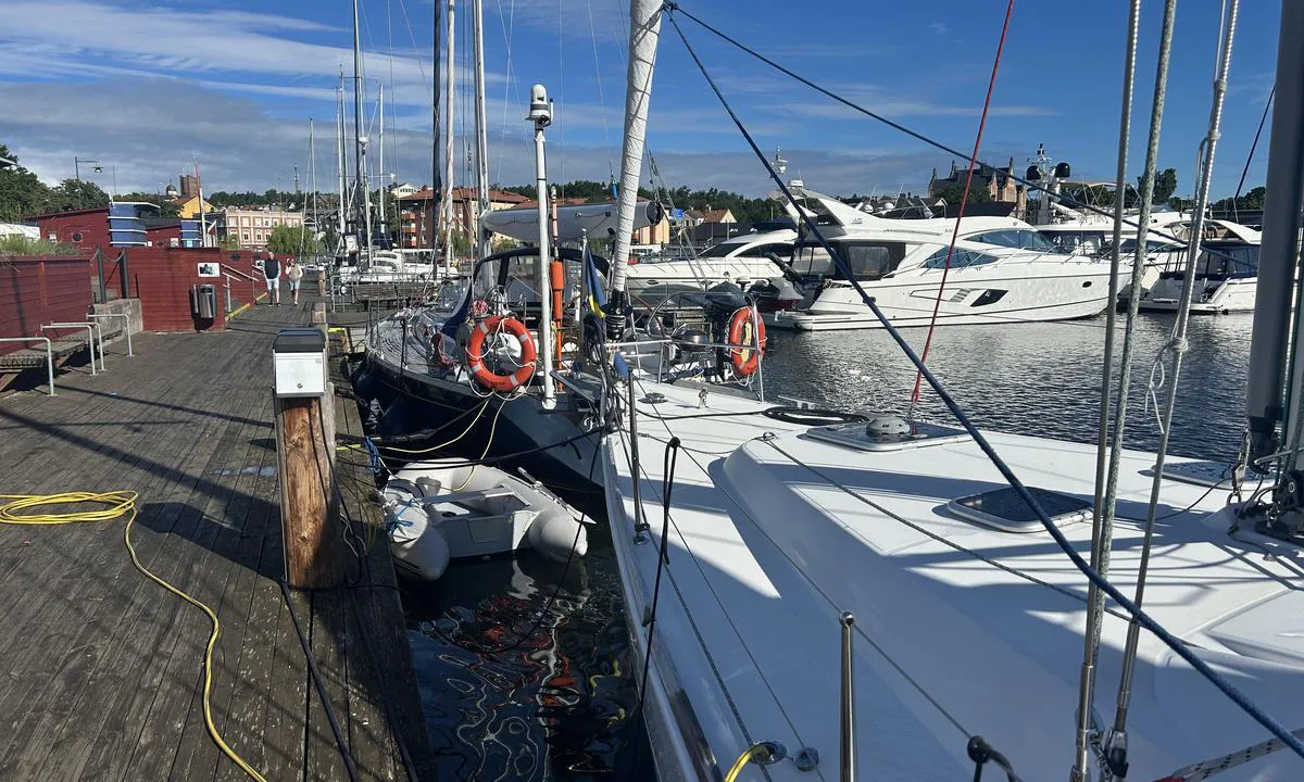 Oskarshamn - Brädholmen: {"base": "no", "no": "Noen langsideplasser", "se": "N\u00e5gra l\u00e5ngsidesplatser", "en": "Some alongside berths", "da": "Nogle langsidemoler", "fr": "Quelques places \u00e0 quai longside", "de": "Einige L\u00e4ngsseitenpl\u00e4tze", "es": "Algunos lugares de atraco en paralelo", "it": "Alcuni posti laterali", "pt": "Algumas vagas ao longo do cais", "nl": "Enkele langsplekken", "pl": "Niekt\u00f3re miejsca d\u0142ugoburtowe", "uk": "\u0414\u0435\u044f\u043a\u0456 \u043c\u0456\u0441\u0446\u044f \u0432\u0437\u0434\u043e\u0432\u0436 \u043f\u0440\u0438\u0447\u0430\u043b\u0443", "ro": "C\u00e2teva locuri pentru acostare pe laterala", "tr": "Baz\u0131 k\u0131y\u0131ya paralel yerler", "el": "\u039c\u03b5\u03c1\u03b9\u03ba\u03ad\u03c2 \u03b8\u03ad\u03c3\u03b5\u03b9\u03c2 \u03ba\u03b1\u03c4\u03ac \u03bc\u03ae\u03ba\u03bf\u03c2", "cs": "N\u011bkter\u00e9 m\u00edsta u mola", "hu": "N\u00e9h\u00e1ny oldalhely", "fi": "Muutama pitk\u00e4 sivupaikka", "bg": "\u041d\u044f\u043a\u043e\u043b\u043a\u043e \u043c\u0435\u0441\u0442\u0430 \u0437\u0430 \u0441\u0442\u0440\u0430\u043d\u0438\u0447\u043d\u043e \u043f\u0440\u0438\u0441\u0442\u0430\u0432\u0430\u043d\u0435", "sr": "Neka bo\u010dna mesta", "et": "M\u00f5ned k\u00fcljekaaluga kohad", "lv": "Da\u017ei s\u0101nu piest\u0101t\u0146u vietas", "lt": "Kai kurios vietos \u0161one"}