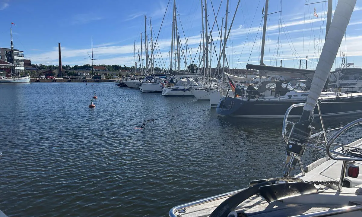 Oskarshamn - Brädholmen: {"base": "no", "no": "Flest b\u00f8yeplasser", "se": "Flest bojplatser", "en": "Most mooring buoys", "da": "Flest b\u00f8jepladser", "fr": "La plupart des mouillages sur bou\u00e9e", "de": "Die meisten Bojenpl\u00e4tze", "es": "La mayor\u00eda de los puntos de amarre", "it": "La maggior parte dei posti alla boa", "pt": "A maioria dos lugares de ancoragem", "nl": "De meeste ligplaatsen aan boeien", "pl": "Najwi\u0119cej miejsc do cumowania na bojach", "uk": "\u041d\u0430\u0439\u0431\u0456\u043b\u044c\u0448\u0435 \u043c\u0456\u0441\u0446\u044c \u043d\u0430 \u0431\u0443\u044f\u0445", "ro": "Cele mai multe locuri de acostare la geamandur\u0103", "tr": "En \u00e7ok \u015famand\u0131ra yeri", "el": "\u039f\u03b9 \u03c0\u03b5\u03c1\u03b9\u03c3\u03c3\u03cc\u03c4\u03b5\u03c1\u03b5\u03c2 \u03b8\u03ad\u03c3\u03b5\u03b9\u03c2 \u03c3\u03b5 \u03c0\u03c1\u03cc\u03c3\u03b4\u03b5\u03c3\u03b7 \u03bc\u03b5 \u03c3\u03b7\u03bc\u03b1\u03b4\u03bf\u03cd\u03c1\u03b5\u03c2", "cs": "Nejv\u00edce b\u00f3jov\u00fdch m\u00edst", "hu": "<p>Legt\u00f6bb b\u00f3jahely</p>", "fi": "<em>Eniten poijupaikkoja</em>", "bg": "\u041d\u0430\u0439-\u043c\u043d\u043e\u0433\u043e \u043c\u0435\u0441\u0442\u0430 \u0441 \u0431\u0443\u0439\u043e\u0432\u0435", "sr": "Najvi\u0161e mesta za privezivanje na bovu", "et": "Enamik poikohta", "lv": "Liel\u0101k\u0101 da\u013ca boju vietu", "lt": "Daugiausia pl\u016bdur\u0173 viet\u0173"}