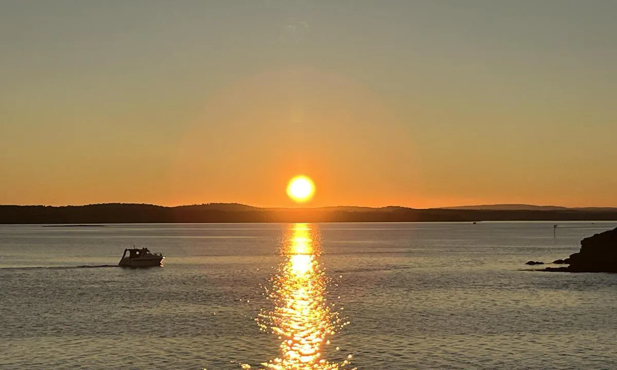 Østre Bolærne: {"base": "no", "no": "Solnedgangen sett fra \u00d8stre Bol\u00e6rne", "se": "Solnedg\u00e5ngen sedd fr\u00e5n \u00d6stra Bol\u00e6rne", "en": "The sunset seen from \u00d8stre Bol\u00e6rne", "da": "Solnedgangen set fra \u00d8stre Bol\u00e6rne", "fr": "Le coucher du soleil vu de \u00d8stre Bol\u00e6rne", "de": "Der Sonnenuntergang gesehen von \u00d8stre Bol\u00e6rne", "es": "La puesta del sol vista desde \u00d8stre Bol\u00e6rne", "it": "Il tramonto visto da \u00d8stre Bol\u00e6rne", "pt": "O P\u00f4r do Sol visto de \u00d8stre Bol\u00e6rne", "nl": "De zonsondergang gezien vanaf \u00d8stre Bol\u00e6rne", "pl": "Zach\u00f3d s\u0142o\u0144ca widziany z \u00d8stre Bol\u00e6rne", "uk": "\u0417\u0430\u0445\u0456\u0434 \u0441\u043e\u043d\u0446\u044f, \u043f\u043e\u0431\u0430\u0447\u0435\u043d\u0438\u0439 \u0437\u0456 \u0421\u0445\u0456\u0434\u043d\u043e\u0433\u043e \u0411\u043e\u043b\u044f\u0440\u043d\u0435", "ro": "Apusul v\u0103zut de pe \u00d8stre Bol\u00e6rne", "tr": "\u00d6stre Bol\u00e6rne'den g\u00f6r\u00fclen g\u00fcn bat\u0131m\u0131", "el": "\u0397 \u03b4\u03cd\u03c3\u03b7 \u03c4\u03bf\u03c5 \u03b7\u03bb\u03af\u03bf\u03c5 \u03cc\u03c0\u03c9\u03c2 \u03c6\u03b1\u03af\u03bd\u03b5\u03c4\u03b1\u03b9 \u03b1\u03c0\u03cc \u03c4\u03b7\u03bd \u0391\u03bd\u03b1\u03c4\u03bf\u03bb\u03b9\u03ba\u03ae Bol\u00e6rne", "cs": "Z\u00e1pad slunce vid\u011bn\u00fd z \u00d8stre Bol\u00e6rne", "hu": "Naplemente \u00d8stre Bol\u00e6rne-b\u00f3l n\u00e9zve", "fi": "Auringonlasku n\u00e4htyn\u00e4 It\u00e4-Bol\u00e6rnesta", "bg": "\u0417\u0430\u043b\u0435\u0437\u044a\u0442, \u0432\u0438\u0434\u044f\u043d \u043e\u0442 \u00d8stre Bol\u00e6rne", "sr": "Zalazak sunca vi\u0111eno sa \u00d8stre Bol\u00e6rne", "et": "P\u00e4ikeseloojang vaadatuna \u00d8stre Bol\u00e6rne'lt", "lv": "Saulriets skats no \u00d8stre Bol\u00e6rne", "lt": "Saul\u0117lydis matomas i\u0161 \u00d8stre Bol\u00e6rne"}