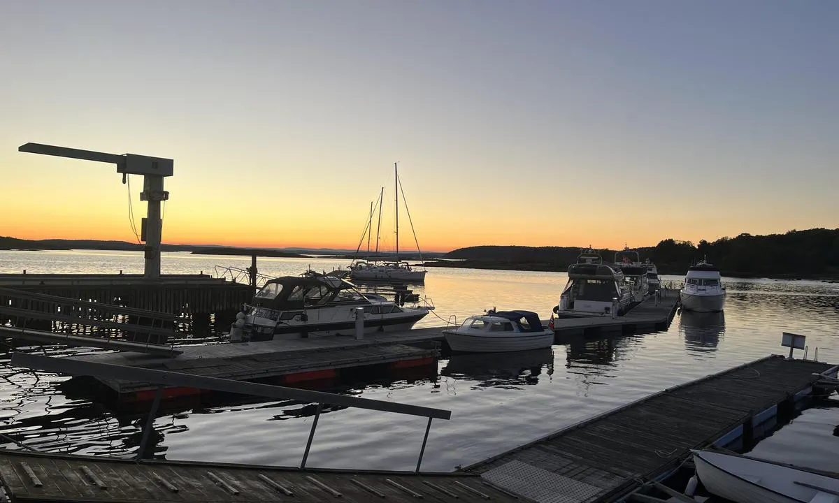 Østre Bolærne: {"base": "no", "no": "Kveldsstemning p\u00e5 \u00d8stre Bol\u00e6rne", "se": "Kv\u00e4llsst\u00e4mning p\u00e5 \u00d6stra Bol\u00e4rna", "en": "Evening atmosphere at \u00d8stre Bol\u00e6rne", "da": "Aftenstemning p\u00e5 \u00d8stre Bol\u00e6rne", "fr": "Ambiance du soir \u00e0 \u00d8stre Bol\u00e6rne", "de": "Abendstimmung auf \u00d8stre Bol\u00e6rne", "es": "Ambiente vespertino en \u00d8stre Bol\u00e6rne", "it": "Atmosfera serale a \u00d8stre Bol\u00e6rne", "pt": "Atmosfera noturna em \u00d8stre Bol\u00e6rne", "nl": "Avondsfeer op \u00d8stre Bol\u00e6rne", "pl": "Wieczorny nastr\u00f3j na \u00d8stre Bol\u00e6rne", "uk": "\u0412\u0435\u0447\u0456\u0440\u043d\u044f \u0430\u0442\u043c\u043e\u0441\u0444\u0435\u0440\u0430 \u043d\u0430 \u0421\u0445\u0456\u0434\u043d\u0438\u0445 \u0411\u043e\u043b\u0435\u0440\u043d\u0435", "ro": "Atmosfer\u0103 de sear\u0103 la \u00d8stre Bol\u00e6rne", "tr": "Ak\u015fam atmosferi \u00d8stre Bol\u00e6rne", "el": "\u0392\u03c1\u03b1\u03b4\u03b9\u03bd\u03ae \u03b1\u03c4\u03bc\u03cc\u03c3\u03c6\u03b1\u03b9\u03c1\u03b1 \u03c3\u03c4\u03bf \u00d8stre Bol\u00e6rne", "cs": "Ve\u010dern\u00ed atmosf\u00e9ra na \u00d8stre Bol\u00e6rne", "hu": "Esti hangulat \u00d8stre Bol\u00e6rne-n", "fi": "Ilta tunnelma it\u00e4isell\u00e4 Bol\u00e6rnella", "bg": "\u0412e\u0447\u0435\u0440\u043d\u0430 \u0430\u0442\u043c\u043e\u0441\u0444\u0435\u0440\u0430 \u043d\u0430 \u00d8stre Bol\u00e6rne", "sr": "Ve\u010dernja atmosfera na Isto\u010dnom Bolernu", "et": "\u00d5htune meeleolu \u00d8stre Bol\u00e6rnel", "lv": "Vakara noska\u0146a \u00d8stre Bol\u00e6rne", "lt": "Vakaro atmosfera rytin\u0117je Bol\u00e6rne saloje"}