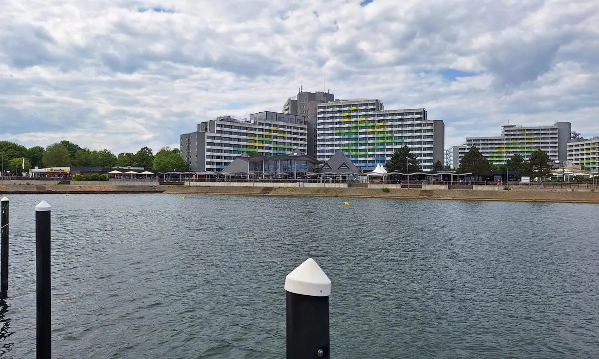 Ostseebad Damp: {"base": "en", "no": "Nordlige del av havnen", "se": "Norra delen av hamnen", "en": "Nothern part of the harbour", "da": "Den nordlige del af havnen", "fr": "La partie nord du port", "de": "N\u00f6rdlicher Teil des Hafens", "es": "Parte norte del puerto", "it": "Parte settentrionale del porto", "pt": "Parte norte do porto", "nl": "Noordelijk deel van de haven", "pl": "P\u00f3\u0142nocna cz\u0119\u015b\u0107 portu", "uk": "\u041f\u0456\u0432\u043d\u0456\u0447\u043d\u0430 \u0447\u0430\u0441\u0442\u0438\u043d\u0430 \u0433\u0430\u0432\u0430\u043d\u0456", "ro": "Partea nordic\u0103 a portului", "tr": "Liman\u0131n kuzey b\u00f6l\u00fcm\u00fc", "el": "\u0392\u03cc\u03c1\u03b5\u03b9\u03bf \u03c4\u03bc\u03ae\u03bc\u03b1 \u03c4\u03bf\u03c5 \u03bb\u03b9\u03bc\u03b1\u03bd\u03b9\u03bf\u03cd", "cs": "Severn\u00ed \u010d\u00e1st p\u0159\u00edstavu", "hu": "A kik\u00f6t\u0151 \u00e9szaki r\u00e9sze", "fi": "Sataman pohjoisosa", "bg": "\u0421\u0435\u0432\u0435\u0440\u043d\u0430 \u0447\u0430\u0441\u0442 \u043d\u0430 \u043f\u0440\u0438\u0441\u0442\u0430\u043d\u0438\u0449\u0435\u0442\u043e", "sr": "Severni deo luke", "et": "Sadamap\u00f5hjaosa", "lv": "Ostas zieme\u013cu da\u013ca", "lt": "Uosto \u0161iaurin\u0117 dalis"}