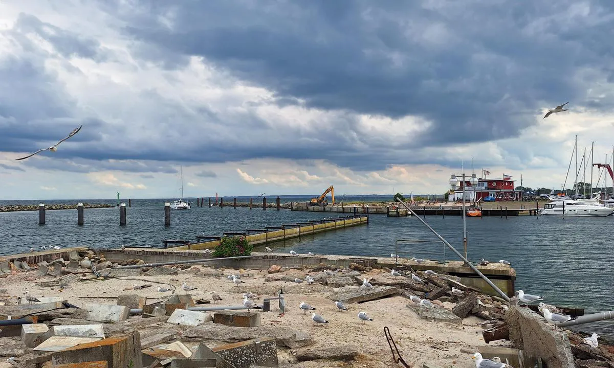 Ostseebad Damp: {"base": "en", "no": "Havnens inngang. Du kan fremdeles se noen effekter av oktoberstormen i 2023", "se": "Hamnens inlopp. Du kan fortfarande se n\u00e5gra effekter av oktoberstormen 2023", "en": "Harbour entrance. You can still see some effects of the october storm of 2023", "da": "Havneindl\u00f8b. Du kan stadig se nogle af virkningerne fra oktoberstormen i 2023", "fr": "Entr\u00e9e du port. Vous pouvez encore voir certains effets de la temp\u00eate d'octobre 2023", "de": "Hafeneinfahrt. Sie k\u00f6nnen immer noch einige Auswirkungen des Oktobersturms 2023 sehen.", "es": "Entrada al puerto. A\u00fan se pueden ver algunos efectos de la tormenta de octubre de 2023", "it": "Ingresso al porto. Puoi ancora vedere alcuni effetti della tempesta di ottobre del 2023", "pt": "Entrada do porto. Ainda \u00e9 poss\u00edvel ver alguns efeitos da tempestade de outubro de 2023", "nl": "Haveningang. U kunt nog steeds enkele effecten zien van de oktoberstorm van 2023", "pl": "Wej\u015bcie do portu. Nadal mo\u017cna zobaczy\u0107 niekt\u00f3re skutki pa\u017adziernikowej burzy z 2023 roku", "uk": "\u0412\u0445\u0456\u0434 \u0443 \u0433\u0430\u0432\u0430\u043d\u044c. \u0412\u0438 \u0432\u0441\u0435 \u0449\u0435 \u043c\u043e\u0436\u0435\u0442\u0435 \u0431\u0430\u0447\u0438\u0442\u0438 \u0434\u0435\u044f\u043a\u0456 \u043d\u0430\u0441\u043b\u0456\u0434\u043a\u0438 \u0436\u043e\u0432\u0442\u043d\u0435\u0432\u043e\u0457 \u0431\u0443\u0440\u0456 2023 \u0440\u043e\u043a\u0443", "ro": "Intrarea \u00een port. \u00cenc\u0103 mai pute\u021bi vedea unele efecte ale furtunii din octombrie 2023", "tr": "Liman giri\u015fi. 2023 Ekim f\u0131rt\u0131nas\u0131n\u0131n baz\u0131 etkilerini h\u00e2l\u00e2 g\u00f6rebilirsiniz", "el": "\u0395\u03af\u03c3\u03bf\u03b4\u03bf\u03c2 \u03bb\u03b9\u03bc\u03b1\u03bd\u03b9\u03bf\u03cd. \u039c\u03c0\u03bf\u03c1\u03b5\u03af\u03c4\u03b5 \u03b1\u03ba\u03cc\u03bc\u03b7 \u03bd\u03b1 \u03b4\u03b5\u03af\u03c4\u03b5 \u03bf\u03c1\u03b9\u03c3\u03bc\u03ad\u03bd\u03b1 \u03b1\u03c0\u03bf\u03c4\u03b5\u03bb\u03ad\u03c3\u03bc\u03b1\u03c4\u03b1 \u03c4\u03b7\u03c2 \u03ba\u03b1\u03c4\u03b1\u03b9\u03b3\u03af\u03b4\u03b1\u03c2 \u03c4\u03bf\u03c5 \u039f\u03ba\u03c4\u03c9\u03b2\u03c1\u03af\u03bf\u03c5 \u03c4\u03bf\u03c5 2023", "cs": "Vstup do p\u0159\u00edstavu. St\u00e1le m\u016f\u017eete vid\u011bt n\u011bkter\u00e9 n\u00e1sledky \u0159\u00edjnov\u00e9 bou\u0159e roku 2023.", "hu": "Kik\u00f6t\u0151 bej\u00e1rata. M\u00e9g mindig l\u00e1that\u00f3k a 2023 okt\u00f3beri vihar n\u00e9h\u00e1ny hat\u00e1sa", "fi": "Sataman sis\u00e4\u00e4nk\u00e4ynti. Voit yh\u00e4 n\u00e4hd\u00e4 joitakin vaikutuksia lokakuun 2023 myrskyst\u00e4.", "bg": "\u041f\u0440\u0438\u0441\u0442\u0430\u043d\u0438\u0449\u0435\u043d \u0432\u0445\u043e\u0434. \u0412\u0441\u0435 \u043e\u0449\u0435 \u043c\u043e\u0436\u0435\u0442\u0435 \u0434\u0430 \u0432\u0438\u0434\u0438\u0442\u0435 \u043d\u044f\u043a\u043e\u0438 \u043f\u043e\u0441\u043b\u0435\u0434\u0438\u0446\u0438 \u043e\u0442 \u043e\u043a\u0442\u043e\u043c\u0432\u0440\u0438\u0439\u0441\u043a\u0430\u0442\u0430 \u0431\u0443\u0440\u044f \u043f\u0440\u0435\u0437 2023 \u0433\u043e\u0434\u0438\u043d\u0430.", "sr": "Ulaz u luku. Jo\u0161 uvek mo\u017eete videti neke posledice oluji iz oktobra 2023.", "et": "Sadamasse sisenemine. V\u00f5ib endiselt n\u00e4ha 2023. aasta oktoobritormi m\u00f5jusid", "lv": "Ostas ieeja. Joproj\u0101m var redz\u0113t da\u017eas 2023. gada oktobra v\u0113tras sekas.", "lt": "Uosto \u012f\u0117jimas. Vis dar galima matyti kai kuriuos 2023 met\u0173 spalio audros padarinius"}