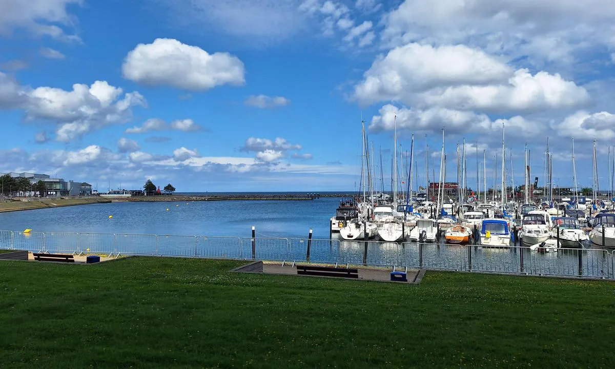 Ostseebad Damp: {"base": "en", "no": "Den nordlige halvdelen av havnen er under konstruksjon.", "se": "Den norra halvan av hamnen \u00e4r under konstruktion.", "en": "The nothern half of the harbour is under construction.", "da": "Den nordlige halvdel af havnen er under konstruktion.", "fr": "La moiti\u00e9 nord du port est en construction.", "de": "Die n\u00f6rdliche H\u00e4lfte des Hafens ist im Bau.", "es": "La mitad norte del puerto est\u00e1 en construcci\u00f3n.", "it": "La met\u00e0 settentrionale del porto \u00e8 in costruzione.", "pt": "A metade norte do porto est\u00e1 em constru\u00e7\u00e3o.", "nl": "Het noordelijke deel van de haven is in aanbouw.", "pl": "P\u00f3\u0142nocna cz\u0119\u015b\u0107 portu jest w trakcie budowy.", "uk": "\u041f\u0456\u0432\u043d\u0456\u0447\u043d\u0430 \u043f\u043e\u043b\u043e\u0432\u0438\u043d\u0430 \u0433\u0430\u0432\u0430\u043d\u0456 \u043f\u0435\u0440\u0435\u0431\u0443\u0432\u0430\u0454 \u043d\u0430 \u0441\u0442\u0430\u0434\u0456\u0457 \u0431\u0443\u0434\u0456\u0432\u043d\u0438\u0446\u0442\u0432\u0430.", "ro": "Partea nordic\u0103 a portului este \u00een construc\u021bie.", "tr": "Liman\u0131n kuzey yar\u0131s\u0131 in\u015faat halinde.", "el": "\u03a4\u03bf \u03b2\u03cc\u03c1\u03b5\u03b9\u03bf \u03bc\u03b9\u03c3\u03cc \u03c4\u03bf\u03c5 \u03bb\u03b9\u03bc\u03b1\u03bd\u03b9\u03bf\u03cd \u03b5\u03af\u03bd\u03b1\u03b9 \u03c5\u03c0\u03cc \u03ba\u03b1\u03c4\u03b1\u03c3\u03ba\u03b5\u03c5\u03ae.", "cs": "Severn\u00ed polovina p\u0159\u00edstavu je ve v\u00fdstavb\u011b.", "hu": "A kik\u00f6t\u0151 \u00e9szaki fele \u00e9p\u00edt\u00e9s alatt \u00e1ll.", "fi": "Sataman pohjoispuolisko on rakenteilla.", "bg": "\u0421\u0435\u0432\u0435\u0440\u043d\u0430\u0442\u0430 \u0447\u0430\u0441\u0442 \u043d\u0430 \u043f\u0440\u0438\u0441\u0442\u0430\u043d\u0438\u0449\u0435\u0442\u043e \u0435 \u0432 \u043f\u0440\u043e\u0446\u0435\u0441 \u043d\u0430 \u0441\u0442\u0440\u043e\u0438\u0442\u0435\u043b\u0441\u0442\u0432\u043e.", "sr": "Severna polovina luke je u izgradnji.", "et": "Sadamast p\u00f5hjapoolne osa on ehitamisel.", "lv": "Zieme\u013cu puse ost\u0101 ir b\u016bvniec\u012bbas stadij\u0101.", "lt": "\u0160iaurin\u0117 uosto dalis yra statyb\u0173 zonoje."}
