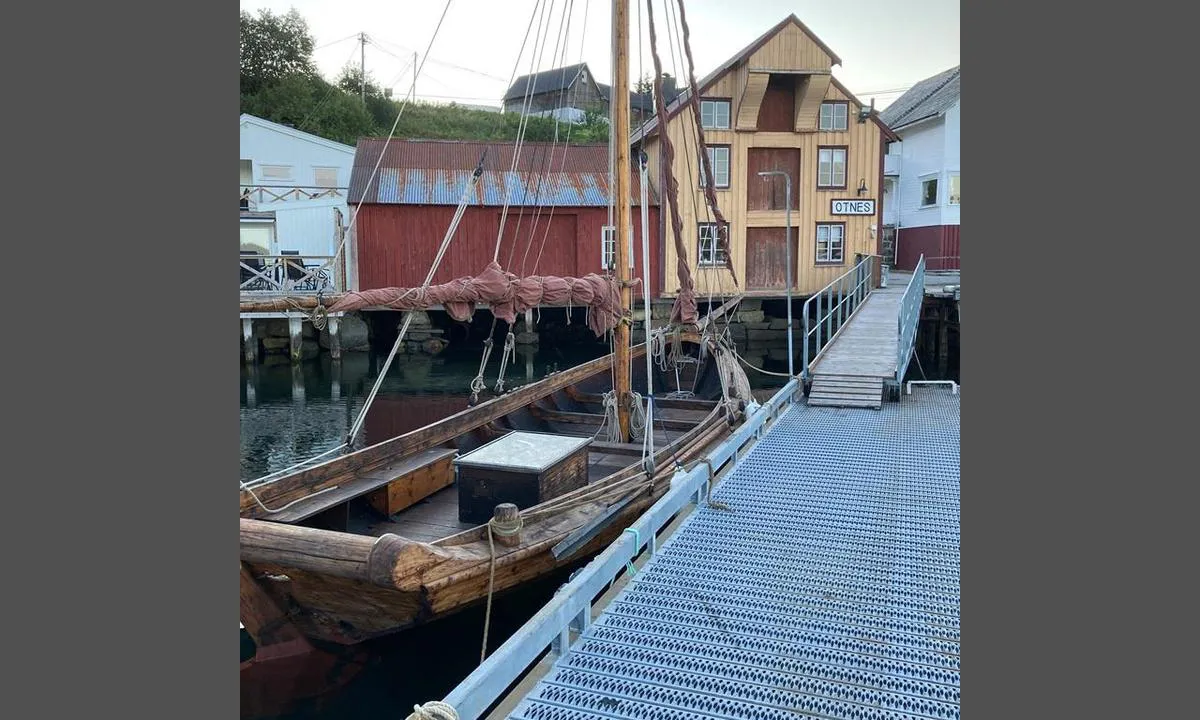 Otnesbrygga: Stille og rolig sted, men lite plass langs bryggene. Virket som om det lå mange båter fast der.