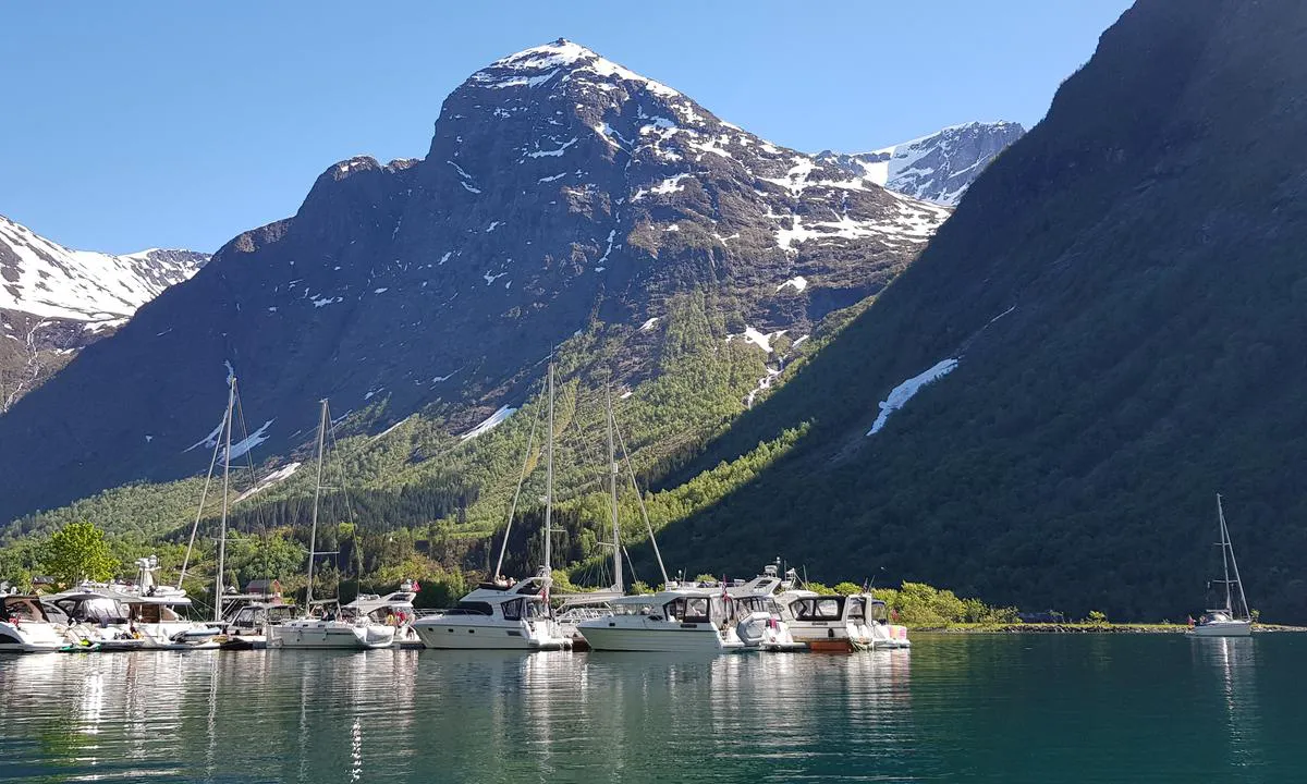 Øye Norangsfjorden: Flytebrygge med vann og strøm. Sanitæranlegg på kai med dysj og toalett.
Havneleige 120kr døgnet.