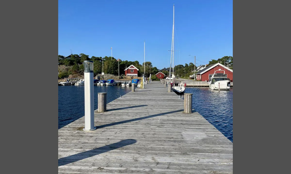 Øyenkilen Gjestehavn: {"base": "no", "no": "Ingen stor gjestehavn, men god plass i midten av august", "se": "Ingen stor g\u00e4sthamn, men gott om plats i mitten av augusti", "en": "Not a large guest harbor, but plenty of space in the middle of August", "da": "Ingen stor g\u00e6stehavn, men god plads midt i august", "fr": "Pas un grand port de plaisance, mais de la bonne place \u00e0 la mi-ao\u00fbt", "de": "Kein gro\u00dfer G\u00e4stehafen, aber viel Platz Mitte August", "es": "No es un puerto de hu\u00e9spedes grande, pero hay buen espacio a mediados de agosto", "it": "Non un grande porto per gli ospiti, ma c'\u00e8 spazio a sufficienza a met\u00e0 agosto", "pt": "N\u00e3o \u00e9 uma grande marina para visitantes, mas h\u00e1 bastante espa\u00e7o no meio de agosto.", "nl": "Geen grote jachthaven, maar voldoende ruimte midden augustus", "pl": "Niewielka przysta\u0144 go\u015bcinna, ale du\u017co miejsca w po\u0142owie sierpnia", "uk": "\u041d\u0435 \u0432\u0435\u043b\u0438\u043a\u0430 \u0433\u043e\u0441\u0442\u044c\u043e\u0432\u0430 \u0433\u0430\u0432\u0430\u043d\u044c, \u0430\u043b\u0435 \u0431\u0430\u0433\u0430\u0442\u043e \u043c\u0456\u0441\u0446\u044f \u0432 \u0441\u0435\u0440\u0435\u0434\u0438\u043d\u0456 \u0441\u0435\u0440\u043f\u043d\u044f", "ro": "Nu este un port mare pentru oaspe\u021bi, dar exist\u0103 suficient spa\u021biu la mijlocul lunii august", "tr": "B\u00fcy\u00fck bir misafir liman\u0131 de\u011fil, ama A\u011fustos ortas\u0131nda bolca yer var", "el": "\u038c\u03c7\u03b9 \u03bc\u03b5\u03b3\u03ac\u03bb\u03bf \u03bb\u03b9\u03bc\u03ac\u03bd\u03b9 \u03b5\u03c0\u03b9\u03c3\u03ba\u03b5\u03c0\u03c4\u03ce\u03bd, \u03b1\u03bb\u03bb\u03ac \u03b1\u03c1\u03ba\u03b5\u03c4\u03cc\u03c2 \u03c7\u03ce\u03c1\u03bf\u03c2 \u03c3\u03c4\u03b1 \u03bc\u03ad\u03c3\u03b1 \u0391\u03c5\u03b3\u03bf\u03cd\u03c3\u03c4\u03bf\u03c5", "cs": "\u017d\u00e1dn\u00fd velk\u00fd p\u0159\u00edstav pro hosty, ale dostatek m\u00edsta v polovin\u011b srpna", "hu": "Nem egy nagy vend\u00e9gkik\u00f6t\u0151, de augusztus k\u00f6zep\u00e9n van el\u00e9g hely", "fi": "Ei suuri vierassatama, mutta hyvin tilaa elokuun puoliv\u00e4liss\u00e4", "bg": "\u041d\u0435 \u0435 \u0433\u043e\u043b\u044f\u043c\u043e \u043f\u0440\u0438\u0441\u0442\u0430\u043d\u0438\u0449\u0435 \u0437\u0430 \u0433\u043e\u0441\u0442\u0438, \u043d\u043e \u0438\u043c\u0430 \u0434\u043e\u0441\u0442\u0430\u0442\u044a\u0447\u043d\u043e \u043c\u044f\u0441\u0442\u043e \u0432 \u0441\u0440\u0435\u0434\u0430\u0442\u0430 \u043d\u0430 \u0430\u0432\u0433\u0443\u0441\u0442", "sr": "\u041d\u0435\u043c\u0430 \u0432\u0435\u043b\u0438\u043a\u0435 \u0433\u043e\u0441\u0442\u0443\u0458\u0443\u045b\u0435 \u043b\u0443\u043a\u0435, \u0430\u043b\u0438 \u0438\u043c\u0430 \u0434\u043e\u0441\u0442\u0430 \u043c\u0435\u0441\u0442\u0430 \u0443 \u0441\u0440\u0435\u0434\u0438\u043d\u0438 \u0430\u0432\u0433\u0443\u0441\u0442\u0430.", "et": "Pole suur k\u00fclalisjahtkond, aga augusti keskel on palju ruumi", "lv": "Nav liela viesu osta, bet daudz vietas august\u0101 vid\u016b", "lt": "Ne didelis sve\u010di\u0173 uostas, ta\u010diau rugpj\u016b\u010dio viduryje yra daug vietos"}