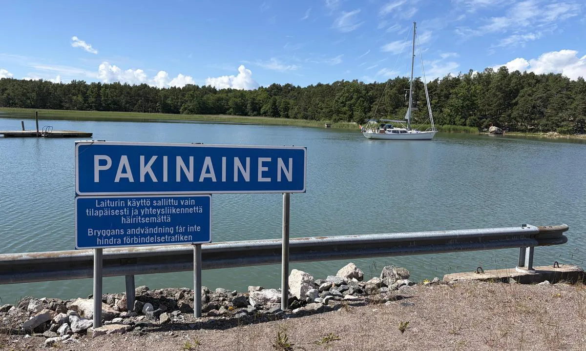 Pakinainen: {"base": "nl", "no": "Ved siden av ferjekaien er det en brygge. Denne er ikke egnet for store skip.", "se": "Vid sidan av f\u00e4rjepiren finns en brygga. Denna \u00e4r inte l\u00e4mplig f\u00f6r stora fartyg", "en": "Next to the ferry pier is a jetty. This is not suitable for large vessels.", "da": "Ved siden af f\u00e6rgemolen er en bro. Denne er ikke egnet til store skibe", "fr": "\u00c0 c\u00f4t\u00e9 de la jet\u00e9e du service de ferry, il y a un ponton. Celui-ci n'est pas adapt\u00e9 aux grands navires", "de": "Neben dem F\u00e4hranlegesteg befindet sich ein Steg. Dieser ist nicht f\u00fcr gro\u00dfe Schiffe geeignet.", "es": "Junto al muelle del servicio de ferry hay un embarcadero. Este no es adecuado para barcos grandes", "it": "Accanto al molo del traghetto c'\u00e8 una banchina. Questa non \u00e8 adatta per grandi navi", "pt": "Ao lado do cais do servi\u00e7o de ferry h\u00e1 um pont\u00e3o. Este n\u00e3o \u00e9 adequado para navios grandes", "nl": "Naast de pier van de veerdienst is een steiger. Deze is niet geschikt voor grote schepen", "pl": "Obok mola promowego znajduje si\u0119 pomost. Nie nadaje si\u0119 on dla du\u017cych statk\u00f3w.", "uk": "\u041f\u043e\u0440\u044f\u0434 \u0437 \u043f\u0456\u0440\u0441\u043e\u043c \u043f\u043e\u0440\u043e\u043c\u043d\u043e\u0457 \u043f\u0435\u0440\u0435\u043f\u0440\u0430\u0432\u0438 \u0454 \u043f\u0440\u0438\u0447\u0430\u043b. \u0412\u0456\u043d \u043d\u0435 \u043f\u0456\u0434\u0445\u043e\u0434\u0438\u0442\u044c \u0434\u043b\u044f \u0432\u0435\u043b\u0438\u043a\u0438\u0445 \u0441\u0443\u0434\u0435\u043d.", "ro": "L\u00e2ng\u0103 debarcaderul serviciului de feriboturi este un ponton. Acesta nu este potrivit pentru nave mari.", "tr": "Feribot iskelesinin yan\u0131nda bir iskele var. Bu b\u00fcy\u00fck gemiler i\u00e7in uygun de\u011fildir.", "el": "\u0394\u03af\u03c0\u03bb\u03b1 \u03c3\u03c4\u03b7\u03bd \u03b1\u03c0\u03bf\u03b2\u03ac\u03b8\u03c1\u03b1 \u03c4\u03b7\u03c2 \u03c0\u03bf\u03c1\u03b8\u03bc\u03b5\u03b9\u03b1\u03ba\u03ae\u03c2 \u03b3\u03c1\u03b1\u03bc\u03bc\u03ae\u03c2 \u03c5\u03c0\u03ac\u03c1\u03c7\u03b5\u03b9 \u03bc\u03b9\u03b1 \u03c0\u03c1\u03bf\u03b2\u03bb\u03ae\u03c4\u03b1. \u0391\u03c5\u03c4\u03ae \u03b4\u03b5\u03bd \u03b5\u03af\u03bd\u03b1\u03b9 \u03ba\u03b1\u03c4\u03ac\u03bb\u03bb\u03b7\u03bb\u03b7 \u03b3\u03b9\u03b1 \u03bc\u03b5\u03b3\u03ac\u03bb\u03b1 \u03c0\u03bb\u03bf\u03af\u03b1.", "cs": "Vedle mola trajektov\u00e9 slu\u017eby je molo. To nen\u00ed vhodn\u00e9 pro velk\u00e9 lod\u011b.", "hu": "A kompj\u00e1rat m\u00f3l\u00f3ja mellett van egy st\u00e9g. Ez nem alkalmas nagy haj\u00f3k sz\u00e1m\u00e1ra.", "fi": "Lauttaliikenteen laiturin vieress\u00e4 on laituri. T\u00e4m\u00e4 ei sovellu suurille aluksille.", "bg": "\u0414\u043e \u043a\u0435\u044f \u043d\u0430 \u0444\u0435\u0440\u0438\u0431\u043e\u0442\u043d\u0430\u0442\u0430 \u0443\u0441\u043b\u0443\u0433\u0430 \u0438\u043c\u0430 \u043f\u043e\u043d\u0442\u043e\u043d. \u0422\u043e\u0439 \u043d\u0435 \u0435 \u043f\u043e\u0434\u0445\u043e\u0434\u044f\u0449 \u0437\u0430 \u0433\u043e\u043b\u0435\u043c\u0438 \u043a\u043e\u0440\u0430\u0431\u0438.", "sr": "\u041f\u043e\u0440\u0435\u0434 \u043f\u0440\u0438\u0441\u0442\u0430\u043d\u0438\u0448\u0442\u0430 \u0442\u0440\u0430\u0458\u0435\u043a\u0442\u0430 \u043d\u0430\u043b\u0430\u0437\u0438 \u0441\u0435 \u043f\u043e\u043d\u0442\u043e\u043d. \u041e\u0432\u0430\u0458 \u043d\u0438\u0458\u0435 \u043f\u043e\u0433\u043e\u0434\u0430\u043d \u0437\u0430 \u0432\u0435\u043b\u0438\u043a\u0435 \u0431\u0440\u043e\u0434\u043e\u0432\u0435.", "et": "Praamidoki kai \u00e4\u00e4res on kai. See ei sobi suurtele laevadele.", "lv": "Blakus pr\u0101mju piest\u0101tnei ir piest\u0101tne. T\u0101 nav piem\u0113rota lieliem ku\u0123iem.", "lt": "\u0160alia kelt\u0173 prieplaukos yra prieplauka. \u0160i n\u0117ra tinkama dideliems laivams"}