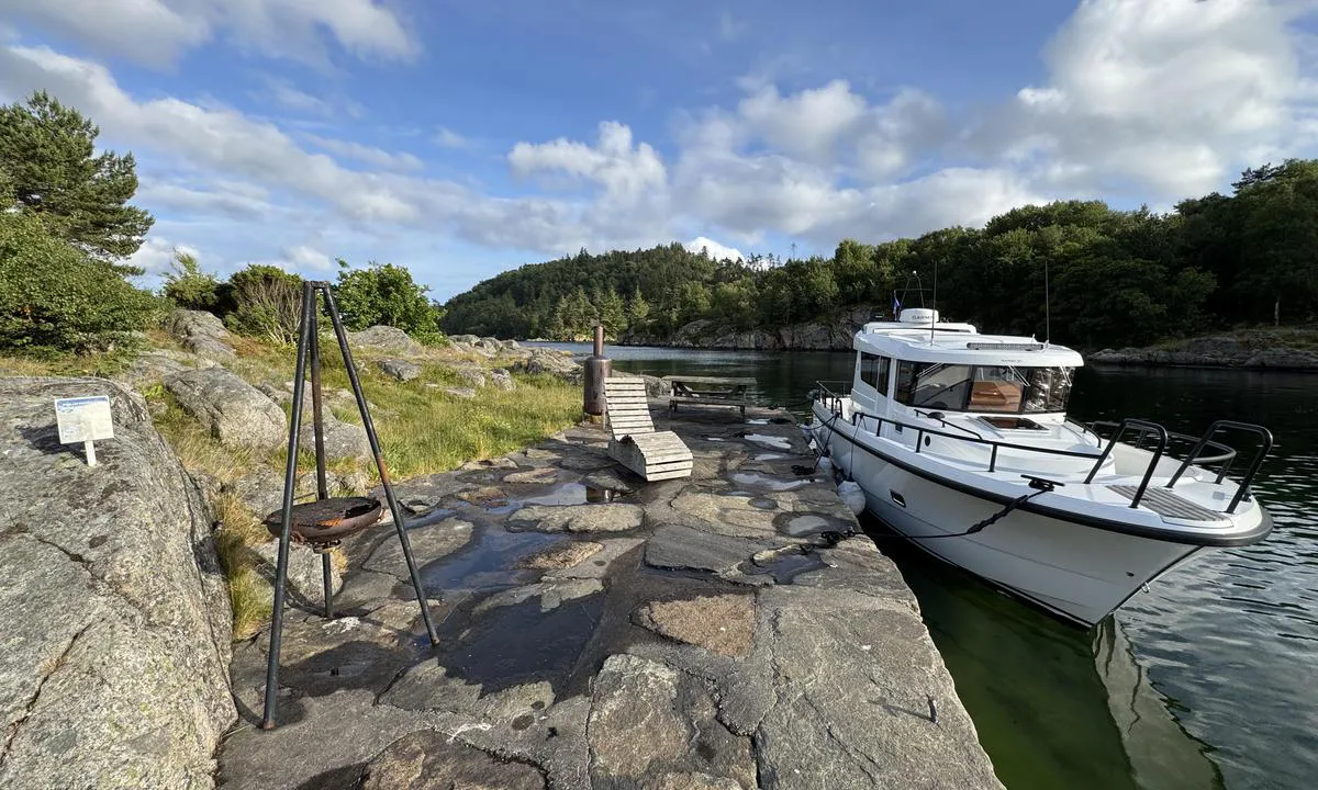 Paradisbukta: {"base": "no", "no": "Brygga p\u00e5 holmen", "se": "Bryggan p\u00e5 holmen", "en": "The pier on the islet", "da": "Broen p\u00e5 holmen", "fr": "Le quai sur l'\u00eelot", "de": "Der Steg auf der Insel", "es": "El muelle en el islote", "it": "Il molo sull'isolotto", "pt": "O cais na ilhota", "nl": "De steiger op het eiland", "pl": "Pomost na wyspie", "uk": "\u041f\u0440\u0438\u0447\u0430\u043b \u043d\u0430 \u043e\u0441\u0442\u0440\u0456\u0432\u0446\u0456", "ro": "Debarcaderul de pe insul\u0103", "tr": "Adac\u0131kta iskele", "el": "\u0397 \u03b1\u03c0\u03bf\u03b2\u03ac\u03b8\u03c1\u03b1 \u03c3\u03c4\u03b7 \u03bd\u03b7\u03c3\u03af\u03b4\u03b1", "cs": "Molo na ostr\u016fvku", "hu": "A m\u00f3l\u00f3 a szigeten", "fi": "Laituri luodolla", "bg": "\u041a\u0435\u044f\u0442 \u043d\u0430 \u043c\u0430\u043b\u043a\u0438\u044f \u043e\u0441\u0442\u0440\u043e\u0432", "sr": "\u041f\u0440\u0438\u0441\u0442\u0430\u043d\u0438\u0448\u0442\u0435 \u043d\u0430 \u043e\u0441\u0442\u0440\u0432\u0443", "et": "Sadamakai saarel", "lv": "Piest\u0101tne uz salas", "lt": "<p>Prieplauka ant salos</p>"}