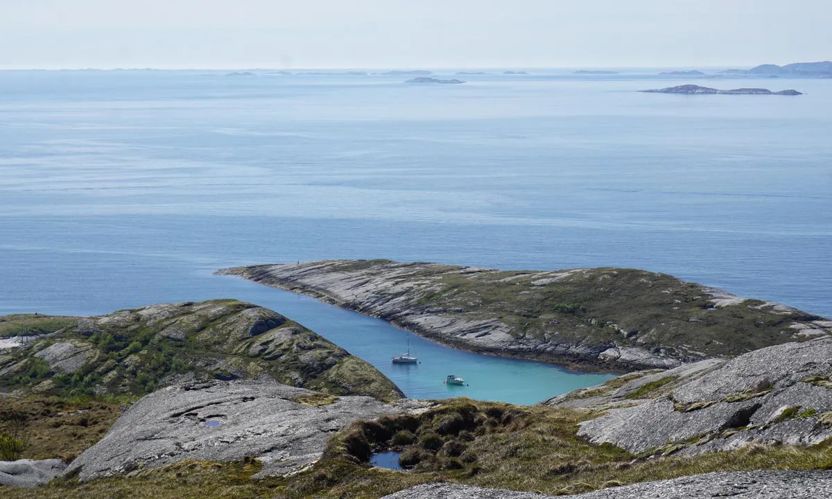 {"base": "no", "no": "Paradisbukta har tre fine strender og det er en flott tur til toppen av \u00f8ya.", "se": "Paradisbukten har tre fina str\u00e4nder och det \u00e4r en fantastisk promenad till toppen av \u00f6n.", "en": "Paradise Bay has three nice beaches and there is a great hike to the top of the island.", "da": "Paradisbukten har tre fine strande, og det er en fantastisk tur til toppen af \u00f8en."}