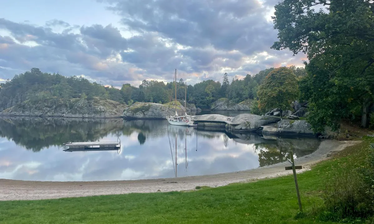 Paradisbukta - Langesund: {"base": "en", "no": "30. september 2025. Alene i paradiset", "se": "30 september 2025. Ensam i paradiset", "en": "September 30 2025. Alone in paradise", "da": "30. september 2025. Alene i paradis", "fr": "30 septembre 2025. Seul au paradis", "de": "30. September 2025. Allein im Paradies", "es": "30 de septiembre de 2025. Solo en el para\u00edso", "it": "30 settembre 2025. Solo in paradiso", "pt": "30 de setembro de 2025. Sozinho no para\u00edso", "nl": "30 september 2025. Alleen in het paradijs", "pl": "30 wrze\u015bnia 2025. Samotnie w raju", "uk": "30 \u0432\u0435\u0440\u0435\u0441\u043d\u044f 2025 \u0440\u043e\u043a\u0443. \u041e\u0434\u0438\u043d \u0443 \u0440\u0430\u044e", "ro": "30 septembrie 2025. Singur \u00een paradis", "tr": "30 Eyl\u00fcl 2025. Cennette yaln\u0131z", "el": "30 \u03a3\u03b5\u03c0\u03c4\u03b5\u03bc\u03b2\u03c1\u03af\u03bf\u03c5 2025. \u039c\u03cc\u03bd\u03bf\u03c2 \u03c3\u03c4\u03bf\u03bd \u03c0\u03b1\u03c1\u03ac\u03b4\u03b5\u03b9\u03c3\u03bf", "cs": "30. z\u00e1\u0159\u00ed 2025. Sami v r\u00e1ji", "hu": "2025. szeptember 30. Egyed\u00fcl a paradicsomban", "fi": "30. syyskuuta 2025. Yksin paratiisissa", "bg": "30 \u0441\u0435\u043f\u0442\u0435\u043c\u0432\u0440\u0438 2025 \u0433. \u0421\u0430\u043c \u0432 \u0440\u0430\u044f", "sr": "30. septembar 2025. Sam u raju", "et": "30. september 2025. \u00dcksi paradiisis", "lv": "2025. gada 30. septembris. Viens parad\u012bz\u0113", "lt": "2025 m. rugs\u0117jo 30 d. Vienas rojuje"}