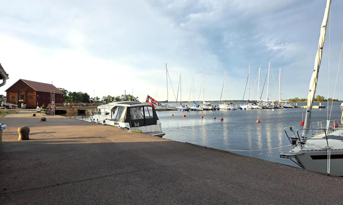 Påskallaviks Gästhamn: {"base": "no", "no": "Ny flytebrygge og b\u00f8lgebryter med el og vann og Y-bommer p\u00e5 nordsiden av havnen fra 2023.", "se": "Ny flytbrygga och v\u00e5gbrytare med el och vatten samt Y-pirrar p\u00e5 nordsidan av hamnen fr\u00e5n 2023.", "en": "New floating pontoon and breakwater with electricity and water, and Y-pontoons on the north side of the harbor from 2023.", "da": "Ny flydebro og b\u00f8lgebryder med el og vand og Y-p\u00e6le p\u00e5 nordsiden af havnen fra 2023.", "fr": "Nouveau ponton flottant et brise-lames avec \u00e9lectricit\u00e9 et eau ainsi que des catways en Y du c\u00f4t\u00e9 nord du port \u00e0 partir de 2023.", "de": "Neue Schwimmstege und Wellenbrecher mit Strom und Wasser sowie Y-Pf\u00e4hle auf der Nordseite des Hafens ab 2023.", "es": "Nueva plataforma flotante y rompeolas con electricidad y agua y brazos en Y en el lado norte del puerto desde 2023.", "it": "Nuovo pontile galleggiante e frangionde con elettricit\u00e0, acqua e bitte a Y sul lato nord del porto dal 2023.", "pt": "Nova flota\u00e7\u00e3o e quebra-ondas com eletricidade e \u00e1gua e p\u00ederes em Y no lado norte do porto desde 2023.", "nl": "Nieuwe drijvende steiger en golfbreker met elektriciteit en water en Y-palen aan de noordzijde van de haven sinds 2023.", "pl": "Nowy p\u0142ywaj\u0105cy pomost i falochron z elektryczno\u015bci\u0105 i wod\u0105 oraz pacho\u0142kami Y po p\u00f3\u0142nocnej stronie portu od 2023 roku.", "uk": "\u041d\u043e\u0432\u0430 \u043f\u043b\u0430\u0432\u0443\u0447\u0430 \u043f\u0456\u0440\u0441 \u0442\u0430 \u0445\u0432\u0438\u043b\u0435\u0440\u0456\u0437 \u0437 \u0435\u043b\u0435\u043a\u0442\u0440\u0438\u043a\u043e\u044e, \u0432\u043e\u0434\u043e\u044e \u0442\u0430 Y-\u043e\u043f\u043e\u0440\u0430\u043c\u0438 \u043d\u0430 \u043f\u0456\u0432\u043d\u0456\u0447\u043d\u0456\u0439 \u0441\u0442\u043e\u0440\u043e\u043d\u0456 \u043f\u043e\u0440\u0442\u0443 \u0432\u0456\u0434 2023 \u0440\u043e\u043a\u0443.", "ro": "Nou\u0103 platform\u0103 plutitoare \u0219i sparg\u0103tor de valuri cu electricitate \u0219i ap\u0103 \u0219i posturi Y pe partea de nord a portului din 2023.", "tr": "2023'ten itibaren liman\u0131n kuzey taraf\u0131nda elektrik ve su bulunan yeni y\u00fczer iskele ve dalgak\u0131ran ile Y-\u015feklinde ba\u011flama kollar\u0131.", "el": "\u039d\u03ad\u03bf\u03c2 \u03c0\u03bb\u03c9\u03c4\u03cc\u03c2 \u03bc\u03cc\u03bb\u03bf\u03c2 \u03ba\u03b1\u03b9 \u03ba\u03c5\u03bc\u03b1\u03c4\u03bf\u03b8\u03c1\u03b1\u03cd\u03c3\u03c4\u03b7\u03c2 \u03bc\u03b5 \u03b7\u03bb\u03b5\u03ba\u03c4\u03c1\u03b9\u03c3\u03bc\u03cc \u03ba\u03b1\u03b9 \u03bd\u03b5\u03c1\u03cc \u03ba\u03b1\u03b9 \u03a5-\u03b2\u03c1\u03b1\u03c7\u03af\u03bf\u03bd\u03b5\u03c2 \u03c3\u03c4\u03b7 \u03b2\u03cc\u03c1\u03b5\u03b9\u03b1 \u03c0\u03bb\u03b5\u03c5\u03c1\u03ac \u03c4\u03bf\u03c5 \u03bb\u03b9\u03bc\u03b1\u03bd\u03b9\u03bf\u03cd \u03b1\u03c0\u03cc \u03c4\u03bf 2023.", "cs": "Nov\u00fd plovouc\u00ed mol a vlnolam s elekt\u0159inou, vodou a \"Y\" stojany na severn\u00ed stran\u011b p\u0159\u00edstavu od roku 2023.", "hu": "\u00daj \u00fasz\u00f3m\u00f3l\u00f3 \u00e9s hull\u00e1mfog\u00f3 elektromos \u00e1rammal, v\u00edzzel \u00e9s Y-oszlopokkal a kik\u00f6t\u0151 \u00e9szaki oldal\u00e1n 2023-t\u00f3l.", "fi": "Uusi kelluva laituri ja aallonmurtaja s\u00e4hk\u00f6- ja vesiliit\u00e4nn\u00f6ill\u00e4 sek\u00e4 Y-pulttikannattimilla sataman pohjoispuolella vuodesta 2023 l\u00e4htien.", "bg": "\u041d\u043e\u0432 \u043f\u043b\u0430\u0432\u0430\u0449 \u043a\u0435\u0439 \u0438 \u0432\u044a\u043b\u043d\u043e\u043b\u043e\u043c \u0441\u044a\u0441 \u0437\u0430\u0445\u0440\u0430\u043d\u0432\u0430\u043d\u0435 \u0441 \u0435\u043b\u0435\u043a\u0442\u0440\u0438\u0447\u0435\u0441\u0442\u0432\u043e \u0438 \u0432\u043e\u0434\u0430 \u0438 Y-\u043e\u0431\u0440\u0430\u0437\u043d\u0438 \u043f\u0435\u0440\u0438\u043b\u0438 \u043e\u0442 \u0441\u0435\u0432\u0435\u0440\u043d\u0430\u0442\u0430 \u0441\u0442\u0440\u0430\u043d\u0430 \u043d\u0430 \u043f\u0440\u0438\u0441\u0442\u0430\u043d\u0438\u0449\u0435\u0442\u043e \u043e\u0442 2023 \u0433\u043e\u0434\u0438\u043d\u0430.", "sr": "\u041d\u043e\u0432\u0438 \u043f\u043b\u0443\u0442\u0430\u0458\u0443\u045b\u0438 \u0434\u043e\u043a \u0438 \u0442\u0430\u043b\u0430\u0441\u043e\u0431\u0440\u0430\u043d \u0441\u0430 \u0441\u0442\u0440\u0443\u0458\u043e\u043c \u0438 \u0432\u043e\u0434\u043e\u043c \u0438 Y-\u0441\u0442\u0443\u0431\u0438\u045b\u0438\u043c\u0430 \u043d\u0430 \u0441\u0435\u0432\u0435\u0440\u043d\u043e\u0458 \u0441\u0442\u0440\u0430\u043d\u0438 \u043b\u0443\u043a\u0435 \u043e\u0434 2023. \u0433\u043e\u0434\u0438\u043d\u0435.", "et": "Uus ujuvsild ja lainemurdja elektri, vee ja Y-poldriga sadama p\u00f5hjak\u00fcljel aastast 2023.", "lv": "Jauna peldo\u0161a piest\u0101tne un vi\u013c\u0146u lau\u0161anas sargs ar elektroener\u0123iju un \u016bdeni, k\u0101 ar\u012b Y-veida stendi ostas zieme\u013cu pus\u0113 no 2023. gada.", "lt": "Nauja pl\u016bduriuojanti prieplauka ir bangolau\u017eis su elektra bei vandeniu ir Y formos liepteliais prie \u0161iaurin\u0117s uosto pus\u0117s nuo 2023 m."}