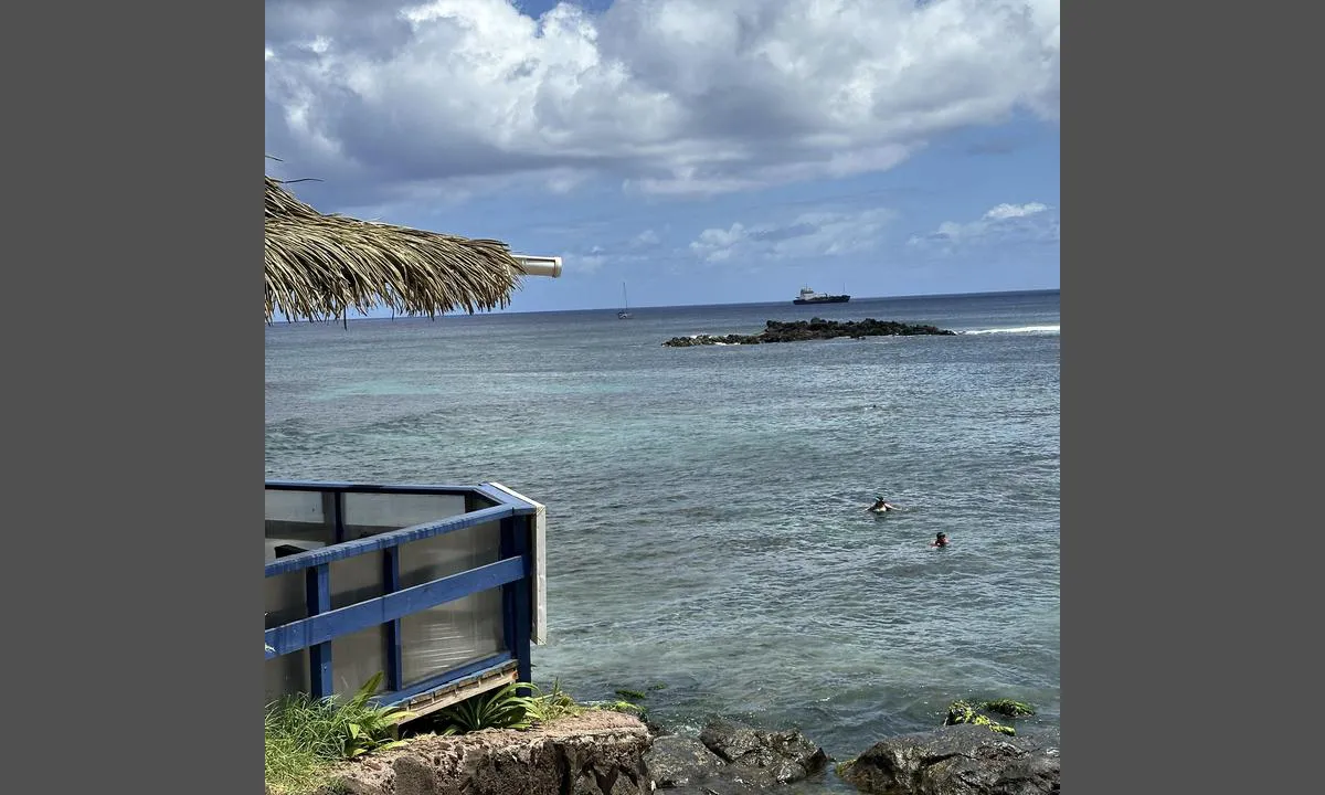 Påskeøya: {"base": "no", "no": "Utsikt mot b\u00e5ten", "se": "Utsikt mot b\u00e5ten", "en": "View towards the boat", "da": "Udsigt mod b\u00e5den", "fr": "Vue sur le bateau", "de": "Aussicht auf das Boot", "es": "Vista hacia el barco", "it": "Vista sulla barca", "pt": "Vista para o barco", "nl": "Uitzicht op de boot", "pl": "Widok na \u0142\u00f3d\u017a", "uk": "\u0412\u0438\u0434 \u043d\u0430 \u0447\u043e\u0432\u0435\u043d", "ro": "Priveli\u0219te spre barc\u0103", "tr": "Tekneye do\u011fru manzara", "el": "\u0398\u03ad\u03b1 \u03c0\u03c1\u03bf\u03c2 \u03c4\u03bf \u03c3\u03ba\u03ac\u03c6\u03bf\u03c2", "cs": "Pohled na lo\u010f", "hu": "Kil\u00e1t\u00e1s a haj\u00f3 fel\u00e9", "fi": "N\u00e4kym\u00e4 veneeseen", "bg": "\u0418\u0437\u0433\u043b\u0435\u0434 \u043a\u044a\u043c \u043b\u043e\u0434\u043a\u0430\u0442\u0430", "sr": "\u041f\u043e\u0433\u043b\u0435\u0434 \u043f\u0440\u0435\u043c\u0430 \u0431\u0440\u043e\u0434\u0443", "et": "Vaade paadile", "lv": "Skats uz laivu", "lt": "Vaizdas \u012f laiv\u0105"}