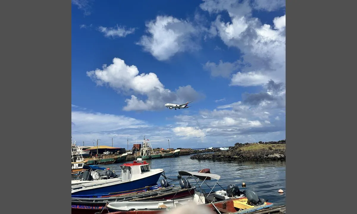 Påskeøya: {"base": "no", "no": "Havnenmed fly inn for landing", "se": "Hamnenmed flyg in f\u00f6r landning", "en": "The harbor with planes coming in for landing", "da": "Havnen med fly ind for landing", "fr": "Le port accueille les avions qui atterrissent", "de": "Der Hafen mit Flugzeuganflug", "es": "Puerto con llegada de hidroaviones", "it": "Il porto con l'atterraggio degli aerei", "pt": "Porto com chegada de avi\u00e3o para pouso", "nl": "De haven met vlieginstrukteur voor landing", "pl": "Port z l\u0105dowaniem samolot\u00f3w", "uk": "\u0413\u0430\u0432\u0430\u043d\u044c \u0437 \u043f\u043e\u0441\u0430\u0434\u043a\u043e\u0432\u043e\u044e \u0441\u043c\u0443\u0433\u043e\u044e \u0434\u043b\u044f \u043b\u0456\u0442\u0430\u043a\u0456\u0432", "ro": "Portul cu zborurile care aterizeaz\u0103", "tr": "Liman\u0131nda ini\u015fe ge\u00e7en u\u00e7aklar", "el": "\u03a4\u03bf \u03bb\u03b9\u03bc\u03ac\u03bd\u03b9 \u03bc\u03b5 \u03c4\u03b7\u03bd \u03c0\u03c1\u03bf\u03c3\u03b3\u03b5\u03af\u03c9\u03c3\u03b7 \u03b1\u03b5\u03c1\u03bf\u03c3\u03ba\u03ac\u03c6\u03bf\u03c5\u03c2", "cs": "P\u0159\u00edstav s p\u0159\u00edletem letadla na p\u0159ist\u00e1n\u00ed", "hu": "A kik\u00f6t\u0151, amelyhez rep\u00fcl\u0151g\u00e9ppel is meg\u00e9rkezhet", "fi": "Satama lentokoneiden laskeutumisreitill\u00e4", "bg": "\u041f\u0440\u0438\u0441\u0442\u0430\u043d\u0438\u0449\u0435\u0442\u043e \u043f\u0440\u0438 \u043a\u0430\u0446\u0430\u043d\u0435 \u043d\u0430 \u0441\u0430\u043c\u043e\u043b\u0435\u0442", "sr": "\u041f\u0440\u0438\u0441\u0442\u0430\u043d\u0438\u0448\u0442\u0435 \u0441\u0430 \u0441\u043b\u0435\u0442\u0430\u045a\u0435\u043c \u0430\u0432\u0438\u043e\u043d\u043e\u043c", "et": "Sadamalennukiga maandumiseks", "lv": "Osta ar lidma\u0161\u012bnas iera\u0161anos", "lt": "Uostas su l\u0117ktuvo nusileidimu"}