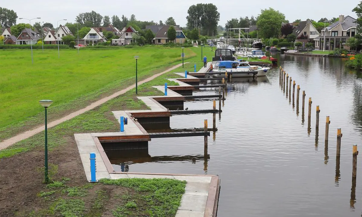 {"base": "nl", "no": "Gjestehavnen Tsjerkesleat <br>(Foto fra https://beleefijlst.nl/passantenhaven-tsjerkesleat/)", "se": "G\u00e4sthamnen Tsjerkesleat (Foto fr\u00e5n https://beleefijlst.nl/passantenhaven-tsjerkesleat/)", "en": "Visitors' Harbour Tsjerkesleat <br><br> (Photo from https://beleefijlst.nl/passantenhaven-tsjerkesleat/)", "da": "G\u00e6stehavn Tsjerkesleat<br><br>(Foto fra https://beleefijlst.nl/passantenhaven-tsjerkesleat/)", "fr": "Havre pour visiteurs Tsjerkesleat\n(Photo de https://beleefijlst.nl/passantenhaven-tsjerkesleat/)", "de": "Passantenhafen Tsjerkesleat\n(Foto von https://beleefijlst.nl/passantenhaven-tsjerkesleat/)", "es": "Puerto de visitantes Tsjerkesleat <br> (Foto de https://beleefijlst.nl/passantenhaven-tsjerkesleat/)", "it": "Porto per visitatori Tsjerkesleat<br>(Foto da https://beleefijlst.nl/passantenhaven-tsjerkesleat/)", "pt": "Porto de visitantes Tsjerkesleat<br>(Foto de https://beleefijlst.nl/passantenhaven-tsjerkesleat/)", "nl": "Passantenhaven Tsjerkesleat\r\n(Photo from https://beleefijlst.nl/passantenhaven-tsjerkesleat/)", "pl": "Port dla go\u015bci Tsjerkesleat<br>(Zdj\u0119cie z https://beleefijlst.nl/passantenhaven-tsjerkesleat/)", "uk": "\u0413\u043e\u0441\u0442\u044c\u043e\u0432\u0430 \u0433\u0430\u0432\u0430\u043d\u044c Tsjerkesleat\n(\u0424\u043e\u0442\u043e \u0437 https://beleefijlst.nl/passantenhaven-tsjerkesleat/)", "ro": "Port de trecere Tsjerkesleat <br><br> <a href='https://beleefijlst.nl/passantenhaven-tsjerkesleat/'>(Foto de pe https://beleefijlst.nl/passantenhaven-tsjerkesleat/)</a>", "tr": "Misafir Liman\u0131 Tsjerkesleat<br/>(Foto\u011fraf https://beleefijlst.nl/passantenhaven-tsjerkesleat/)", "el": "\u039b\u03b9\u03bc\u03ac\u03bd\u03b9 \u03c0\u03b5\u03c1\u03b1\u03c3\u03c4\u03b9\u03ba\u03ce\u03bd Tsjerkesleat\n(\u03a6\u03c9\u03c4\u03bf\u03b3\u03c1\u03b1\u03c6\u03af\u03b1 \u03b1\u03c0\u03cc https://beleefijlst.nl/passantenhaven-tsjerkesleat/)", "cs": "P\u0159\u00edstav pro hosty Tsjerkesleat<br />(Fotografie z https://beleefijlst.nl/passantenhaven-tsjerkesleat/)", "hu": "Vend\u00e9ghaj\u00f3kik\u00f6t\u0151 Tsjerkesleat (F\u00e9nyk\u00e9p a https://beleefijlst.nl/passantenhaven-tsjerkesleat/ oldalr\u00f3l)", "fi": "Vieraslaituri Tsjerkesleat<br><br><img src='https://beleefijlst.nl/passantenhaven-tsjerkesleat/' alt='Photo from https://beleefijlst.nl/passantenhaven-tsjerkesleat/'>", "bg": "\u041f\u0440\u0438\u0441\u0442\u0430\u043d\u0438\u0449\u0435 \u0437\u0430 \u0433\u043e\u0441\u0442\u0438 \u0426\u0435\u0440\u043a\u0435\u0441\u043b\u0430\u0442 (\u0421\u043d\u0438\u043c\u043a\u0430 \u043e\u0442 https://beleefijlst.nl/passantenhaven-tsjerkesleat/)", "sr": "Lu\u010dka za prolazne brodove Tsjerkesleat <br> (Fotografija sa https://beleefijlst.nl/passantenhaven-tsjerkesleat/)", "et": "K\u00fclastajasadam Tsjerkesleat\n(Foto alates https://beleefijlst.nl/passantenhaven-tsjerkesleat/)", "lv": "Pasa\u017eieru osta Tsjerkesleat<br />(Foto no <a href=\"https://beleefijlst.nl/passantenhaven-tsjerkesleat/\">https://beleefijlst.nl/passantenhaven-tsjerkesleat/</a>)", "lt": "Guestin\u0117 prieplauka Tsjerkesleat <img src=\"https://beleefijlst.nl/passantenhaven-tsjerkesleat/\" alt=\"Nuotrauka\" />"}