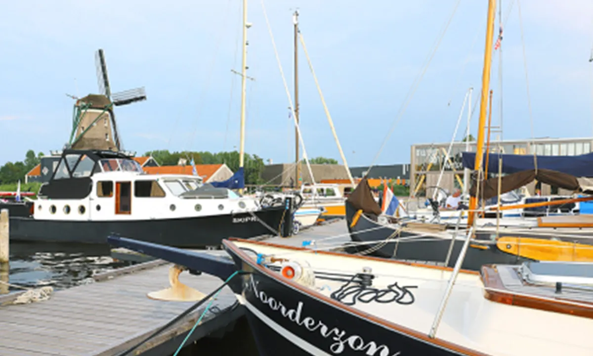 Passantenhaven IJlst: {"base": "nl", "no": "Gjestebrygge Houtstad IJlst<br><img src=\"https://beleefijlst.nl/passanten-steiger-houtstad-ijlst/\">", "se": "G\u00e4stbrygga Tr\u00e4staden IJlst<br />(Foto fr\u00e5n https://beleefijlst.nl/passanten-steiger-houtstad-ijlst/)", "en": "Visitors' Jetty Houtstad IJlst<br />(Photo from https://beleefijlst.nl/passanten-steiger-houtstad-ijlst/)", "da": "Passagerbro Houtstad IJlst<br />(Foto fra https://beleefijlst.nl/passanten-steiger-houtstad-ijlst/)", "fr": "Pontons pour visiteurs de Houtstad IJlst<br>(Photo de https://beleefijlst.nl/passanten-steiger-houtstad-ijlst/)", "de": "Passanten Steiger Houtstad IJlst<br>(Foto von https://beleefijlst.nl/passanten-steiger-houtstad-ijlst/)", "es": "Muelle para visitantes Houtstad IJlst<br>(Foto de https://beleefijlst.nl/passanten-steiger-houtstad-ijlst/)", "it": "Pontile visitatori Houtstad IJlst\n(Foto da https://beleefijlst.nl/passanten-steiger-houtstad-ijlst/)", "pt": "Cais de Visitantes Houtstad IJlst<br>(Foto de https://beleefijlst.nl/passanten-steiger-houtstad-ijlst/)", "nl": "Passanten Steiger Houtstad IJlst\r\n(Photo from https://beleefijlst.nl/passanten-steiger-houtstad-ijlst/)", "pl": "Pomost dla go\u015bci Houtstad IJlst<br><i>(Zdj\u0119cie z https://beleefijlst.nl/passanten-steiger-houtstad-ijlst/)</i>", "uk": "\u041f\u0456\u0440\u0441 \u0434\u043b\u044f \u0442\u0440\u0430\u043d\u0437\u0438\u0442\u043d\u0438\u0445 \u0441\u0443\u0434\u0435\u043d Houtstad IJlst<br>(\u0424\u043e\u0442\u043e \u0437 https://beleefijlst.nl/passanten-steiger-houtstad-ijlst/)", "ro": "Ponton pentru vizitatori Houtstad IJlst<br />(Fotografie de la https://beleefijlst.nl/passanten-steiger-houtstad-ijlst/)", "tr": "Misafir R\u0131ht\u0131m\u0131 Houtstad IJlst\n(Foto\u011fraf: https://beleefijlst.nl/passanten-steiger-houtstad-ijlst/)", "el": "\u03a0\u03c1\u03bf\u03b2\u03bb\u03ae\u03c4\u03b1 \u0395\u03c0\u03b9\u03c3\u03ba\u03b5\u03c0\u03c4\u03ce\u03bd Houtstad IJlst<br>(\u03a6\u03c9\u03c4\u03bf\u03b3\u03c1\u03b1\u03c6\u03af\u03b1 \u03b1\u03c0\u03cc \u03c4\u03bf https://beleefijlst.nl/passanten-steiger-houtstad-ijlst/)", "cs": "P\u0159\u00edstavi\u0161t\u011b pro hosty Houtstad IJlst<br/>(Foto z https://beleefijlst.nl/passanten-steiger-houtstad-ijlst/)", "hu": "Vend\u00e9gkik\u00f6t\u0151 faipari v\u00e1ros IJlst (Fot\u00f3: https://beleefijlst.nl/passanten-steiger-houtstad-ijlst/)", "fi": "Vieraslaituri Houtstad IJlst<br>(Kuva osoitteesta https://beleefijlst.nl/passanten-steiger-houtstad-ijlst/)", "bg": "\u041f\u0440\u0438\u0441\u0442\u0430\u043d\u0438\u0449\u043d\u0438 \u043c\u0435\u0441\u0442\u0430 \u0437\u0430 \u0433\u043e\u0441\u0442\u0438 \u0414\u044a\u0440\u0432\u0435\u043d\u0438\u044f\u0442 \u0433\u0440\u0430\u0434 \u0418\u0439\u043b\u0441\u0442 (\u0421\u043d\u0438\u043c\u043a\u0430 \u043e\u0442 https://beleefijlst.nl/passanten-steiger-houtstad-ijlst/)", "sr": "\u041f\u0443\u0442\u043d\u0438\u0447\u043a\u043e \u043f\u0440\u0438\u0441\u0442\u0430\u043d\u0438\u0448\u0442\u0435 Houtstad IJlst\n(\u0424\u043e\u0442\u043e\u0433\u0440\u0430\u0444\u0438\u0458\u0430 \u0441\u0430 https://beleefijlst.nl/passanten-steiger-houtstad-ijlst/)", "et": "M\u00f6\u00f6dumissild Houtstad IJlst<br><img src=\"https://beleefijlst.nl/passanten-steiger-houtstad-ijlst/\" alt=\"Foto m\u00f6\u00f6dumissillast Houtstad IJlst\" />", "lv": "Piest\u0101t\u0146u mols Houtstad IJlst<br />(Foto no https://beleefijlst.nl/passanten-steiger-houtstad-ijlst/)", "lt": "Prava\u017eiuojantys pontonais Houtstad IJlst <br> <img src=\"https://beleefijlst.nl/passanten-steiger-houtstad-ijlst/\" alt=\"nuotrauka\" />"}
