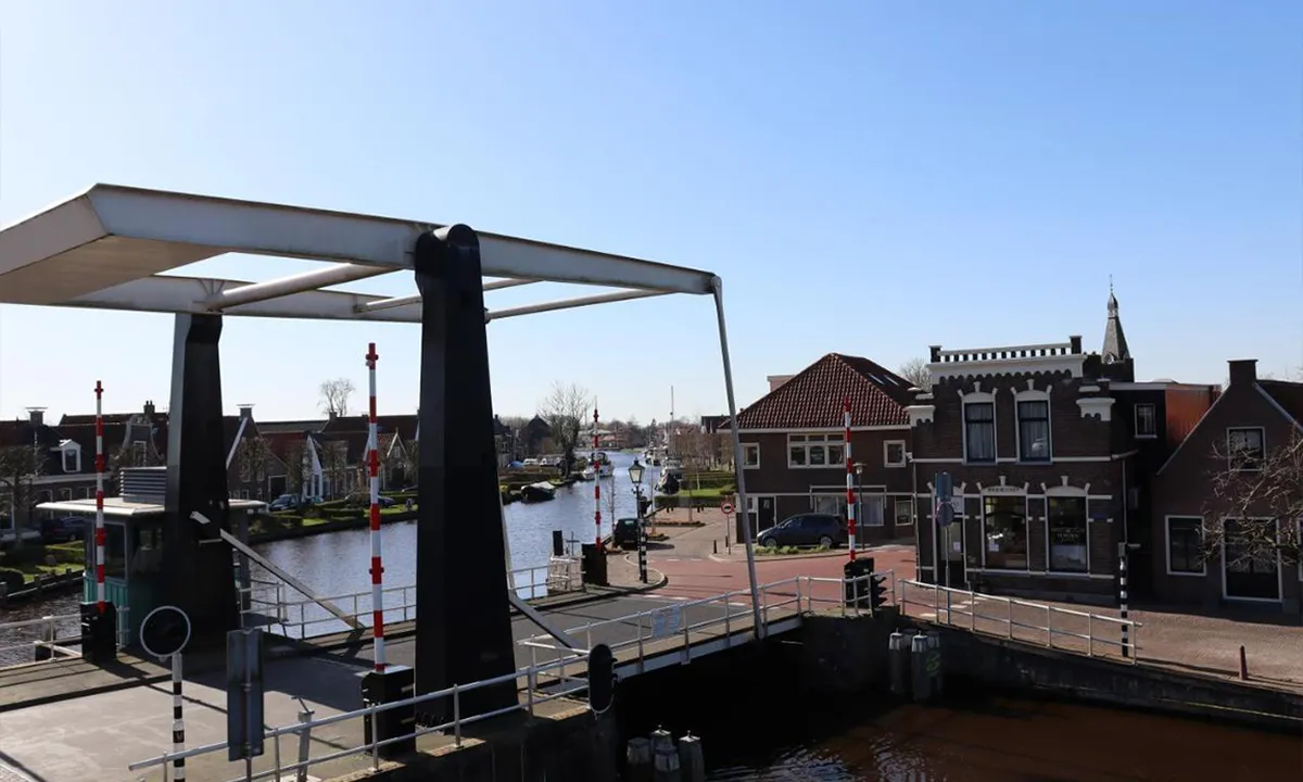 Passantenhaven IJlst: {"base": "nl", "no": "Gjestebrygge Havnekom<br><br>(Foto fra https://beleefijlst.nl/passantensteiger-havenkom/)", "se": "G\u00e4stbrygga Hamnbass\u00e4ng<br />(Foto fr\u00e5n https://beleefijlst.nl/passantensteiger-havenkom/)", "en": "Visitor jetty Harbour basin<br>(Photo from https://beleefijlst.nl/passantensteiger-havenkom/)", "da": "G\u00e6stebro Havnkom<br>(Foto fra https://beleefijlst.nl/passantensteiger-havenkom/)", "fr": "Ponton visiteurs Bassin du port<br />(Photo de https://beleefijlst.nl/passantensteiger-havenkom/)", "de": "Passantensteg Hafenbecken<br />(Foto von https://beleefijlst.nl/passantensteiger-havenkom/)", "es": "Muelle de tr\u00e1nsito de la bah\u00eda del puerto<br> <em>(Foto de https://beleefijlst.nl/passantensteiger-havenkom/)</em>", "it": "Pontile per visitatori Havenkom<br>(Foto da https://beleefijlst.nl/passantensteiger-havenkom/)", "pt": "Cais de passageiros Havenkom (Foto de https://beleefijlst.nl/passantensteiger-havenkom/)", "nl": "Passantensteiger Havenkom\r\n(Photo from https://beleefijlst.nl/passantensteiger-havenkom/)", "pl": "Keja dla go\u015bci Havenkom (Zdj\u0119cie z https://beleefijlst.nl/passantensteiger-havenkom/)", "uk": "\u041f\u0440\u0438\u0441\u0442\u0430\u043d\u044c \u0434\u043b\u044f \u0432\u0456\u0434\u0432\u0456\u0434\u0443\u0432\u0430\u0447\u0456\u0432 \u0413\u0430\u0432\u0435\u043d\u043a\u043e\u043c <br> (\u0424\u043e\u0442\u043e \u0437 https://beleefijlst.nl/passantensteiger-havenkom/)", "ro": "Ponton pentru vizitatori Havenkom <br>(Foto de la https://beleefijlst.nl/passantensteiger-havenkom/)", "tr": "Misafir \u0130skele Liman\u0131<br>(Foto\u011fraf: https://beleefijlst.nl/passantensteiger-havenkom/)", "el": "\u03a0\u03c1\u03bf\u03b2\u03bb\u03ae\u03c4\u03b1 \u03b4\u03b9\u03b5\u03c1\u03c7\u03bf\u03bc\u03ad\u03bd\u03c9\u03bd Havenkom <br/> (\u03a6\u03c9\u03c4\u03bf\u03b3\u03c1\u03b1\u03c6\u03af\u03b1 \u03b1\u03c0\u03cc https://beleefijlst.nl/passantensteiger-havenkom/)", "cs": "P\u0159\u00edstavi\u0161t\u011b pro n\u00e1v\u0161t\u011bvn\u00edky Havenkom<br />(Foto z https://beleefijlst.nl/passantensteiger-havenkom/)", "hu": "Vend\u00e9gm\u00f3l\u00f3 Havenkom<br>(Fot\u00f3: https://beleefijlst.nl/passantensteiger-havenkom/)", "fi": "Vieraslaituri Satama-allas <br> (Kuva osoitteesta https://beleefijlst.nl/passantensteiger-havenkom/)", "bg": "\u0412\u0440\u0435\u043c\u0435\u043d\u043d\u043e \u043f\u0440\u0438\u0441\u0442\u0430\u043d\u0438\u0449\u0435 Havenkom<br/>(\u0421\u043d\u0438\u043c\u043a\u0430 \u043e\u0442 https://beleefijlst.nl/passantensteiger-havenkom/)", "sr": "\u041f\u0440\u043e\u043b\u0430\u0437\u043d\u0438 \u043c\u043e\u043b \u043b\u0443\u043a\u0430", "et": "K\u00fclastajate kai Sadamalaht (Foto https://beleefijlst.nl/passantensteiger-havenkom/)", "lv": "Piest\u0101tne viesiem Ostas basein\u0101<br />(Foto no https://beleefijlst.nl/passantensteiger-havenkom/)", "lt": "Laikini prieplaukos vartai uosto \u012flankoje\n(Nuotrauka i\u0161 https://beleefijlst.nl/passantensteiger-havenkom/)"}