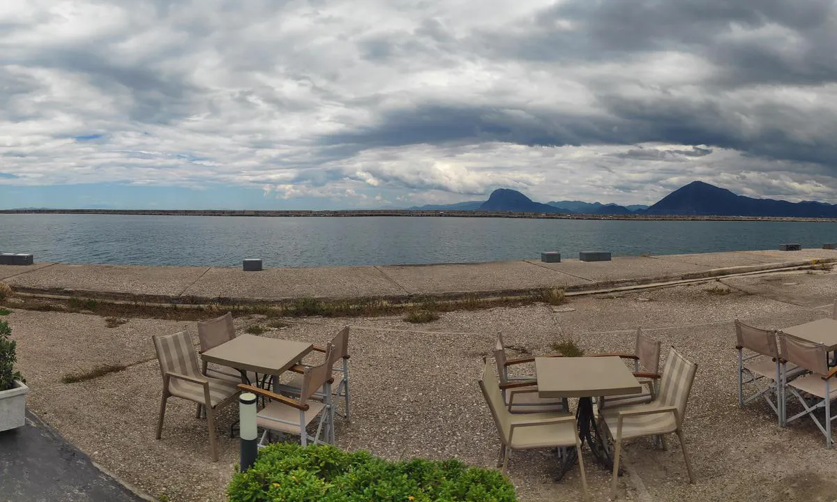Patras Marina: {"base": "en", "no": "Panoramabilde av de to inngangene til havnen med et bilde av moloen ogs\u00e5.", "se": "Panoramabild av de tv\u00e5 ing\u00e5ngarna till hamnen med en bild av piren ocks\u00e5.", "en": "Panorama shot of the two entrances to the harbor with a picture of the mole as well.", "da": "Panoramabillede af de to indgange til havnen med et billede af molen ogs\u00e5.", "fr": "Photo panoramique des deux entr\u00e9es du port avec une image de la jet\u00e9e \u00e9galement.", "de": "Panoramaaufnahme der beiden Hafeneinfahrten mit einem Bild der Mole.", "es": "Toma panor\u00e1mica de las dos entradas al puerto junto con una foto del malec\u00f3n.", "it": "Scatto panoramico dei due ingressi al porto con una foto del molo.", "pt": "Panorama das duas entradas do porto com uma imagem do quebra-mar tamb\u00e9m.", "nl": "Panoramafoto van de twee ingangen van de haven met ook een foto van de pier.", "pl": "Panoramiczne zdj\u0119cie dw\u00f3ch wej\u015b\u0107 do portu z obrazem falochronu.", "uk": "\u041f\u0430\u043d\u043e\u0440\u0430\u043c\u043d\u0438\u0439 \u0437\u043d\u0456\u043c\u043e\u043a \u0434\u0432\u043e\u0445 \u0432\u0445\u043e\u0434\u0456\u0432 \u0434\u043e \u0433\u0430\u0432\u0430\u043d\u0456 \u0437 \u0444\u043e\u0442\u043e\u0433\u0440\u0430\u0444\u0456\u0454\u044e \u043c\u043e\u043b\u0443 \u0442\u0430\u043a\u043e\u0436.", "ro": "Imagine panoramic\u0103 a celor dou\u0103 intr\u0103ri \u00een port, precum \u0219i o imagine a digului.", "tr": "Liman\u0131n iki giri\u015finin panoramik foto\u011fraf\u0131 ve ayr\u0131ca dalgak\u0131ran\u0131n resmi.", "el": "\u03a0\u03b1\u03bd\u03bf\u03c1\u03b1\u03bc\u03b9\u03ba\u03ae \u03bb\u03ae\u03c8\u03b7 \u03c4\u03c9\u03bd \u03b4\u03cd\u03bf \u03b5\u03b9\u03c3\u03cc\u03b4\u03c9\u03bd \u03c4\u03bf\u03c5 \u03bb\u03b9\u03bc\u03b1\u03bd\u03b9\u03bf\u03cd \u03bc\u03b5 \u03bc\u03b9\u03b1 \u03b5\u03b9\u03ba\u03cc\u03bd\u03b1 \u03c4\u03b7\u03c2 \u03c0\u03c1\u03bf\u03b2\u03bb\u03ae\u03c4\u03b1\u03c2 \u03b5\u03c0\u03af\u03c3\u03b7\u03c2.", "cs": "Panoramatick\u00fd sn\u00edmek obou vstup\u016f do p\u0159\u00edstavu s obr\u00e1zkem vlnolamu.", "hu": "Panor\u00e1mak\u00e9p a kik\u00f6t\u0151 k\u00e9t bej\u00e1rat\u00e1val \u00e9s a m\u00f3l\u00f3r\u00f3l k\u00e9sz\u00fclt fot\u00f3val egy\u00fctt.", "fi": "Panoraamakuva kahdesta sataman sis\u00e4\u00e4nk\u00e4ynnist\u00e4 sek\u00e4 kuva aallonmurtajasta.", "bg": "\u041f\u0430\u043d\u043e\u0440\u0430\u043c\u043d\u0430 \u0441\u043d\u0438\u043c\u043a\u0430 \u043d\u0430 \u0434\u0432\u0430\u0442\u0430 \u0432\u0445\u043e\u0434\u0430 \u043a\u044a\u043c \u043f\u0440\u0438\u0441\u0442\u0430\u043d\u0438\u0449\u0435\u0442\u043e \u0441 \u0438\u0437\u043e\u0431\u0440\u0430\u0436\u0435\u043d\u0438\u0435 \u043d\u0430 \u043c\u043e\u043b\u0430 \u0441\u044a\u0449\u043e.", "sr": "Panoramska fotografija sa dva ulaza u luku i slikom lukobrana.", "et": "Panoraamvaade kahe sadamasissep\u00e4\u00e4su ja moli pildiga.", "lv": "Panor\u0101mas \u0161\u0101viens ar div\u0101m ostas ieej\u0101m un att\u0113lu ar molu.", "lt": "Panoramin\u0117 nuotrauka su dviem \u012fplaukomis \u012f uost\u0105 ir molu."}