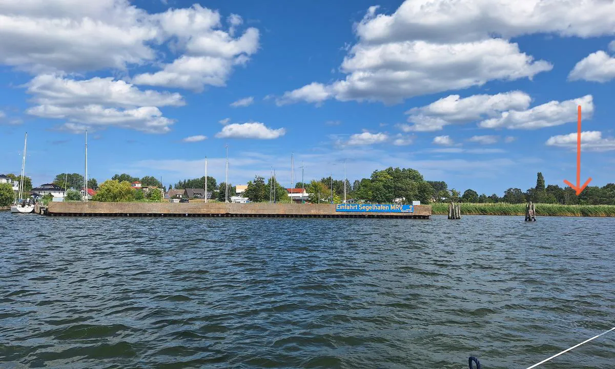 Peenemünde Süd: {"base": "en", "no": "Havneinngang", "se": "Hamnens inlopp", "en": "Harbour entrance", "da": "Havneindl\u00f8b", "fr": "Entr\u00e9e du port", "de": "Hafeneinfahrt", "es": "Entrada al puerto", "it": "Ingresso del porto", "pt": "Entrada do porto", "nl": "Haveningang", "pl": "Wej\u015bcie do portu", "uk": "\u0412\u0445\u0456\u0434 \u0432 \u0433\u0430\u0432\u0430\u043d\u044c", "ro": "Intrarea \u00een port", "tr": "Liman giri\u015fi", "el": "\u0395\u03af\u03c3\u03bf\u03b4\u03bf\u03c2 \u03bb\u03b9\u03bc\u03b1\u03bd\u03b9\u03bf\u03cd", "cs": "Vjezd do p\u0159\u00edstavu", "hu": "Kik\u00f6t\u0151 bej\u00e1rat", "fi": "Sataman sis\u00e4\u00e4nk\u00e4ynti", "bg": "\u0412\u0445\u043e\u0434 \u043d\u0430 \u043f\u0440\u0438\u0441\u0442\u0430\u043d\u0438\u0449\u0435\u0442\u043e", "sr": "Ulaz u luku", "et": "Sisses\u00f5it sadamasse", "lv": "Ostas ieeja", "lt": "Uosto \u012f\u0117jimas"}