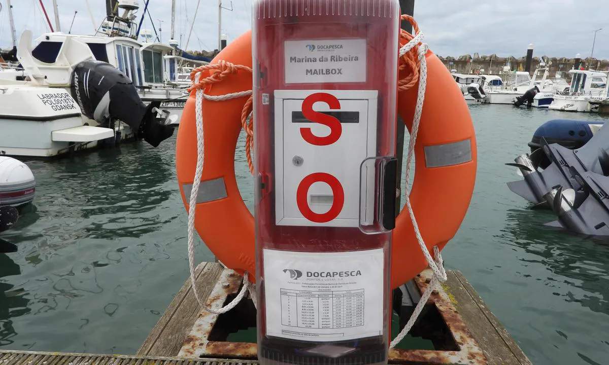 Peniche Marina: {"base": "no", "no": "\"mailboks\" i marinaen  om ikkje betjeninga er her kan ein legge betaling og evnt n\u00f8klar her", "se": "\"postfack\" i marinan om inte personalen \u00e4r h\u00e4r kan man l\u00e4gga betalning och eventuella nycklar h\u00e4r", "en": "\"Mailbox\" in the marina: if the staff is not available, one can leave payment and any keys here.", "da": "\"postkasse\" i marinaen, hvis betjeningen ikke er til stede kan man l\u00e6gge betaling og eventuelle n\u00f8gler her.", "fr": "\"bo\u00eete aux lettres\" dans la marina si le personnel n'est pas l\u00e0, on peut y d\u00e9poser le paiement et \u00e9ventuellement les cl\u00e9s ici", "de": "\"Mailbox\" in der Marina. Wenn das Personal nicht da ist, kann man die Zahlung und ggf. Schl\u00fcssel hier hineinlegen.", "es": "buz\u00f3n de correo", "it": "\"mailboks\" nella marina se il personale non \u00e8 presente, si pu\u00f2 lasciare il pagamento e eventualmente le chiavi qui", "pt": "\"caixa de correio\" na marina se o pessoal n\u00e3o estiver aqui, pode-se deixar o pagamento e eventuais chaves aqui", "nl": "\"mailbox\" in de jachthaven. Als de bemanning hier niet aanwezig is, kunt u hier de betaling en eventuele sleutels achterlaten.", "pl": "\"Skrzynka pocztowa\" w marinie. Je\u015bli obs\u0142uga nie jest obecna, mo\u017cna zostawi\u0107 tutaj p\u0142atno\u015b\u0107 i ewentualnie klucze.", "uk": "\"\u043f\u043e\u0448\u0442\u043e\u0432\u0430 \u0441\u043a\u0440\u0438\u043d\u044c\u043a\u0430\" \u0432 \u043c\u0430\u0440\u0438\u043d\u0456, \u044f\u043a\u0449\u043e \u043e\u0431\u0441\u043b\u0443\u0433\u043e\u0432\u0443\u044e\u0447\u043e\u0433\u043e \u043f\u0435\u0440\u0441\u043e\u043d\u0430\u043b\u0443 \u043d\u0435\u043c\u0430\u0454, \u043c\u043e\u0436\u043d\u0430 \u0437\u0430\u043b\u0438\u0448\u0438\u0442\u0438 \u043e\u043f\u043b\u0430\u0442\u0443 \u0442\u0430, \u043c\u043e\u0436\u043b\u0438\u0432\u043e, \u043a\u043b\u044e\u0447\u0456 \u0442\u0443\u0442", "ro": "cutia po\u0219tal\u0103", "tr": "\"posta kutusu\" marinada e\u011fer g\u00f6revli burada de\u011filse \u00f6deme ve varsa anahtarlar\u0131 buraya b\u0131rakabilirsiniz", "el": "\"\u03b3\u03c1\u03b1\u03bc\u03bc\u03b1\u03c4\u03bf\u03ba\u03b9\u03b2\u03ce\u03c4\u03b9\u03bf\" \u03c3\u03c4\u03b7 \u03bc\u03b1\u03c1\u03af\u03bd\u03b1 \u03b1\u03bd \u03b7 \u03b5\u03be\u03c5\u03c0\u03b7\u03c1\u03ad\u03c4\u03b7\u03c3\u03b7 \u03b4\u03b5\u03bd \u03b5\u03af\u03bd\u03b1\u03b9 \u03b5\u03b4\u03ce \u03bc\u03c0\u03bf\u03c1\u03b5\u03af\u03c4\u03b5 \u03bd\u03b1 \u03b1\u03c6\u03ae\u03c3\u03b5\u03c4\u03b5 \u03c4\u03b7\u03bd \u03c0\u03bb\u03b7\u03c1\u03c9\u03bc\u03ae \u03ba\u03b1\u03b9 \u03c4\u03c5\u03c7\u03cc\u03bd \u03ba\u03bb\u03b5\u03b9\u03b4\u03b9\u03ac \u03b5\u03b4\u03ce", "cs": "\"po\u0161tovn\u00ed schr\u00e1nka\" v p\u0159\u00edstavu; pokud zde nen\u00ed obsluha, m\u016f\u017eete zde zanechat platbu a p\u0159\u00edpadn\u011b kl\u00ed\u010de", "hu": "\"postafi\u00f3k\" a marin\u00e1ban, ha a szem\u00e9lyzet nincs itt, ide lehet helyezni a fizet\u00e9st \u00e9s esetleg a kulcsokat", "fi": "\"postilaatikko\" marinassa, jos henkil\u00f6kuntaa ei ole paikalla, voi maksun ja mahdollisesti avaimet j\u00e4tt\u00e4\u00e4 t\u00e4nne", "bg": "\"\u043f\u043e\u0449\u0435\u043d\u0441\u043a\u0430 \u043a\u0443\u0442\u0438\u044f\" \u0432 \u043c\u0430\u0440\u0438\u043d\u0430\u0442\u0430 \u0430\u043a\u043e \u0441\u043b\u0443\u0436\u0438\u0442\u0435\u043b\u0438\u0442\u0435 \u043d\u0435 \u0441\u0430 \u0442\u0443\u043a, \u043c\u043e\u0436\u0435\u0442\u0435 \u0434\u0430 \u043e\u0441\u0442\u0430\u0432\u0438\u0442\u0435 \u043f\u043b\u0430\u0449\u0430\u043d\u0435\u0442\u043e \u0438 \u0435\u0432\u0435\u043d\u0442\u0443\u0430\u043b\u043d\u043e \u043a\u043b\u044e\u0447\u043e\u0432\u0435\u0442\u0435 \u0442\u0443\u043a", "sr": "\"\u041f\u043e\u0448\u0442\u0430\u043d\u0441\u043a\u043e \u0441\u0430\u043d\u0434\u0430\u0447\u0435\" \u0443 \u043c\u0430\u0440\u0438\u043d\u0438. \u0410\u043a\u043e \u043e\u0441\u043e\u0431\u0459\u0435 \u043d\u0438\u0458\u0435 \u0442\u0443, \u043c\u043e\u0433\u0443 \u0441\u0435 \u043e\u0441\u0442\u0430\u0432\u0438\u0442\u0438 \u0443\u043f\u043b\u0430\u0442\u0430 \u0438 \u0435\u0432\u0435\u043d\u0442\u0443\u0430\u043b\u043d\u043e \u043a\u0459\u0443\u0447\u0435\u0432\u0438 \u043e\u0432\u0434\u0435.", "et": "\"postkast\" jahisadamas, kui t\u00f6\u00f6tajaid ei ole kohal, saab makse ja v\u00f5tmeid siia j\u00e4tta", "lv": "\u201cpasta kast\u012bte\u201d ost\u0101, ja apkalpe nav kl\u0101t, var atst\u0101t maks\u0101jumu un iesp\u0113jamos atsl\u0113gas \u0161eit", "lt": "\"Pa\u0161to d\u0117\u017eut\u0117\" uoste - jei personalo n\u0117ra vietoje, galima \u010dia palikti mokest\u012f ir, jei reikia, raktus."}