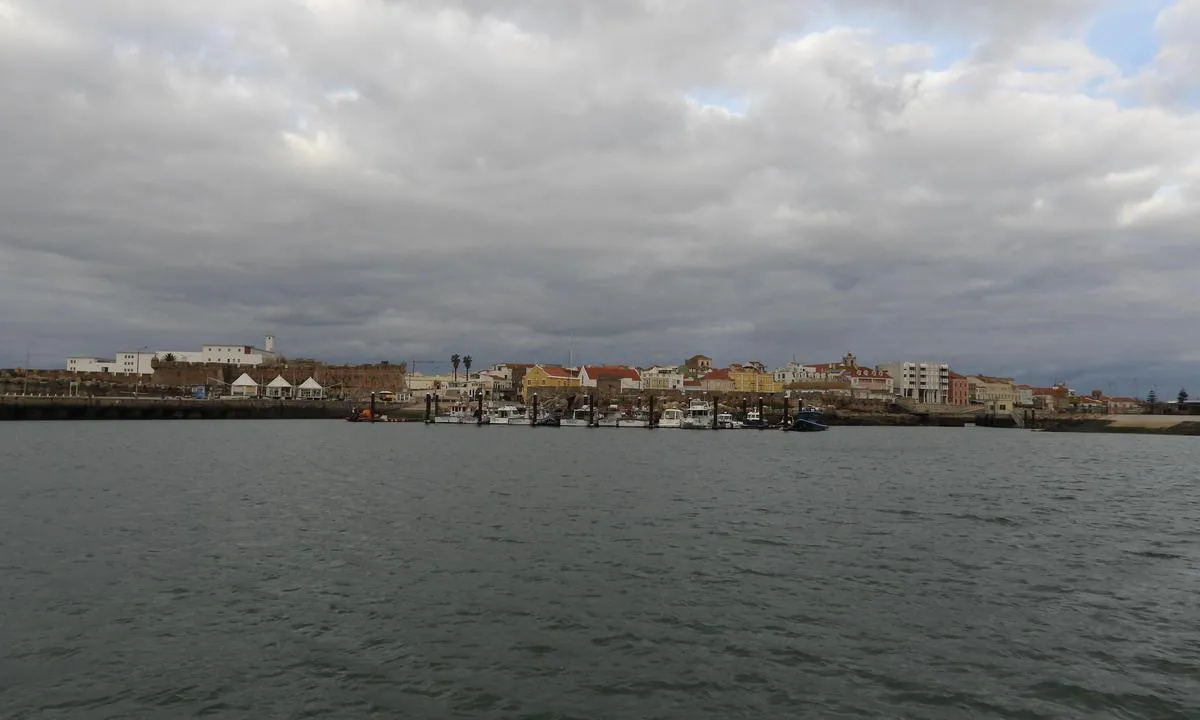 {"base": "no", "no": "Peniche er ein koseleg liten fiskerlandsby med stort innslag av turistar.  Mange  fiskerestauranter og pubar.", "se": "Peniche \u00e4r en mysig liten fiskarby med mycket turister. M\u00e5nga fiskrestauranger och pubar.", "en": "Peniche is a cozy little fishing village with a large influx of tourists. Many seafood restaurants and pubs.", "da": "Peniche er en hyggelig lille fiskerlandsby med et stort indslag af turister. Mange fiskerestauranter og pubber.", "fr": "Peniche est un charmant petit village de p\u00eacheurs tr\u00e8s pris\u00e9 des touristes. Il y a beaucoup de restaurants de poissons et de pubs.", "de": "Peniche ist ein gem\u00fctliches kleines Fischerdorf mit gro\u00dfem Touristenandrang. Viele Fischrestaurants und Pubs.", "es": "Peniche es un peque\u00f1o y acogedor pueblo pesquero con una gran afluencia de turistas. Muchos restaurantes de pescado y pubs.", "it": "Peniche \u00e8 un accogliente piccolo villaggio di pescatori con una grande presenza di turisti. Molti ristoranti di pesce e pub.", "pt": "Peniche \u00e9 uma pequena e acolhedora vila de pescadores com uma grande presen\u00e7a de turistas. Muitos restaurantes de peixe e bares.", "nl": "Peniche is een gezellig klein vissersdorp met veel toeristen. Veel visrestaurants en pubs.", "pl": "Peniche jest urocz\u0105, ma\u0142\u0105 wiosk\u0105 ryback\u0105, kt\u00f3ra cieszy si\u0119 du\u017c\u0105 popularno\u015bci\u0105 w\u015br\u00f3d turyst\u00f3w. Wiele restauracji rybnych i pub\u00f3w.", "uk": "\u041f\u0435\u043d\u0456\u0448\u0435 - \u0446\u0435 \u0437\u0430\u0442\u0438\u0448\u043d\u0435 \u043c\u0430\u043b\u0435\u043d\u044c\u043a\u0435 \u0440\u0438\u0431\u0430\u043b\u044c\u0441\u044c\u043a\u0435 \u0441\u0435\u043b\u0438\u0449\u0435 \u0437 \u0432\u0435\u043b\u0438\u043a\u0438\u043c \u043d\u0430\u043f\u043b\u0438\u0432\u043e\u043c \u0442\u0443\u0440\u0438\u0441\u0442\u0456\u0432. \u0411\u0430\u0433\u0430\u0442\u043e \u0440\u0438\u0431\u043d\u0438\u0445 \u0440\u0435\u0441\u0442\u043e\u0440\u0430\u043d\u0456\u0432 \u0456 \u043f\u0430\u0431\u0456\u0432.", "ro": "Peniche este un mic sat pesc\u0103resc fermec\u0103tor cu o prezen\u021b\u0103 mare de turi\u0219ti. Multe restaurante cu pe\u0219te \u0219i pub-uri.", "tr": "Peniche, b\u00fcy\u00fck \u00f6l\u00e7\u00fcde turistlerin de bulundu\u011fu \u015firin k\u00fc\u00e7\u00fck bir bal\u0131k\u00e7\u0131 k\u00f6y\u00fcd\u00fcr. Bir\u00e7ok bal\u0131k restoran\u0131 ve pub bulunmaktad\u0131r.", "el": "\u0397 \u03a0\u03b5\u03bd\u03af\u03c4\u03c3\u03b5 \u03b5\u03af\u03bd\u03b1\u03b9 \u03ad\u03bd\u03b1 \u03c7\u03b1\u03c1\u03b9\u03c4\u03c9\u03bc\u03ad\u03bd\u03bf \u03bc\u03b9\u03ba\u03c1\u03cc \u03c8\u03b1\u03c1\u03bf\u03c7\u03ce\u03c1\u03b9 \u03bc\u03b5 \u03bc\u03b5\u03b3\u03ac\u03bb\u03b7 \u03c0\u03b1\u03c1\u03bf\u03c5\u03c3\u03af\u03b1 \u03c4\u03bf\u03c5\u03c1\u03b9\u03c3\u03c4\u03ce\u03bd. \u03a0\u03bf\u03bb\u03bb\u03ac \u03c8\u03b1\u03c1\u03bf\u03c4\u03b1\u03b2\u03ad\u03c1\u03bd\u03b5\u03c2 \u03ba\u03b1\u03b9 \u03c0\u03b1\u03bc\u03c0.", "cs": "Peniche je \u00fatuln\u00e1 mal\u00e1 ryb\u00e1\u0159sk\u00e1 vesnice s velk\u00fdm pod\u00edlem turist\u016f. Mnoho ryb\u00edch restaurac\u00ed a hospod.", "hu": "Peniche egy hangulatos kis hal\u00e1szfalu, sok turist\u00e1val. Rengeteg hal\u00e9tterem \u00e9s kocsma tal\u00e1lhat\u00f3 itt.", "fi": "Peniche on vieh\u00e4tt\u00e4v\u00e4 pieni kalastajakyl\u00e4, jossa on runsaasti turisteja. Monet kalastusravintolat ja pubit.", "bg": "\u041f\u0435\u043d\u0438\u0448\u0435 \u0435 \u0443\u044e\u0442\u043d\u043e \u043c\u0430\u043b\u043a\u043e \u0440\u0438\u0431\u0430\u0440\u0441\u043a\u043e \u0441\u0435\u043b\u0438\u0449\u0435 \u0441 \u0433\u043e\u043b\u044f\u043c \u0431\u0440\u043e\u0439 \u0442\u0443\u0440\u0438\u0441\u0442\u0438. \u041c\u043d\u043e\u0433\u043e \u0440\u0438\u0431\u043d\u0438 \u0440\u0435\u0441\u0442\u043e\u0440\u0430\u043d\u0442\u0438 \u0438 \u043f\u044a\u0431\u043e\u0432\u0435.", "sr": "Peniche \u0458\u0435 \u0458\u0435\u0434\u043d\u043e \u043b\u0435\u043f\u043e \u043c\u0430\u043b\u043e \u0440\u0438\u0431\u0430\u0440\u0441\u043a\u043e \u043c\u0435\u0441\u0442\u043e \u0441\u0430 \u043c\u043d\u043e\u0433\u0438\u043c \u0442\u0443\u0440\u0438\u0441\u0442\u0438\u043c\u0430. \u041c\u043d\u043e\u0433\u0438 \u0440\u0438\u0431\u0459\u0438 \u0440\u0435\u0441\u0442\u043e\u0440\u0430\u043d\u0438 \u0438 \u043f\u0443\u0431\u043e\u0432\u0438.", "et": "Peniche on m\u00f5nus v\u00e4ike kalurik\u00fcla, kus on palju turiste. Palju kalarestorane ja pubisid.", "lv": "Peniche ir jauks mazs zvejnieku ciemats ar daudziem t\u016bristiem. Daudz\u0101s zivju restor\u0101n\u0113s un pubos.", "lt": "Peniche yra jaukus nedidelis \u017evej\u0173 kaimelis su daugybe turist\u0173. Daugyb\u0117 \u017euvies restoran\u0173 ir bar\u0173."}