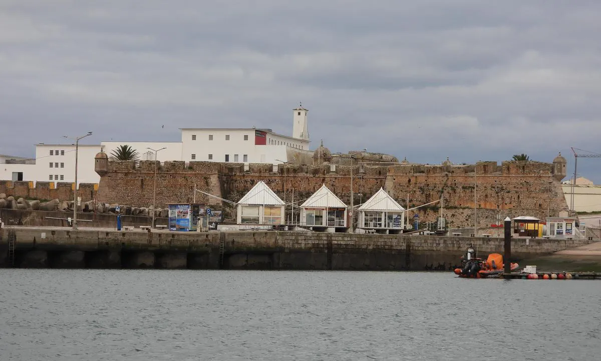 Peniche Marina: {"base": "no", "no": "Havnekontor og dei andre fasilitetane er i den mitterste \"pyramiden\"", "se": "Hamnkontor och de andra faciliteterna finns i den mittersta 'pyramiden'", "en": "Harbour office and the other facilities are in the middle \"pyramid\"", "da": "Havnekontor og de andre faciliteter er i den midterste \"pyramiden\"", "fr": "Le bureau du port et les autres installations se trouvent dans la \u00ab pyramide \u00bb du milieu", "de": "Das Hafenb\u00fcro und die anderen Einrichtungen befinden sich in der mittleren \u201ePyramide\u201c.", "es": "Oficina portuaria y las otras instalaciones est\u00e1n en la <i>pir\u00e1mide</i> del medio", "it": "L'ufficio portuale e le altre strutture sono nella 'piramide' centrale", "pt": "O escrit\u00f3rio do porto e as outras instala\u00e7\u00f5es est\u00e3o na \"pir\u00e2mide\" do meio", "nl": "Het havenkantoor en de andere faciliteiten bevinden zich in de middelste 'piramide'", "pl": "Biuro portu i inne udogodnienia znajduj\u0105 si\u0119 w \u015brodkowej \u201epiramidzie\u201d", "uk": "\u0413\u0430\u0432\u0430\u043d\u043d\u0435 \u0443\u043f\u0440\u0430\u0432\u043b\u0456\u043d\u043d\u044f \u0442\u0430 \u0456\u043d\u0448\u0456 \u0437\u0440\u0443\u0447\u043d\u043e\u0441\u0442\u0456 \u0440\u043e\u0437\u0442\u0430\u0448\u043e\u0432\u0430\u043d\u0456 \u0432 \u0441\u0435\u0440\u0435\u0434\u043d\u0456\u0439 \u00ab\u043f\u0456\u0440\u0430\u043c\u0456\u0434\u0456\u00bb", "ro": "Biroul portuar \u0219i celelalte facilit\u0103\u021bi se afl\u0103 \u00een \u201epiramida\u201d din mijloc", "tr": "Liman ofisi ve di\u011fer tesisler orta \"piramit\"tedir", "el": "\u03a4\u03bf \u03b3\u03c1\u03b1\u03c6\u03b5\u03af\u03bf \u03bb\u03b9\u03bc\u03ad\u03bd\u03b1 \u03ba\u03b1\u03b9 \u03bf\u03b9 \u03ac\u03bb\u03bb\u03b5\u03c2 \u03b5\u03b3\u03ba\u03b1\u03c4\u03b1\u03c3\u03c4\u03ac\u03c3\u03b5\u03b9\u03c2 \u03b2\u03c1\u03af\u03c3\u03ba\u03bf\u03bd\u03c4\u03b1\u03b9 \u03c3\u03c4\u03b7 \u03bc\u03b5\u03c3\u03b1\u03af\u03b1 \"\u03c0\u03c5\u03c1\u03b1\u03bc\u03af\u03b4\u03b1\"", "cs": "P\u0159\u00edstavn\u00ed kancel\u00e1\u0159 a ostatn\u00ed za\u0159\u00edzen\u00ed jsou ve st\u0159edn\u00ed 'pyramid\u011b'", "hu": "A kik\u00f6t\u0151i iroda \u00e9s a t\u00f6bbi l\u00e9tes\u00edtm\u00e9ny a k\u00f6z\u00e9ps\u0151 \u201epiramisban\u201d tal\u00e1lhat\u00f3.", "fi": "Satamatoimisto ja muut tilat sijaitsevat keskimm\u00e4isess\u00e4 \"pyramidissa\"", "bg": "\u041f\u0440\u0438\u0441\u0442\u0430\u043d\u0438\u0449\u043d\u0430\u0442\u0430 \u0430\u0434\u043c\u0438\u043d\u0438\u0441\u0442\u0440\u0430\u0446\u0438\u044f \u0438 \u0434\u0440\u0443\u0433\u0438\u0442\u0435 \u0441\u044a\u043e\u0440\u044a\u0436\u0435\u043d\u0438\u044f \u0441\u0435 \u043d\u0430\u043c\u0438\u0440\u0430\u0442 \u0432 \u0441\u0440\u0435\u0434\u043d\u0430\u0442\u0430 \"\u043f\u0438\u0440\u0430\u043c\u0438\u0434\u0430\"", "sr": "Lu\u010dki ured i ostale pogodnosti se nalaze u srednjoj \u201epiramidi\u201c", "et": "Sadamab\u00fcroo ja muud rajatised asuvad keskmises 'p\u00fcramiidis'", "lv": "Ostas birojs un citas labier\u012bc\u012bbas atrodas vid\u0113j\u0101", "lt": "Uosto biuras ir kiti patogumai yra vidurin\u0117je \u201epiramid\u0117je\u201c"}