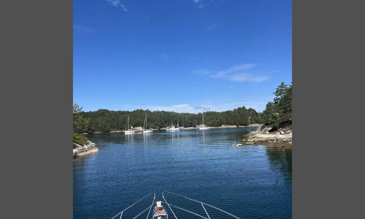 {"base": "no", "no": "Pilapollen en solrik dag. Sk\u00f8yta vi ser ligger til flytebryggen hvor vi ogs\u00e5 la oss.", "se": "Pilapollen en solig dag. Skutan vi ser ligger vid flytbryggan d\u00e4r vi ocks\u00e5 lade oss till.", "en": "Pilapollen on a sunny day. The skiff we see is moored to the floating dock where we also berthed.", "da": "Pilapollen en solrig dag. Skib vi ser ligger ved flydebroen hvor vi ogs\u00e5 lagde os.", "fr": "Pilapollen par une journ\u00e9e ensoleill\u00e9e. La go\u00e9lette que nous voyons est amarr\u00e9e au ponton flottant o\u00f9 nous nous sommes \u00e9galement amarr\u00e9s.", "de": "Pilapollen an einem sonnigen Tag. Das Schiff, das wir sehen, liegt an dem Schwimmsteg, an den wir uns auch gelegt haben.", "es": "Pilapollen en un d\u00eda soleado. El balandro que vemos est\u00e1 atracado en el muelle flotante donde tambi\u00e9n nos amarramos.", "it": "Pilapollen in una giornata soleggiata. La goletta che vediamo \u00e8 ormeggiata al pontile galleggiante, dove ci siamo anche fermati.", "pt": "Pilapollen em um dia ensolarado. O veleiro que vemos est\u00e1 ancorado no cais flutuante onde n\u00f3s tamb\u00e9m atracamos.", "nl": "Pilapollen en een zonnige dag. De schoener die we zien ligt aan de drijvende steiger waar wij ons ook aangemeerd hebben.", "pl": "Pilapollen w s\u0142oneczny dzie\u0144. Szalupa, kt\u00f3r\u0105 widzimy, znajduje si\u0119 przy p\u0142ywaj\u0105cym pomo\u015bcie, przy kt\u00f3rym r\u00f3wnie\u017c si\u0119 zatrzymali\u015bmy.", "uk": "\u041f\u0456\u043b\u0430\u043f\u043e\u043b\u043b\u0435\u043d \u0432 \u0441\u043e\u043d\u044f\u0447\u043d\u0438\u0439 \u0434\u0435\u043d\u044c. \u0428\u0445\u0443\u043d\u0430, \u044f\u043a\u0443 \u043c\u0438 \u0431\u0430\u0447\u0438\u043c\u043e, \u043f\u0440\u0438\u0448\u0432\u0430\u0440\u0442\u043e\u0432\u0430\u043d\u0430 \u0434\u043e \u043f\u043b\u0430\u0432\u0443\u0447\u043e\u0433\u043e \u043f\u0440\u0438\u0447\u0430\u043b\u0443, \u0434\u0435 \u043c\u0438 \u0442\u0435\u0436 \u0437\u0443\u043f\u0438\u043d\u0438\u043b\u0438\u0441\u044f.", "ro": "Pilapollen \u00eentr-o zi \u00eensorit\u0103. Barca pe care o vedem este acostat\u0103 la pontonul plutitor unde ne-am ancorat \u0219i noi.", "tr": "G\u00fcne\u015fli bir g\u00fcnde Pilapollen. G\u00f6rd\u00fc\u011f\u00fcm\u00fcz yelkenli, bizim de yana\u015ft\u0131\u011f\u0131m\u0131z y\u00fczer iskelede bulunuyor.", "el": "\u03a0\u03b9\u03bb\u03b1\u03c0\u03cc\u03bb\u03bb\u03b5\u03bd \u03bc\u03b9\u03b1 \u03b7\u03bb\u03b9\u03cc\u03bb\u03bf\u03c5\u03c3\u03c4\u03b7 \u03bc\u03ad\u03c1\u03b1. \u03a4\u03bf \u03c3\u03ba\u03ac\u03c6\u03bf\u03c2 \u03c0\u03bf\u03c5 \u03b2\u03bb\u03ad\u03c0\u03bf\u03c5\u03bc\u03b5 \u03b5\u03af\u03bd\u03b1\u03b9 \u03b4\u03b5\u03bc\u03ad\u03bd\u03bf \u03c3\u03c4\u03b7 \u03c0\u03bb\u03c9\u03c4\u03ae \u03b1\u03c0\u03bf\u03b2\u03ac\u03b8\u03c1\u03b1 \u03cc\u03c0\u03bf\u03c5 \u03b4\u03ad\u03c3\u03b1\u03bc\u03b5 \u03ba\u03b1\u03b9 \u03b5\u03bc\u03b5\u03af\u03c2.", "cs": "Pilapollen za slune\u010dn\u00e9ho dne. \u0160kuner, kter\u00fd vid\u00edme, je zakotven u plovouc\u00edho mola, kde jsme tak\u00e9 zakotvili.", "hu": "Pilapollen egy napf\u00e9nyes napon. A vitorl\u00e1s, amit l\u00e1tunk, a lebeg\u0151 m\u00f3l\u00f3n\u00e1l helyezkedik el, ahol mi is kik\u00f6t\u00f6tt\u00fcnk.", "fi": "Pilapollen aurinkoisena p\u00e4iv\u00e4n\u00e4. Kuvassa n\u00e4kyv\u00e4 kaljaasi on kiinnittyneen\u00e4 kelluvalaituriin, johon my\u00f6s me kiinnityimme.", "bg": "\u041f\u0438\u043b\u0430\u043f\u043e\u043b\u0435\u043d \u043d\u0430 \u0441\u043b\u044a\u043d\u0447\u0435\u0432 \u0434\u0435\u043d. \u041c\u0430\u043b\u043a\u0430\u0442\u0430 \u044f\u0445\u0442\u0430, \u043a\u043e\u044f\u0442\u043e \u0432\u0438\u0436\u0434\u0430\u043c\u0435, \u0435 \u0437\u0430\u0432\u044a\u0440\u0437\u0430\u043d\u0430 \u0437\u0430 \u043f\u043b\u0430\u0432\u0430\u0449\u043e\u0442\u043e \u043a\u0435\u0439\u0447\u0435, \u043a\u044a\u0434\u0435\u0442\u043e \u0438 \u043d\u0438\u0435 \u0441\u0435 \u043f\u0440\u0438\u0432\u044a\u0440\u0437\u0430\u0445\u043c\u0435.", "sr": "Pilapollen tokom sun\u010danog dana. Jedrenjak koji vidimo je privezano uz plutaju\u0107i gat gde smo se i mi usidrili.", "et": "Pilapollen p\u00e4ikesepaistelisel p\u00e4eval. Sk\u00f8yt kanname me n\u00e4eme, on seotud ujuksildade juurde, kuhu ka meie end kinnitasime.", "lv": "Pilapolene saulain\u0101 dien\u0101. \u0160kutere, kuru redzam, ir pie piest\u0101tnes, kur m\u0113s ar\u012b piest\u0101j\u0101m.", "lt": "Pilapollen saul\u0117t\u0105 dien\u0105. Burlaivis, kur\u012f matome, stovi prie pl\u016bduriuojan\u010dios prieplaukos, kur mes taip pat prisi\u0161vartavome."}