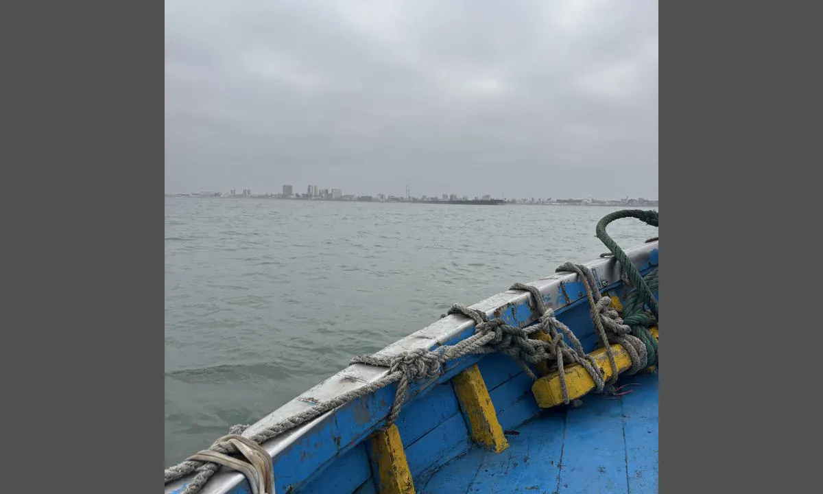 Pimentel - Chiclayo: {"base": "no", "no": "Tatt i Taxi b\u00e5t p\u00e5 vei mot land", "se": "Tagen i taxib\u00e5t p\u00e5 v\u00e4g mot land", "en": "Taken by taxi boat on the way to shore", "da": "Taget i Taxab\u00e5d p\u00e5 vej mod land", "fr": "Pris en taxi bateau en route vers la terre", "de": "Mit dem Taxiboot auf dem Weg zum Land", "es": "Tomado en taxi acu\u00e1tico de camino hacia tierra", "it": "Preso in taxi boat verso la terraferma", "pt": "Pegado um t\u00e1xi barco a caminho da terra", "nl": "Met de taxiboot naar de wal gebracht", "pl": "Zabrano w taks\u00f3wce wodnej w drodze na l\u0105d", "uk": "\u0412\u0437\u044f\u0442\u043e \u0432 \u0442\u0430\u043a\u0441\u0456 \u043d\u0430 \u0447\u043e\u0432\u043d\u0456 \u043f\u043e \u0448\u043b\u044f\u0445\u0443 \u0434\u043e \u0431\u0435\u0440\u0435\u0433\u0430", "ro": "Luate cu taxiul pe mare \u00een drum spre \u021b\u0103rm", "tr": "Kara yolunda bir taksi botunda al\u0131nd\u0131", "el": "\u03a0\u03ae\u03c1\u03b5 \u03c4\u03b1\u03be\u03af-\u03b2\u03ac\u03c1\u03ba\u03b1 \u03ba\u03b1\u03b8\u03ce\u03c2 \u03c0\u03ae\u03b3\u03b1\u03b9\u03bd\u03b5 \u03c0\u03c1\u03bf\u03c2 \u03c4\u03b7\u03bd \u03b1\u03ba\u03c4\u03ae", "cs": "Vzato v taxi lodi na cest\u011b k zemi", "hu": "Taxihaj\u00f3ra sz\u00e1lltunk a part fel\u00e9", "fi": "Otti taksiveneen matkalla maihin", "bg": "\u0412\u0437\u0435\u0442\u043e \u0441 \u0442\u0430\u043a\u0441\u0438 \u043b\u043e\u0434\u043a\u0430 \u043f\u043e \u043f\u044a\u0442\u044f \u043a\u044a\u043c \u0431\u0440\u0435\u0433\u0430", "sr": "\u0423\u0437\u0435\u0442 \u0442\u0430\u043a\u0441\u0438 \u0447\u0430\u043c\u0446\u0435\u043c \u043d\u0430 \u043f\u0443\u0442\u0443 \u043a\u0430 \u043e\u0431\u0430\u043b\u0438", "et": "V\u00f5etud taksipaadiga teel maale", "lv": "Iek\u0101pa taksometru laiv\u0101 ce\u013c\u0101 uz sauszemi", "lt": "Paimtas taksi laive pakeliui \u012f krant\u0105"}