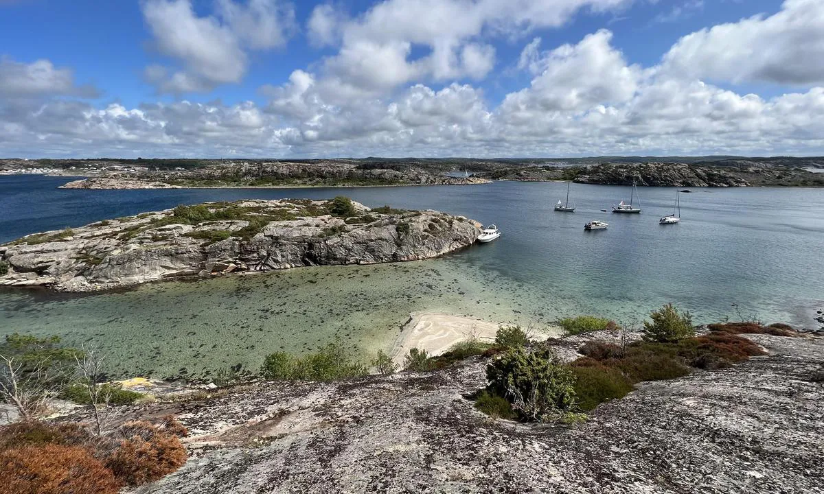 Pinnö: Fin strand, noen longsideplasser og god holdbunn for svai.