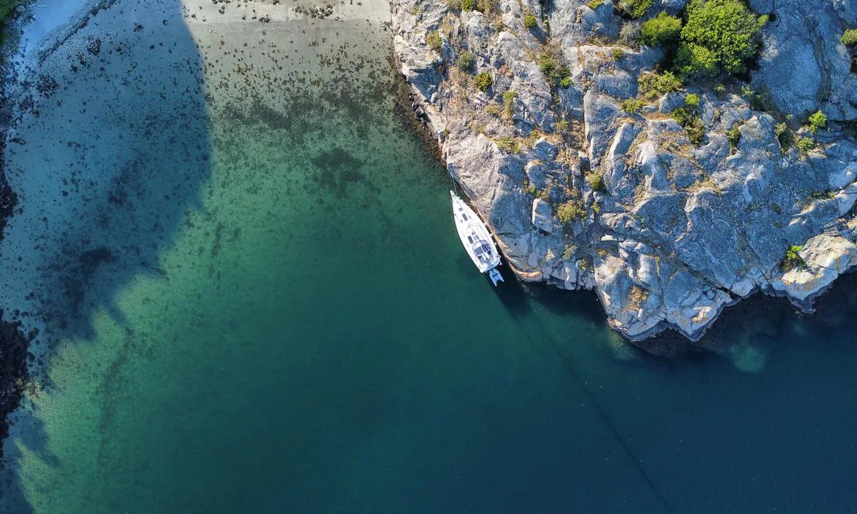 Sailboat moored alongside rocks on Pinnö.