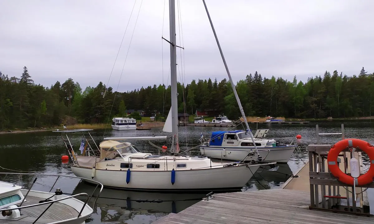 Pirttisaari: Old military island, now a days protected. Free harbour, if it's full it's possible to anchor. Nice hiking, toilets.