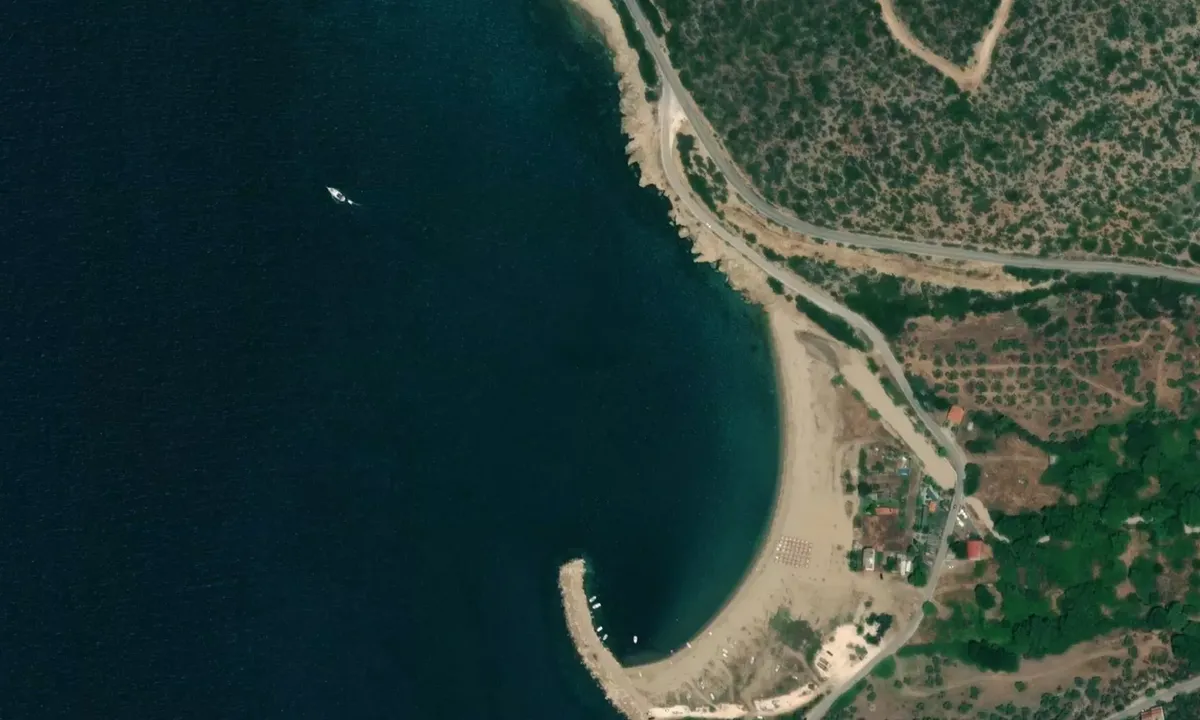Satelite image of Platanes Beach