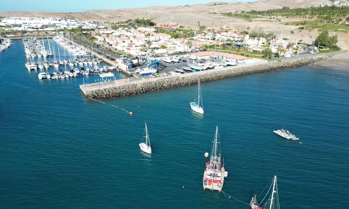 Playa de Pasito Blanco: {"base": "no", "no": "Ankringsplassen ligger rett utenfor havna i Paciti Blanco", "se": "Ankarsplatsen ligger precis utanf\u00f6r hamnen i Paciti Blanco", "en": "The anchorage is located just outside the harbor in Paciti Blanco", "da": "Ankerpladsen ligger lige uden for havnen i Paciti Blanco", "fr": "La zone de mouillage se trouve juste \u00e0 l'ext\u00e9rieur du port de Paciti Blanco", "de": "Der Ankerplatz liegt direkt au\u00dferhalb des Hafens in Paciti Blanco.", "es": "El lugar de anclaje se encuentra justo fuera del puerto en Paciti Blanco", "it": "L'ancoraggio si trova proprio al di fuori del porto di Paciti Blanco", "pt": "O local de ancoragem fica logo fora do porto em Paciti Blanco", "nl": "De ankerplaats ligt net buiten de haven van Paciti Blanco", "pl": "Miejsce kotwiczenia znajduje si\u0119 tu\u017c przed portem w Paciti Blanco", "uk": "\u041c\u0456\u0441\u0446\u0435 \u0434\u043b\u044f \u044f\u043a\u0456\u0440\u043d\u043e\u0457 \u0441\u0442\u043e\u044f\u043d\u043a\u0438 \u0437\u043d\u0430\u0445\u043e\u0434\u0438\u0442\u044c\u0441\u044f \u043f\u0440\u044f\u043c\u043e \u0437\u0430 \u043c\u0435\u0436\u0430\u043c\u0438 \u0433\u0430\u0432\u0430\u043d\u0456 \u0432 Paciti Blanco", "ro": "Locul de ancorare se afl\u0103 chiar \u00een afara portului \u00een Paciti Blanco", "tr": "Demirleme yeri, Paciti Blanco liman\u0131n\u0131n hemen d\u0131\u015f\u0131nda yer almaktad\u0131r.", "el": "\u039f \u03c7\u03ce\u03c1\u03bf\u03c2 \u03b1\u03b3\u03ba\u03c5\u03c1\u03bf\u03b2\u03bf\u03bb\u03af\u03b1\u03c2 \u03b2\u03c1\u03af\u03c3\u03ba\u03b5\u03c4\u03b1\u03b9 \u03b1\u03ba\u03c1\u03b9\u03b2\u03ce\u03c2 \u03ad\u03be\u03c9 \u03b1\u03c0\u03cc \u03c4\u03bf \u03bb\u03b9\u03bc\u03ac\u03bd\u03b9 \u03c3\u03c4\u03bf Paciti Blanco", "cs": "Kotvi\u0161t\u011b se nach\u00e1z\u00ed p\u0159\u00edmo p\u0159ed p\u0159\u00edstavem v Paciti Blanco", "hu": "A horgonyz\u00f3hely k\u00f6zvetlen\u00fcl Paciti Blanco kik\u00f6t\u0151je el\u0151tt tal\u00e1lhat\u00f3", "fi": "Ankkuripaikka on aivan sataman ulkopuolella Paciti Blancossa", "bg": "\u041c\u044f\u0441\u0442\u043e\u0442\u043e \u0437\u0430 \u0437\u0430\u043a\u043e\u0442\u0432\u044f\u043d\u0435 \u0441\u0435 \u043d\u0430\u043c\u0438\u0440\u0430 \u0442\u043e\u0447\u043d\u043e \u0438\u0437\u0432\u044a\u043d \u043f\u0440\u0438\u0441\u0442\u0430\u043d\u0438\u0449\u0435\u0442\u043e \u0432 \u041f\u0430\u0447\u0438\u0442\u0438 \u0411\u043b\u0430\u043d\u043a\u043e", "sr": "\u041c\u0435\u0441\u0442\u043e \u0437\u0430 \u0441\u0438\u0434\u0440\u0435\u045a\u0435 \u0441\u0435 \u043d\u0430\u043b\u0430\u0437\u0438 \u043e\u0434\u043c\u0430\u0445 \u0438\u0441\u043f\u0440\u0435\u0434 \u043b\u0443\u043a\u0435 \u0443 \u041f\u0430\u045b\u0438\u0442\u0438 \u0411\u043b\u0430\u043d\u043a\u043e", "et": "Ankrumispaik asub vahetult v\u00e4ljaspool Paciti Blanco sadamat", "lv": "Enkurs vieta atrodas tie\u0161i \u0101rpus ostas Paciti Blanco", "lt": "Inkaro vieta yra tiesiai u\u017e uosto Paciti Blanco"}