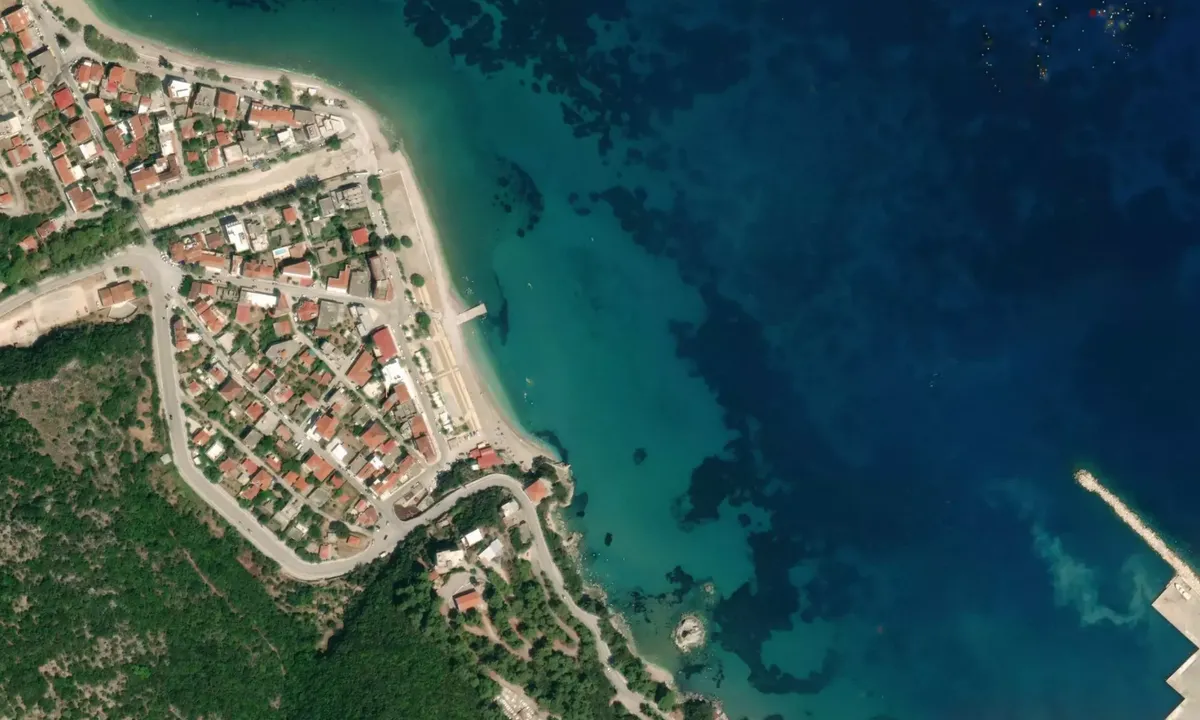 Flyfoto av Poros Anchorage